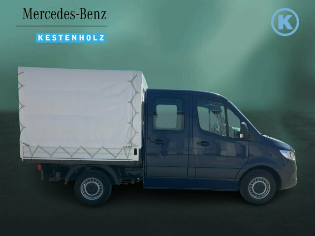 Interne Fahrzeugnr.:: 0923840Ausstattungslinien und -Pakete:  Basic,   Ladepaket Instrumententafel,   Modellgeneration 0Exterieur:  6-Gang-Schaltgetriebe ECO Gear,   AdBlue-Einfülldeckel abschliessbar,   Anhängersteckdose 13-Polig,   Außenspiegel heizbar und elektrisch verstellbar,   Baureihe C907 / C910 Sprinter,   Baureihe C907 VS30 RWD,   Einfülldeckel Diesel in rot,   Fahrgestell mit Doppelkabine,   Generator 14 V / 250 A,   Geräuschmaßnahmen,   Gewichtsvariante 3.190 kg,   Haupttank 71 Liter,   Inland - Code,   Komplettfahrzeug,   Leiterträger hinter Fahrerhaus,   Länderausführung EU - EFTA - UK,   Längsträgerverstärkung,   Pritsche mit Alubordwänden,   Querträger für Anhängerkupplung,   Reserveradhalter unter Rahmenende,   Rohbaumaßnahmen zusätzlich,   Steckdose im Fahrerhaus,   Steuercode Umstellung WLTP,   Steuercode Werk 065,   Vliesbatterie 12 V 92 Ah,   Vorrüstung Schalterfeld,   Wegfall Parklicht,   Wärmed. Glas mit Bandfilter an der FrontscheibeInterieur:  Ablagefach unter Cockpit,   Ablage über Frontscheibe,   Armlehne für Beifahrersitz,   Armlehne für Fahrersitz,   Bedienung Tachograph vorn unter Dachhimmel,   Beifahreroptimierte Schaltkonsole,   Beifahrersitz verstellbar,   ECE-Ausführung,   Kleiderhaken im Fahrgastraum,   Klemmleiste für Elektroanschluss,   Komfort Fahrersitz,   Linkslenker,   Lordosenstütze Fahrersitz,   Schaltpunktanzeige,   Sitzbelegungserkennung Fahrersitz,   Stoff Maturin schwarz,   Tachometer km/h,   Vorrüstung Intelligenter Tachograf EUMultimedia:  Digitales Extra: Remote Services Plus,   Digitales Radio (DAB),   Kommunikationsmodul (LTE) für digitale Dienste,   MBUX Multimediasystem mit 7 Zoll Touchscreen,   Mercedes-Benz NotrufsystemKomfort und Umwelt:  Abgasreinigung SCR Generation 4,   Aussentemperaturanzeige,   Berganfahrhilfe,   ECO Start-Stop Funktion,   Emissionsklasse Euro 6d N1 GR.III/N2,   Fahrlichtassistent,   Fahrwerk für Komfort und Ladegutschonung,   Hydraulik - Wagenheber,   Lenkrad in Neigung und Höhe verstellbar,   Mercedes-Benz MobiloVan mit DSB und GgD,   Multifunktionslenkrad,   Regensensor,   Seitenwind-Assistent,   Starthilfe - Kontakt,   TempomatSicherheit:  Adaptives Bremslicht,   Airbag Fahrer,   Beifahrerairbag,   Gurtwarneinrichtung für Beifahrer,   Gurtwarneinrichtung für Fahrersitz,   Gurtwarneinrichtung für Fondbestuhlung,   Verbandtasche,   Warndreieck,   Wet Wiper SystemZustand/Papiere:  COC-Papiere,   Premiumschutz Reifen (3 Jahre),   Zulassung N1Weiteres:  230 V Steckdose,   Europa,   Fertigung Ludwigsfelde,   halbautomatisch geregelt Klimaanlage TEMPMATIC,   Hersteller Mercedes-Benz AG,   OM 654 DE 20 LA 110 kW (150 PS) 3800/min,   Pannenmanagement,   Schilder / Druckschriften deutsch,   Standard,   Steuercode -  BZM Prüfung,   Achsübersetzung i = 4,182,   Änderungsjahr G1-II.