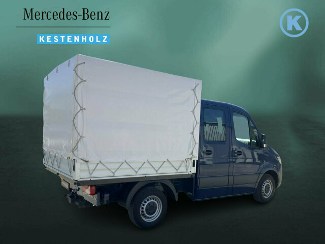 Interne Fahrzeugnr.:: 0923840Ausstattungslinien und -Pakete:  Basic,   Ladepaket Instrumententafel,   Modellgeneration 0Exterieur:  6-Gang-Schaltgetriebe ECO Gear,   AdBlue-Einfülldeckel abschliessbar,   Anhängersteckdose 13-Polig,   Außenspiegel heizbar und elektrisch verstellbar,   Baureihe C907 / C910 Sprinter,   Baureihe C907 VS30 RWD,   Einfülldeckel Diesel in rot,   Fahrgestell mit Doppelkabine,   Generator 14 V / 250 A,   Geräuschmaßnahmen,   Gewichtsvariante 3.190 kg,   Haupttank 71 Liter,   Inland - Code,   Komplettfahrzeug,   Leiterträger hinter Fahrerhaus,   Länderausführung EU - EFTA - UK,   Längsträgerverstärkung,   Pritsche mit Alubordwänden,   Querträger für Anhängerkupplung,   Reserveradhalter unter Rahmenende,   Rohbaumaßnahmen zusätzlich,   Steckdose im Fahrerhaus,   Steuercode Umstellung WLTP,   Steuercode Werk 065,   Vliesbatterie 12 V 92 Ah,   Vorrüstung Schalterfeld,   Wegfall Parklicht,   Wärmed. Glas mit Bandfilter an der FrontscheibeInterieur:  Ablagefach unter Cockpit,   Ablage über Frontscheibe,   Armlehne für Beifahrersitz,   Armlehne für Fahrersitz,   Bedienung Tachograph vorn unter Dachhimmel,   Beifahreroptimierte Schaltkonsole,   Beifahrersitz verstellbar,   ECE-Ausführung,   Kleiderhaken im Fahrgastraum,   Klemmleiste für Elektroanschluss,   Komfort Fahrersitz,   Linkslenker,   Lordosenstütze Fahrersitz,   Schaltpunktanzeige,   Sitzbelegungserkennung Fahrersitz,   Stoff Maturin schwarz,   Tachometer km/h,   Vorrüstung Intelligenter Tachograf EUMultimedia:  Digitales Extra: Remote Services Plus,   Digitales Radio (DAB),   Kommunikationsmodul (LTE) für digitale Dienste,   MBUX Multimediasystem mit 7 Zoll Touchscreen,   Mercedes-Benz NotrufsystemKomfort und Umwelt:  Abgasreinigung SCR Generation 4,   Aussentemperaturanzeige,   Berganfahrhilfe,   ECO Start-Stop Funktion,   Emissionsklasse Euro 6d N1 GR.III/N2,   Fahrlichtassistent,   Fahrwerk für Komfort und Ladegutschonung,   Hydraulik - Wagenheber,   Lenkrad in Neigung und Höhe verstellbar,   Mercedes-Benz MobiloVan mit DSB und GgD,   Multifunktionslenkrad,   Regensensor,   Seitenwind-Assistent,   Starthilfe - Kontakt,   TempomatSicherheit:  Adaptives Bremslicht,   Airbag Fahrer,   Beifahrerairbag,   Gurtwarneinrichtung für Beifahrer,   Gurtwarneinrichtung für Fahrersitz,   Gurtwarneinrichtung für Fondbestuhlung,   Verbandtasche,   Warndreieck,   Wet Wiper SystemZustand/Papiere:  COC-Papiere,   Premiumschutz Reifen (3 Jahre),   Zulassung N1Weiteres:  230 V Steckdose,   Europa,   Fertigung Ludwigsfelde,   halbautomatisch geregelt Klimaanlage TEMPMATIC,   Hersteller Mercedes-Benz AG,   OM 654 DE 20 LA 110 kW (150 PS) 3800/min,   Pannenmanagement,   Schilder / Druckschriften deutsch,   Standard,   Steuercode -  BZM Prüfung,   Achsübersetzung i = 4,182,   Änderungsjahr G1-II.