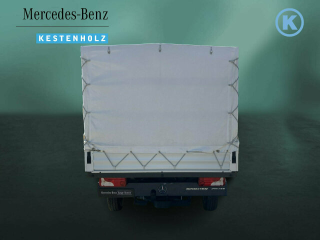 Interne Fahrzeugnr.:: 0923840Ausstattungslinien und -Pakete:  Basic,   Ladepaket Instrumententafel,   Modellgeneration 0Exterieur:  6-Gang-Schaltgetriebe ECO Gear,   AdBlue-Einfülldeckel abschliessbar,   Anhängersteckdose 13-Polig,   Außenspiegel heizbar und elektrisch verstellbar,   Baureihe C907 / C910 Sprinter,   Baureihe C907 VS30 RWD,   Einfülldeckel Diesel in rot,   Fahrgestell mit Doppelkabine,   Generator 14 V / 250 A,   Geräuschmaßnahmen,   Gewichtsvariante 3.190 kg,   Haupttank 71 Liter,   Inland - Code,   Komplettfahrzeug,   Leiterträger hinter Fahrerhaus,   Länderausführung EU - EFTA - UK,   Längsträgerverstärkung,   Pritsche mit Alubordwänden,   Querträger für Anhängerkupplung,   Reserveradhalter unter Rahmenende,   Rohbaumaßnahmen zusätzlich,   Steckdose im Fahrerhaus,   Steuercode Umstellung WLTP,   Steuercode Werk 065,   Vliesbatterie 12 V 92 Ah,   Vorrüstung Schalterfeld,   Wegfall Parklicht,   Wärmed. Glas mit Bandfilter an der FrontscheibeInterieur:  Ablagefach unter Cockpit,   Ablage über Frontscheibe,   Armlehne für Beifahrersitz,   Armlehne für Fahrersitz,   Bedienung Tachograph vorn unter Dachhimmel,   Beifahreroptimierte Schaltkonsole,   Beifahrersitz verstellbar,   ECE-Ausführung,   Kleiderhaken im Fahrgastraum,   Klemmleiste für Elektroanschluss,   Komfort Fahrersitz,   Linkslenker,   Lordosenstütze Fahrersitz,   Schaltpunktanzeige,   Sitzbelegungserkennung Fahrersitz,   Stoff Maturin schwarz,   Tachometer km/h,   Vorrüstung Intelligenter Tachograf EUMultimedia:  Digitales Extra: Remote Services Plus,   Digitales Radio (DAB),   Kommunikationsmodul (LTE) für digitale Dienste,   MBUX Multimediasystem mit 7 Zoll Touchscreen,   Mercedes-Benz NotrufsystemKomfort und Umwelt:  Abgasreinigung SCR Generation 4,   Aussentemperaturanzeige,   Berganfahrhilfe,   ECO Start-Stop Funktion,   Emissionsklasse Euro 6d N1 GR.III/N2,   Fahrlichtassistent,   Fahrwerk für Komfort und Ladegutschonung,   Hydraulik - Wagenheber,   Lenkrad in Neigung und Höhe verstellbar,   Mercedes-Benz MobiloVan mit DSB und GgD,   Multifunktionslenkrad,   Regensensor,   Seitenwind-Assistent,   Starthilfe - Kontakt,   TempomatSicherheit:  Adaptives Bremslicht,   Airbag Fahrer,   Beifahrerairbag,   Gurtwarneinrichtung für Beifahrer,   Gurtwarneinrichtung für Fahrersitz,   Gurtwarneinrichtung für Fondbestuhlung,   Verbandtasche,   Warndreieck,   Wet Wiper SystemZustand/Papiere:  COC-Papiere,   Premiumschutz Reifen (3 Jahre),   Zulassung N1Weiteres:  230 V Steckdose,   Europa,   Fertigung Ludwigsfelde,   halbautomatisch geregelt Klimaanlage TEMPMATIC,   Hersteller Mercedes-Benz AG,   OM 654 DE 20 LA 110 kW (150 PS) 3800/min,   Pannenmanagement,   Schilder / Druckschriften deutsch,   Standard,   Steuercode -  BZM Prüfung,   Achsübersetzung i = 4,182,   Änderungsjahr G1-II.