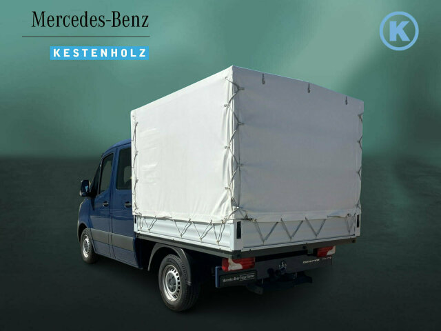 Interne Fahrzeugnr.:: 0923840Ausstattungslinien und -Pakete:  Basic,   Ladepaket Instrumententafel,   Modellgeneration 0Exterieur:  6-Gang-Schaltgetriebe ECO Gear,   AdBlue-Einfülldeckel abschliessbar,   Anhängersteckdose 13-Polig,   Außenspiegel heizbar und elektrisch verstellbar,   Baureihe C907 / C910 Sprinter,   Baureihe C907 VS30 RWD,   Einfülldeckel Diesel in rot,   Fahrgestell mit Doppelkabine,   Generator 14 V / 250 A,   Geräuschmaßnahmen,   Gewichtsvariante 3.190 kg,   Haupttank 71 Liter,   Inland - Code,   Komplettfahrzeug,   Leiterträger hinter Fahrerhaus,   Länderausführung EU - EFTA - UK,   Längsträgerverstärkung,   Pritsche mit Alubordwänden,   Querträger für Anhängerkupplung,   Reserveradhalter unter Rahmenende,   Rohbaumaßnahmen zusätzlich,   Steckdose im Fahrerhaus,   Steuercode Umstellung WLTP,   Steuercode Werk 065,   Vliesbatterie 12 V 92 Ah,   Vorrüstung Schalterfeld,   Wegfall Parklicht,   Wärmed. Glas mit Bandfilter an der FrontscheibeInterieur:  Ablagefach unter Cockpit,   Ablage über Frontscheibe,   Armlehne für Beifahrersitz,   Armlehne für Fahrersitz,   Bedienung Tachograph vorn unter Dachhimmel,   Beifahreroptimierte Schaltkonsole,   Beifahrersitz verstellbar,   ECE-Ausführung,   Kleiderhaken im Fahrgastraum,   Klemmleiste für Elektroanschluss,   Komfort Fahrersitz,   Linkslenker,   Lordosenstütze Fahrersitz,   Schaltpunktanzeige,   Sitzbelegungserkennung Fahrersitz,   Stoff Maturin schwarz,   Tachometer km/h,   Vorrüstung Intelligenter Tachograf EUMultimedia:  Digitales Extra: Remote Services Plus,   Digitales Radio (DAB),   Kommunikationsmodul (LTE) für digitale Dienste,   MBUX Multimediasystem mit 7 Zoll Touchscreen,   Mercedes-Benz NotrufsystemKomfort und Umwelt:  Abgasreinigung SCR Generation 4,   Aussentemperaturanzeige,   Berganfahrhilfe,   ECO Start-Stop Funktion,   Emissionsklasse Euro 6d N1 GR.III/N2,   Fahrlichtassistent,   Fahrwerk für Komfort und Ladegutschonung,   Hydraulik - Wagenheber,   Lenkrad in Neigung und Höhe verstellbar,   Mercedes-Benz MobiloVan mit DSB und GgD,   Multifunktionslenkrad,   Regensensor,   Seitenwind-Assistent,   Starthilfe - Kontakt,   TempomatSicherheit:  Adaptives Bremslicht,   Airbag Fahrer,   Beifahrerairbag,   Gurtwarneinrichtung für Beifahrer,   Gurtwarneinrichtung für Fahrersitz,   Gurtwarneinrichtung für Fondbestuhlung,   Verbandtasche,   Warndreieck,   Wet Wiper SystemZustand/Papiere:  COC-Papiere,   Premiumschutz Reifen (3 Jahre),   Zulassung N1Weiteres:  230 V Steckdose,   Europa,   Fertigung Ludwigsfelde,   halbautomatisch geregelt Klimaanlage TEMPMATIC,   Hersteller Mercedes-Benz AG,   OM 654 DE 20 LA 110 kW (150 PS) 3800/min,   Pannenmanagement,   Schilder / Druckschriften deutsch,   Standard,   Steuercode -  BZM Prüfung,   Achsübersetzung i = 4,182,   Änderungsjahr G1-II.