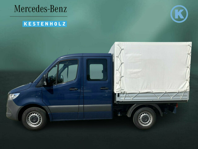 Interne Fahrzeugnr.:: 0923840Ausstattungslinien und -Pakete:  Basic,   Ladepaket Instrumententafel,   Modellgeneration 0Exterieur:  6-Gang-Schaltgetriebe ECO Gear,   AdBlue-Einfülldeckel abschliessbar,   Anhängersteckdose 13-Polig,   Außenspiegel heizbar und elektrisch verstellbar,   Baureihe C907 / C910 Sprinter,   Baureihe C907 VS30 RWD,   Einfülldeckel Diesel in rot,   Fahrgestell mit Doppelkabine,   Generator 14 V / 250 A,   Geräuschmaßnahmen,   Gewichtsvariante 3.190 kg,   Haupttank 71 Liter,   Inland - Code,   Komplettfahrzeug,   Leiterträger hinter Fahrerhaus,   Länderausführung EU - EFTA - UK,   Längsträgerverstärkung,   Pritsche mit Alubordwänden,   Querträger für Anhängerkupplung,   Reserveradhalter unter Rahmenende,   Rohbaumaßnahmen zusätzlich,   Steckdose im Fahrerhaus,   Steuercode Umstellung WLTP,   Steuercode Werk 065,   Vliesbatterie 12 V 92 Ah,   Vorrüstung Schalterfeld,   Wegfall Parklicht,   Wärmed. Glas mit Bandfilter an der FrontscheibeInterieur:  Ablagefach unter Cockpit,   Ablage über Frontscheibe,   Armlehne für Beifahrersitz,   Armlehne für Fahrersitz,   Bedienung Tachograph vorn unter Dachhimmel,   Beifahreroptimierte Schaltkonsole,   Beifahrersitz verstellbar,   ECE-Ausführung,   Kleiderhaken im Fahrgastraum,   Klemmleiste für Elektroanschluss,   Komfort Fahrersitz,   Linkslenker,   Lordosenstütze Fahrersitz,   Schaltpunktanzeige,   Sitzbelegungserkennung Fahrersitz,   Stoff Maturin schwarz,   Tachometer km/h,   Vorrüstung Intelligenter Tachograf EUMultimedia:  Digitales Extra: Remote Services Plus,   Digitales Radio (DAB),   Kommunikationsmodul (LTE) für digitale Dienste,   MBUX Multimediasystem mit 7 Zoll Touchscreen,   Mercedes-Benz NotrufsystemKomfort und Umwelt:  Abgasreinigung SCR Generation 4,   Aussentemperaturanzeige,   Berganfahrhilfe,   ECO Start-Stop Funktion,   Emissionsklasse Euro 6d N1 GR.III/N2,   Fahrlichtassistent,   Fahrwerk für Komfort und Ladegutschonung,   Hydraulik - Wagenheber,   Lenkrad in Neigung und Höhe verstellbar,   Mercedes-Benz MobiloVan mit DSB und GgD,   Multifunktionslenkrad,   Regensensor,   Seitenwind-Assistent,   Starthilfe - Kontakt,   TempomatSicherheit:  Adaptives Bremslicht,   Airbag Fahrer,   Beifahrerairbag,   Gurtwarneinrichtung für Beifahrer,   Gurtwarneinrichtung für Fahrersitz,   Gurtwarneinrichtung für Fondbestuhlung,   Verbandtasche,   Warndreieck,   Wet Wiper SystemZustand/Papiere:  COC-Papiere,   Premiumschutz Reifen (3 Jahre),   Zulassung N1Weiteres:  230 V Steckdose,   Europa,   Fertigung Ludwigsfelde,   halbautomatisch geregelt Klimaanlage TEMPMATIC,   Hersteller Mercedes-Benz AG,   OM 654 DE 20 LA 110 kW (150 PS) 3800/min,   Pannenmanagement,   Schilder / Druckschriften deutsch,   Standard,   Steuercode -  BZM Prüfung,   Achsübersetzung i = 4,182,   Änderungsjahr G1-II.