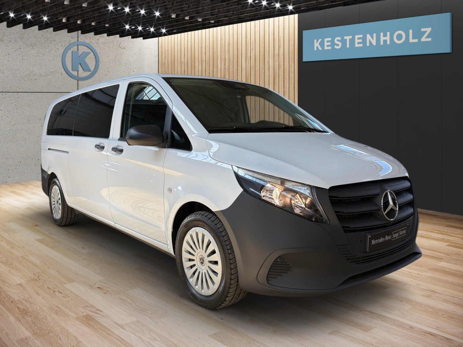 Ausstattungslinien und -Pakete:  Aerodynamik-Paket,   BlueEFFICIENCY-Paket:  Modellgeneration 2,   Tourer PRO:Exterieur:  Außenspiegel heizbar und elektrisch verstellbar,   Baureihe C447 Vito/V-Klasse:  Befestigungspunkte im Dachrahmen,   CO2-optimierte Bremsanlage,   Elektrik für Anhängersteckdose:  Fehlbetankungsschutz,   Fenster in Heckklappe mit Wisch- und Waschanlage,   Fenster vorn links, fest in Seitenwand/Schiebetür,   Generator 14 V / 250 A:  Gewichtsvariante 3.200 kg,   Haupttank 70 Liter:  Heckkamera nicht einklappbar,   Hecktür zweiflügelig 180 Grad ohne Fenster:  Hinterachswellenfabrikat IFA,   Kombifahrzeug:  Komplettfahrzeug,   Radstand 3430 mm, Überhang lang:  Radvollabdeckung,   Reifenfabrikat Dunlop (20),   Reserverad mit Wagenheber,   Schiebetür links:  Schilder / Druckschriften ungarisch,   Stahlräder 6,5 J x 17,   Steuercode Umstellung WLTP,   Vorderachse mit erhöhter Traglast:Interieur:  3er-Komfort-Sitzbank EASY-ENTRY in 1.Reihe im Fond,   3er-Komfort-Sitzbank EASY-ENTRY in 2.Reihe im Fond,   Armlehnen für Bestuhlung im Fahrgastraum,   Beifahrersitz Zweisitzer:  Beleuchtung im Haltegriff Fond mit Lesespot,   Fenster fest hinten,   Innenverkleidung gehobene Ausführung,   Klimaanlage halbautom. geregelt, TEMPMATIC im Fond:  Komfort Fahrersitz:  Linkslenker,   Lordosenstütze Fahrersitz,   Sitzbelegungserkennung Fahrersitz:  Sitzheizung für Beifahrer:  Sitzheizung für Fahrer:  Sitzkissentiefenverstellung Fahrer,   Sitzschienen mit Schnellverriegelung, 3 Schienen,   Steckdose 12 V Kofferraum / Laderaum,   Steckdosen 12V für Sitzreihen Fond rechts u. links,   Stoff Caluma schwarzMultimedia:  2-Wege-Lautsprecher vorn und hinten,   Digitales Extra: Festplatten-Navigation,   Digitales Extra: Remote Services Plus,   Digitales Extra: Smartphone Integration,   Digitales Radio (DAB):  Kommunikationsmodul (LTE) für digitale Dienste:  Live Traffic Information,   MBUX Multimediasystem:  Mercedes-Benz Notrufsystem:Komfort und Umwelt:  9G-TRONIC:  Abgasreinigung SCR Generation 4,   Aktiver Spurhalte-Assistent:  Attention Assist:  Berganfahrhilfe:  Colorverglasung im Fond, Schwarzglas:  ECO Start-Stop Funktion:  Fahrlichtassistent,   Innen- und Umfeldbeleuchtung Kombi,   Intelligenter Geschwindigkeitsassistent (ISA),   Kindererkennung im Fahrzeug passiv,   Kofferraum-Komfortschließung,   Komfortfahrwerk:  Lenkrad in Neigung und Höhe verstellbar,   Multi-Tasten Funkfernbedienung,   Multifunktionslenkrad:  Nachtbeleuchtung,   Rückfahrkamera:  Sauglüfter elektrisch Leistungsstufe 5,   Tempomat:  Totwinkel-Assistent:  Verkehrszeichen-Assistent:  Zuheizer  elektrischSicherheit:  Aktiver Brems-Assistent:  Beifahrerairbag,   Bremskraftverstärkerausfallkompensierung,   elek. Feststellbremse,   HOLD-Funktion:  Kindersicherung an Türen im Fahrgastraum,   Reifendrucküberwachung an VA u. HA, drahtlos:  Thorax-Pelvis-Sidebag Beifahrer:  Thorax-Pelvis-Sidebag Fahrer,   Windowbags für Fahrer und Beifahrer:Zustand/Papiere:  Modellpflege:  Wartungsintervall 40.000 km,   Zulassung als PKW:Weiteres:  AEJ X5/1,   BEDIENUNGSANLEITUNG U. SERVICEHEFT-UNGARISCH,   EMISSIONSKLASSE EURO 6E-BIS M1,   Export-Code,   Fahrzeug HVO fähig,   Fenster v. rechts, fest in Seitenwand/Schiebetür,   halbautomatisch geregelt Klimaanlage TEMPMATIC:  Hersteller Mercedes-Benz AG,   Kunstoffboden TPO im Fahrgastraum,   Mopf II,   OM 654 DE 20 LA 100 kW (136 PS) 3800/min:  Pannenmanagement,   Steuercode Modellpflege,   Vertriebskennzeichen 0,   VIN codierte Fahrzeugdaten mit Prüfziffer,   Wartungsintervall 2 Jahre,   Geschwindigkeitsbegrenzung 210 km/h.