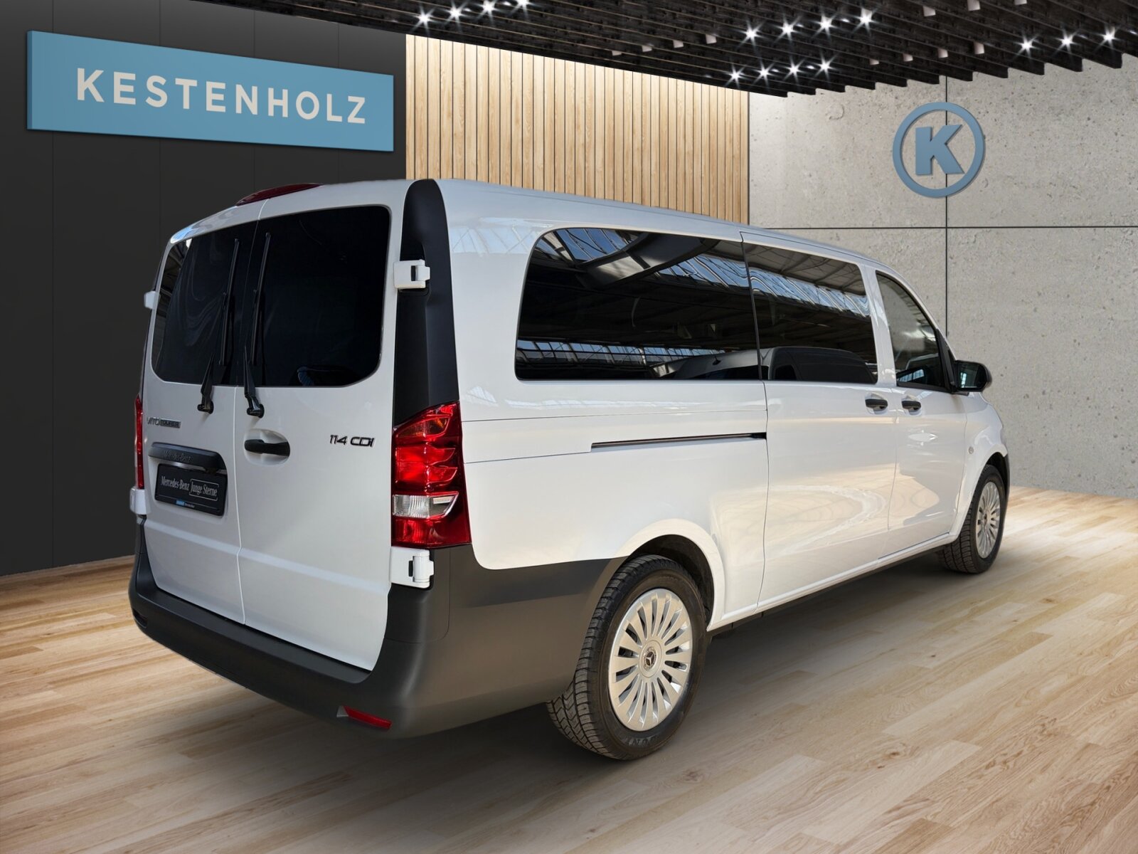 Ausstattungslinien und -Pakete:  Aerodynamik-Paket,   BlueEFFICIENCY-Paket:  Modellgeneration 2,   Tourer PRO:Exterieur:  Außenspiegel heizbar und elektrisch verstellbar,   Baureihe C447 Vito/V-Klasse:  Befestigungspunkte im Dachrahmen,   CO2-optimierte Bremsanlage,   Elektrik für Anhängersteckdose:  Fehlbetankungsschutz,   Fenster in Heckklappe mit Wisch- und Waschanlage,   Fenster vorn links, fest in Seitenwand/Schiebetür,   Generator 14 V / 250 A:  Gewichtsvariante 3.200 kg,   Haupttank 70 Liter:  Heckkamera nicht einklappbar,   Hecktür zweiflügelig 180 Grad ohne Fenster:  Hinterachswellenfabrikat IFA,   Kombifahrzeug:  Komplettfahrzeug,   Radstand 3430 mm, Überhang lang:  Radvollabdeckung,   Reifenfabrikat Dunlop (20),   Reserverad mit Wagenheber,   Schiebetür links:  Schilder / Druckschriften ungarisch,   Stahlräder 6,5 J x 17,   Steuercode Umstellung WLTP,   Vorderachse mit erhöhter Traglast:Interieur:  3er-Komfort-Sitzbank EASY-ENTRY in 1.Reihe im Fond,   3er-Komfort-Sitzbank EASY-ENTRY in 2.Reihe im Fond,   Armlehnen für Bestuhlung im Fahrgastraum,   Beifahrersitz Zweisitzer:  Beleuchtung im Haltegriff Fond mit Lesespot,   Fenster fest hinten,   Innenverkleidung gehobene Ausführung,   Klimaanlage halbautom. geregelt, TEMPMATIC im Fond:  Komfort Fahrersitz:  Linkslenker,   Lordosenstütze Fahrersitz,   Sitzbelegungserkennung Fahrersitz:  Sitzheizung für Beifahrer:  Sitzheizung für Fahrer:  Sitzkissentiefenverstellung Fahrer,   Sitzschienen mit Schnellverriegelung, 3 Schienen,   Steckdose 12 V Kofferraum / Laderaum,   Steckdosen 12V für Sitzreihen Fond rechts u. links,   Stoff Caluma schwarzMultimedia:  2-Wege-Lautsprecher vorn und hinten,   Digitales Extra: Festplatten-Navigation,   Digitales Extra: Remote Services Plus,   Digitales Extra: Smartphone Integration,   Digitales Radio (DAB):  Kommunikationsmodul (LTE) für digitale Dienste:  Live Traffic Information,   MBUX Multimediasystem:  Mercedes-Benz Notrufsystem:Komfort und Umwelt:  9G-TRONIC:  Abgasreinigung SCR Generation 4,   Aktiver Spurhalte-Assistent:  Attention Assist:  Berganfahrhilfe:  Colorverglasung im Fond, Schwarzglas:  ECO Start-Stop Funktion:  Fahrlichtassistent,   Innen- und Umfeldbeleuchtung Kombi,   Intelligenter Geschwindigkeitsassistent (ISA),   Kindererkennung im Fahrzeug passiv,   Kofferraum-Komfortschließung,   Komfortfahrwerk:  Lenkrad in Neigung und Höhe verstellbar,   Multi-Tasten Funkfernbedienung,   Multifunktionslenkrad:  Nachtbeleuchtung,   Rückfahrkamera:  Sauglüfter elektrisch Leistungsstufe 5,   Tempomat:  Totwinkel-Assistent:  Verkehrszeichen-Assistent:  Zuheizer  elektrischSicherheit:  Aktiver Brems-Assistent:  Beifahrerairbag,   Bremskraftverstärkerausfallkompensierung,   elek. Feststellbremse,   HOLD-Funktion:  Kindersicherung an Türen im Fahrgastraum,   Reifendrucküberwachung an VA u. HA, drahtlos:  Thorax-Pelvis-Sidebag Beifahrer:  Thorax-Pelvis-Sidebag Fahrer,   Windowbags für Fahrer und Beifahrer:Zustand/Papiere:  Modellpflege:  Wartungsintervall 40.000 km,   Zulassung als PKW:Weiteres:  AEJ X5/1,   BEDIENUNGSANLEITUNG U. SERVICEHEFT-UNGARISCH,   EMISSIONSKLASSE EURO 6E-BIS M1,   Export-Code,   Fahrzeug HVO fähig,   Fenster v. rechts, fest in Seitenwand/Schiebetür,   halbautomatisch geregelt Klimaanlage TEMPMATIC:  Hersteller Mercedes-Benz AG,   Kunstoffboden TPO im Fahrgastraum,   Mopf II,   OM 654 DE 20 LA 100 kW (136 PS) 3800/min:  Pannenmanagement,   Steuercode Modellpflege,   Vertriebskennzeichen 0,   VIN codierte Fahrzeugdaten mit Prüfziffer,   Wartungsintervall 2 Jahre,   Geschwindigkeitsbegrenzung 210 km/h.