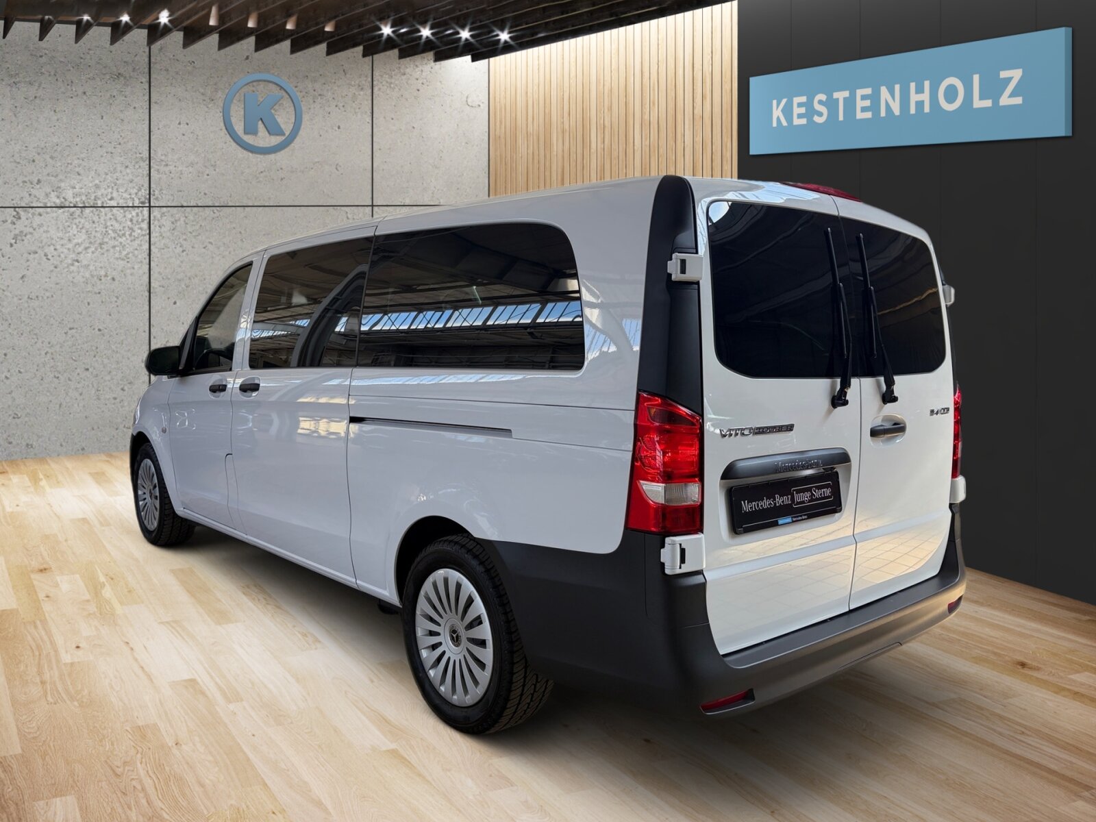 Ausstattungslinien und -Pakete:  Aerodynamik-Paket,   BlueEFFICIENCY-Paket:  Modellgeneration 2,   Tourer PRO:Exterieur:  Außenspiegel heizbar und elektrisch verstellbar,   Baureihe C447 Vito/V-Klasse:  Befestigungspunkte im Dachrahmen,   CO2-optimierte Bremsanlage,   Elektrik für Anhängersteckdose:  Fehlbetankungsschutz,   Fenster in Heckklappe mit Wisch- und Waschanlage,   Fenster vorn links, fest in Seitenwand/Schiebetür,   Generator 14 V / 250 A:  Gewichtsvariante 3.200 kg,   Haupttank 70 Liter:  Heckkamera nicht einklappbar,   Hecktür zweiflügelig 180 Grad ohne Fenster:  Hinterachswellenfabrikat IFA,   Kombifahrzeug:  Komplettfahrzeug,   Radstand 3430 mm, Überhang lang:  Radvollabdeckung,   Reifenfabrikat Dunlop (20),   Reserverad mit Wagenheber,   Schiebetür links:  Schilder / Druckschriften ungarisch,   Stahlräder 6,5 J x 17,   Steuercode Umstellung WLTP,   Vorderachse mit erhöhter Traglast:Interieur:  3er-Komfort-Sitzbank EASY-ENTRY in 1.Reihe im Fond,   3er-Komfort-Sitzbank EASY-ENTRY in 2.Reihe im Fond,   Armlehnen für Bestuhlung im Fahrgastraum,   Beifahrersitz Zweisitzer:  Beleuchtung im Haltegriff Fond mit Lesespot,   Fenster fest hinten,   Innenverkleidung gehobene Ausführung,   Klimaanlage halbautom. geregelt, TEMPMATIC im Fond:  Komfort Fahrersitz:  Linkslenker,   Lordosenstütze Fahrersitz,   Sitzbelegungserkennung Fahrersitz:  Sitzheizung für Beifahrer:  Sitzheizung für Fahrer:  Sitzkissentiefenverstellung Fahrer,   Sitzschienen mit Schnellverriegelung, 3 Schienen,   Steckdose 12 V Kofferraum / Laderaum,   Steckdosen 12V für Sitzreihen Fond rechts u. links,   Stoff Caluma schwarzMultimedia:  2-Wege-Lautsprecher vorn und hinten,   Digitales Extra: Festplatten-Navigation,   Digitales Extra: Remote Services Plus,   Digitales Extra: Smartphone Integration,   Digitales Radio (DAB):  Kommunikationsmodul (LTE) für digitale Dienste:  Live Traffic Information,   MBUX Multimediasystem:  Mercedes-Benz Notrufsystem:Komfort und Umwelt:  9G-TRONIC:  Abgasreinigung SCR Generation 4,   Aktiver Spurhalte-Assistent:  Attention Assist:  Berganfahrhilfe:  Colorverglasung im Fond, Schwarzglas:  ECO Start-Stop Funktion:  Fahrlichtassistent,   Innen- und Umfeldbeleuchtung Kombi,   Intelligenter Geschwindigkeitsassistent (ISA),   Kindererkennung im Fahrzeug passiv,   Kofferraum-Komfortschließung,   Komfortfahrwerk:  Lenkrad in Neigung und Höhe verstellbar,   Multi-Tasten Funkfernbedienung,   Multifunktionslenkrad:  Nachtbeleuchtung,   Rückfahrkamera:  Sauglüfter elektrisch Leistungsstufe 5,   Tempomat:  Totwinkel-Assistent:  Verkehrszeichen-Assistent:  Zuheizer  elektrischSicherheit:  Aktiver Brems-Assistent:  Beifahrerairbag,   Bremskraftverstärkerausfallkompensierung,   elek. Feststellbremse,   HOLD-Funktion:  Kindersicherung an Türen im Fahrgastraum,   Reifendrucküberwachung an VA u. HA, drahtlos:  Thorax-Pelvis-Sidebag Beifahrer:  Thorax-Pelvis-Sidebag Fahrer,   Windowbags für Fahrer und Beifahrer:Zustand/Papiere:  Modellpflege:  Wartungsintervall 40.000 km,   Zulassung als PKW:Weiteres:  AEJ X5/1,   BEDIENUNGSANLEITUNG U. SERVICEHEFT-UNGARISCH,   EMISSIONSKLASSE EURO 6E-BIS M1,   Export-Code,   Fahrzeug HVO fähig,   Fenster v. rechts, fest in Seitenwand/Schiebetür,   halbautomatisch geregelt Klimaanlage TEMPMATIC:  Hersteller Mercedes-Benz AG,   Kunstoffboden TPO im Fahrgastraum,   Mopf II,   OM 654 DE 20 LA 100 kW (136 PS) 3800/min:  Pannenmanagement,   Steuercode Modellpflege,   Vertriebskennzeichen 0,   VIN codierte Fahrzeugdaten mit Prüfziffer,   Wartungsintervall 2 Jahre,   Geschwindigkeitsbegrenzung 210 km/h.