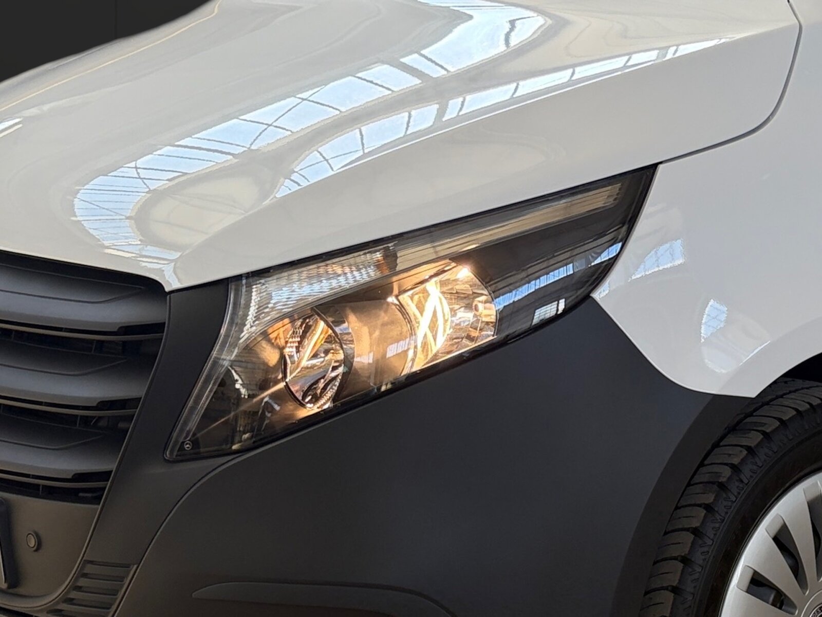 Ausstattungslinien und -Pakete:  Aerodynamik-Paket,   BlueEFFICIENCY-Paket:  Modellgeneration 2,   Tourer PRO:Exterieur:  Außenspiegel heizbar und elektrisch verstellbar,   Baureihe C447 Vito/V-Klasse:  Befestigungspunkte im Dachrahmen,   CO2-optimierte Bremsanlage,   Elektrik für Anhängersteckdose:  Fehlbetankungsschutz,   Fenster in Heckklappe mit Wisch- und Waschanlage,   Fenster vorn links, fest in Seitenwand/Schiebetür,   Generator 14 V / 250 A:  Gewichtsvariante 3.200 kg,   Haupttank 70 Liter:  Heckkamera nicht einklappbar,   Hecktür zweiflügelig 180 Grad ohne Fenster:  Hinterachswellenfabrikat IFA,   Kombifahrzeug:  Komplettfahrzeug,   Radstand 3430 mm, Überhang lang:  Radvollabdeckung,   Reifenfabrikat Dunlop (20),   Reserverad mit Wagenheber,   Schiebetür links:  Schilder / Druckschriften ungarisch,   Stahlräder 6,5 J x 17,   Steuercode Umstellung WLTP,   Vorderachse mit erhöhter Traglast:Interieur:  3er-Komfort-Sitzbank EASY-ENTRY in 1.Reihe im Fond,   3er-Komfort-Sitzbank EASY-ENTRY in 2.Reihe im Fond,   Armlehnen für Bestuhlung im Fahrgastraum,   Beifahrersitz Zweisitzer:  Beleuchtung im Haltegriff Fond mit Lesespot,   Fenster fest hinten,   Innenverkleidung gehobene Ausführung,   Klimaanlage halbautom. geregelt, TEMPMATIC im Fond:  Komfort Fahrersitz:  Linkslenker,   Lordosenstütze Fahrersitz,   Sitzbelegungserkennung Fahrersitz:  Sitzheizung für Beifahrer:  Sitzheizung für Fahrer:  Sitzkissentiefenverstellung Fahrer,   Sitzschienen mit Schnellverriegelung, 3 Schienen,   Steckdose 12 V Kofferraum / Laderaum,   Steckdosen 12V für Sitzreihen Fond rechts u. links,   Stoff Caluma schwarzMultimedia:  2-Wege-Lautsprecher vorn und hinten,   Digitales Extra: Festplatten-Navigation,   Digitales Extra: Remote Services Plus,   Digitales Extra: Smartphone Integration,   Digitales Radio (DAB):  Kommunikationsmodul (LTE) für digitale Dienste:  Live Traffic Information,   MBUX Multimediasystem:  Mercedes-Benz Notrufsystem:Komfort und Umwelt:  9G-TRONIC:  Abgasreinigung SCR Generation 4,   Aktiver Spurhalte-Assistent:  Attention Assist:  Berganfahrhilfe:  Colorverglasung im Fond, Schwarzglas:  ECO Start-Stop Funktion:  Fahrlichtassistent,   Innen- und Umfeldbeleuchtung Kombi,   Intelligenter Geschwindigkeitsassistent (ISA),   Kindererkennung im Fahrzeug passiv,   Kofferraum-Komfortschließung,   Komfortfahrwerk:  Lenkrad in Neigung und Höhe verstellbar,   Multi-Tasten Funkfernbedienung,   Multifunktionslenkrad:  Nachtbeleuchtung,   Rückfahrkamera:  Sauglüfter elektrisch Leistungsstufe 5,   Tempomat:  Totwinkel-Assistent:  Verkehrszeichen-Assistent:  Zuheizer  elektrischSicherheit:  Aktiver Brems-Assistent:  Beifahrerairbag,   Bremskraftverstärkerausfallkompensierung,   elek. Feststellbremse,   HOLD-Funktion:  Kindersicherung an Türen im Fahrgastraum,   Reifendrucküberwachung an VA u. HA, drahtlos:  Thorax-Pelvis-Sidebag Beifahrer:  Thorax-Pelvis-Sidebag Fahrer,   Windowbags für Fahrer und Beifahrer:Zustand/Papiere:  Modellpflege:  Wartungsintervall 40.000 km,   Zulassung als PKW:Weiteres:  AEJ X5/1,   BEDIENUNGSANLEITUNG U. SERVICEHEFT-UNGARISCH,   EMISSIONSKLASSE EURO 6E-BIS M1,   Export-Code,   Fahrzeug HVO fähig,   Fenster v. rechts, fest in Seitenwand/Schiebetür,   halbautomatisch geregelt Klimaanlage TEMPMATIC:  Hersteller Mercedes-Benz AG,   Kunstoffboden TPO im Fahrgastraum,   Mopf II,   OM 654 DE 20 LA 100 kW (136 PS) 3800/min:  Pannenmanagement,   Steuercode Modellpflege,   Vertriebskennzeichen 0,   VIN codierte Fahrzeugdaten mit Prüfziffer,   Wartungsintervall 2 Jahre,   Geschwindigkeitsbegrenzung 210 km/h.