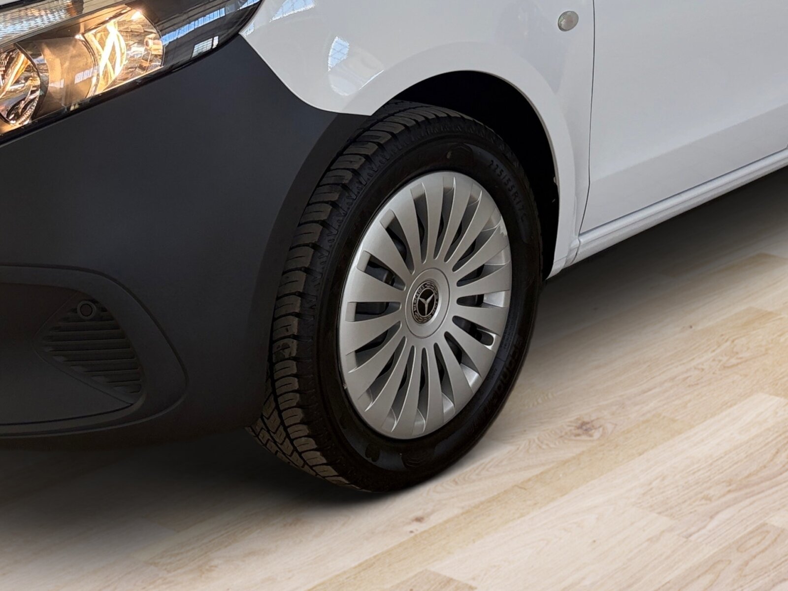 Ausstattungslinien und -Pakete:  Aerodynamik-Paket,   BlueEFFICIENCY-Paket:  Modellgeneration 2,   Tourer PRO:Exterieur:  Außenspiegel heizbar und elektrisch verstellbar,   Baureihe C447 Vito/V-Klasse:  Befestigungspunkte im Dachrahmen,   CO2-optimierte Bremsanlage,   Elektrik für Anhängersteckdose:  Fehlbetankungsschutz,   Fenster in Heckklappe mit Wisch- und Waschanlage,   Fenster vorn links, fest in Seitenwand/Schiebetür,   Generator 14 V / 250 A:  Gewichtsvariante 3.200 kg,   Haupttank 70 Liter:  Heckkamera nicht einklappbar,   Hecktür zweiflügelig 180 Grad ohne Fenster:  Hinterachswellenfabrikat IFA,   Kombifahrzeug:  Komplettfahrzeug,   Radstand 3430 mm, Überhang lang:  Radvollabdeckung,   Reifenfabrikat Dunlop (20),   Reserverad mit Wagenheber,   Schiebetür links:  Schilder / Druckschriften ungarisch,   Stahlräder 6,5 J x 17,   Steuercode Umstellung WLTP,   Vorderachse mit erhöhter Traglast:Interieur:  3er-Komfort-Sitzbank EASY-ENTRY in 1.Reihe im Fond,   3er-Komfort-Sitzbank EASY-ENTRY in 2.Reihe im Fond,   Armlehnen für Bestuhlung im Fahrgastraum,   Beifahrersitz Zweisitzer:  Beleuchtung im Haltegriff Fond mit Lesespot,   Fenster fest hinten,   Innenverkleidung gehobene Ausführung,   Klimaanlage halbautom. geregelt, TEMPMATIC im Fond:  Komfort Fahrersitz:  Linkslenker,   Lordosenstütze Fahrersitz,   Sitzbelegungserkennung Fahrersitz:  Sitzheizung für Beifahrer:  Sitzheizung für Fahrer:  Sitzkissentiefenverstellung Fahrer,   Sitzschienen mit Schnellverriegelung, 3 Schienen,   Steckdose 12 V Kofferraum / Laderaum,   Steckdosen 12V für Sitzreihen Fond rechts u. links,   Stoff Caluma schwarzMultimedia:  2-Wege-Lautsprecher vorn und hinten,   Digitales Extra: Festplatten-Navigation,   Digitales Extra: Remote Services Plus,   Digitales Extra: Smartphone Integration,   Digitales Radio (DAB):  Kommunikationsmodul (LTE) für digitale Dienste:  Live Traffic Information,   MBUX Multimediasystem:  Mercedes-Benz Notrufsystem:Komfort und Umwelt:  9G-TRONIC:  Abgasreinigung SCR Generation 4,   Aktiver Spurhalte-Assistent:  Attention Assist:  Berganfahrhilfe:  Colorverglasung im Fond, Schwarzglas:  ECO Start-Stop Funktion:  Fahrlichtassistent,   Innen- und Umfeldbeleuchtung Kombi,   Intelligenter Geschwindigkeitsassistent (ISA),   Kindererkennung im Fahrzeug passiv,   Kofferraum-Komfortschließung,   Komfortfahrwerk:  Lenkrad in Neigung und Höhe verstellbar,   Multi-Tasten Funkfernbedienung,   Multifunktionslenkrad:  Nachtbeleuchtung,   Rückfahrkamera:  Sauglüfter elektrisch Leistungsstufe 5,   Tempomat:  Totwinkel-Assistent:  Verkehrszeichen-Assistent:  Zuheizer  elektrischSicherheit:  Aktiver Brems-Assistent:  Beifahrerairbag,   Bremskraftverstärkerausfallkompensierung,   elek. Feststellbremse,   HOLD-Funktion:  Kindersicherung an Türen im Fahrgastraum,   Reifendrucküberwachung an VA u. HA, drahtlos:  Thorax-Pelvis-Sidebag Beifahrer:  Thorax-Pelvis-Sidebag Fahrer,   Windowbags für Fahrer und Beifahrer:Zustand/Papiere:  Modellpflege:  Wartungsintervall 40.000 km,   Zulassung als PKW:Weiteres:  AEJ X5/1,   BEDIENUNGSANLEITUNG U. SERVICEHEFT-UNGARISCH,   EMISSIONSKLASSE EURO 6E-BIS M1,   Export-Code,   Fahrzeug HVO fähig,   Fenster v. rechts, fest in Seitenwand/Schiebetür,   halbautomatisch geregelt Klimaanlage TEMPMATIC:  Hersteller Mercedes-Benz AG,   Kunstoffboden TPO im Fahrgastraum,   Mopf II,   OM 654 DE 20 LA 100 kW (136 PS) 3800/min:  Pannenmanagement,   Steuercode Modellpflege,   Vertriebskennzeichen 0,   VIN codierte Fahrzeugdaten mit Prüfziffer,   Wartungsintervall 2 Jahre,   Geschwindigkeitsbegrenzung 210 km/h.