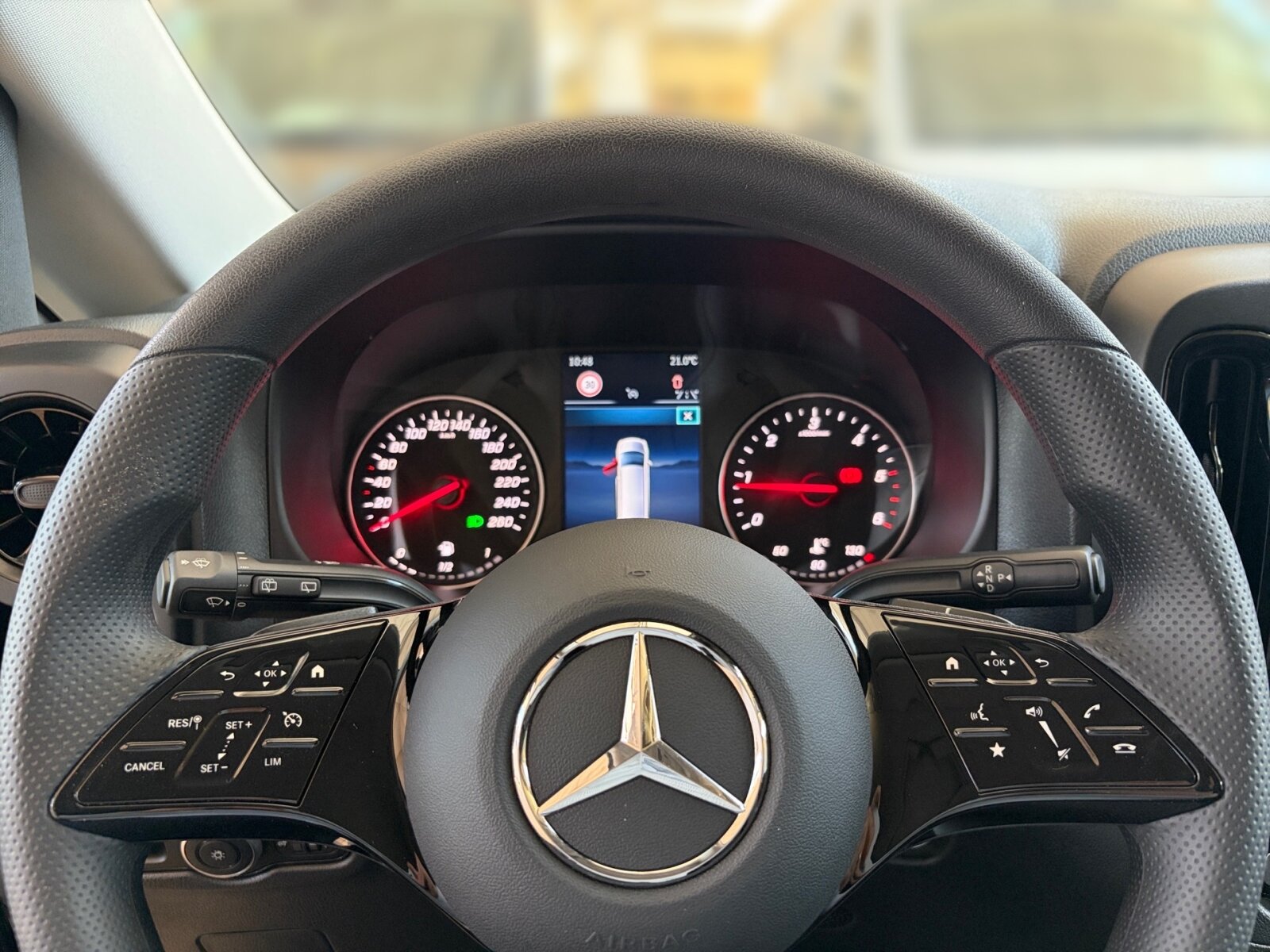 Ausstattungslinien und -Pakete:  Aerodynamik-Paket,   BlueEFFICIENCY-Paket:  Modellgeneration 2,   Tourer PRO:Exterieur:  Außenspiegel heizbar und elektrisch verstellbar,   Baureihe C447 Vito/V-Klasse:  Befestigungspunkte im Dachrahmen,   CO2-optimierte Bremsanlage,   Elektrik für Anhängersteckdose:  Fehlbetankungsschutz,   Fenster in Heckklappe mit Wisch- und Waschanlage,   Fenster vorn links, fest in Seitenwand/Schiebetür,   Generator 14 V / 250 A:  Gewichtsvariante 3.200 kg,   Haupttank 70 Liter:  Heckkamera nicht einklappbar,   Hecktür zweiflügelig 180 Grad ohne Fenster:  Hinterachswellenfabrikat IFA,   Kombifahrzeug:  Komplettfahrzeug,   Radstand 3430 mm, Überhang lang:  Radvollabdeckung,   Reifenfabrikat Dunlop (20),   Reserverad mit Wagenheber,   Schiebetür links:  Schilder / Druckschriften ungarisch,   Stahlräder 6,5 J x 17,   Steuercode Umstellung WLTP,   Vorderachse mit erhöhter Traglast:Interieur:  3er-Komfort-Sitzbank EASY-ENTRY in 1.Reihe im Fond,   3er-Komfort-Sitzbank EASY-ENTRY in 2.Reihe im Fond,   Armlehnen für Bestuhlung im Fahrgastraum,   Beifahrersitz Zweisitzer:  Beleuchtung im Haltegriff Fond mit Lesespot,   Fenster fest hinten,   Innenverkleidung gehobene Ausführung,   Klimaanlage halbautom. geregelt, TEMPMATIC im Fond:  Komfort Fahrersitz:  Linkslenker,   Lordosenstütze Fahrersitz,   Sitzbelegungserkennung Fahrersitz:  Sitzheizung für Beifahrer:  Sitzheizung für Fahrer:  Sitzkissentiefenverstellung Fahrer,   Sitzschienen mit Schnellverriegelung, 3 Schienen,   Steckdose 12 V Kofferraum / Laderaum,   Steckdosen 12V für Sitzreihen Fond rechts u. links,   Stoff Caluma schwarzMultimedia:  2-Wege-Lautsprecher vorn und hinten,   Digitales Extra: Festplatten-Navigation,   Digitales Extra: Remote Services Plus,   Digitales Extra: Smartphone Integration,   Digitales Radio (DAB):  Kommunikationsmodul (LTE) für digitale Dienste:  Live Traffic Information,   MBUX Multimediasystem:  Mercedes-Benz Notrufsystem:Komfort und Umwelt:  9G-TRONIC:  Abgasreinigung SCR Generation 4,   Aktiver Spurhalte-Assistent:  Attention Assist:  Berganfahrhilfe:  Colorverglasung im Fond, Schwarzglas:  ECO Start-Stop Funktion:  Fahrlichtassistent,   Innen- und Umfeldbeleuchtung Kombi,   Intelligenter Geschwindigkeitsassistent (ISA),   Kindererkennung im Fahrzeug passiv,   Kofferraum-Komfortschließung,   Komfortfahrwerk:  Lenkrad in Neigung und Höhe verstellbar,   Multi-Tasten Funkfernbedienung,   Multifunktionslenkrad:  Nachtbeleuchtung,   Rückfahrkamera:  Sauglüfter elektrisch Leistungsstufe 5,   Tempomat:  Totwinkel-Assistent:  Verkehrszeichen-Assistent:  Zuheizer  elektrischSicherheit:  Aktiver Brems-Assistent:  Beifahrerairbag,   Bremskraftverstärkerausfallkompensierung,   elek. Feststellbremse,   HOLD-Funktion:  Kindersicherung an Türen im Fahrgastraum,   Reifendrucküberwachung an VA u. HA, drahtlos:  Thorax-Pelvis-Sidebag Beifahrer:  Thorax-Pelvis-Sidebag Fahrer,   Windowbags für Fahrer und Beifahrer:Zustand/Papiere:  Modellpflege:  Wartungsintervall 40.000 km,   Zulassung als PKW:Weiteres:  AEJ X5/1,   BEDIENUNGSANLEITUNG U. SERVICEHEFT-UNGARISCH,   EMISSIONSKLASSE EURO 6E-BIS M1,   Export-Code,   Fahrzeug HVO fähig,   Fenster v. rechts, fest in Seitenwand/Schiebetür,   halbautomatisch geregelt Klimaanlage TEMPMATIC:  Hersteller Mercedes-Benz AG,   Kunstoffboden TPO im Fahrgastraum,   Mopf II,   OM 654 DE 20 LA 100 kW (136 PS) 3800/min:  Pannenmanagement,   Steuercode Modellpflege,   Vertriebskennzeichen 0,   VIN codierte Fahrzeugdaten mit Prüfziffer,   Wartungsintervall 2 Jahre,   Geschwindigkeitsbegrenzung 210 km/h.