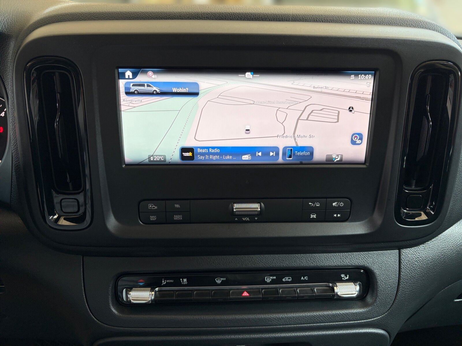 Ausstattungslinien und -Pakete:  Aerodynamik-Paket,   BlueEFFICIENCY-Paket:  Modellgeneration 2,   Tourer PRO:Exterieur:  Außenspiegel heizbar und elektrisch verstellbar,   Baureihe C447 Vito/V-Klasse:  Befestigungspunkte im Dachrahmen,   CO2-optimierte Bremsanlage,   Elektrik für Anhängersteckdose:  Fehlbetankungsschutz,   Fenster in Heckklappe mit Wisch- und Waschanlage,   Fenster vorn links, fest in Seitenwand/Schiebetür,   Generator 14 V / 250 A:  Gewichtsvariante 3.200 kg,   Haupttank 70 Liter:  Heckkamera nicht einklappbar,   Hecktür zweiflügelig 180 Grad ohne Fenster:  Hinterachswellenfabrikat IFA,   Kombifahrzeug:  Komplettfahrzeug,   Radstand 3430 mm, Überhang lang:  Radvollabdeckung,   Reifenfabrikat Dunlop (20),   Reserverad mit Wagenheber,   Schiebetür links:  Schilder / Druckschriften ungarisch,   Stahlräder 6,5 J x 17,   Steuercode Umstellung WLTP,   Vorderachse mit erhöhter Traglast:Interieur:  3er-Komfort-Sitzbank EASY-ENTRY in 1.Reihe im Fond,   3er-Komfort-Sitzbank EASY-ENTRY in 2.Reihe im Fond,   Armlehnen für Bestuhlung im Fahrgastraum,   Beifahrersitz Zweisitzer:  Beleuchtung im Haltegriff Fond mit Lesespot,   Fenster fest hinten,   Innenverkleidung gehobene Ausführung,   Klimaanlage halbautom. geregelt, TEMPMATIC im Fond:  Komfort Fahrersitz:  Linkslenker,   Lordosenstütze Fahrersitz,   Sitzbelegungserkennung Fahrersitz:  Sitzheizung für Beifahrer:  Sitzheizung für Fahrer:  Sitzkissentiefenverstellung Fahrer,   Sitzschienen mit Schnellverriegelung, 3 Schienen,   Steckdose 12 V Kofferraum / Laderaum,   Steckdosen 12V für Sitzreihen Fond rechts u. links,   Stoff Caluma schwarzMultimedia:  2-Wege-Lautsprecher vorn und hinten,   Digitales Extra: Festplatten-Navigation,   Digitales Extra: Remote Services Plus,   Digitales Extra: Smartphone Integration,   Digitales Radio (DAB):  Kommunikationsmodul (LTE) für digitale Dienste:  Live Traffic Information,   MBUX Multimediasystem:  Mercedes-Benz Notrufsystem:Komfort und Umwelt:  9G-TRONIC:  Abgasreinigung SCR Generation 4,   Aktiver Spurhalte-Assistent:  Attention Assist:  Berganfahrhilfe:  Colorverglasung im Fond, Schwarzglas:  ECO Start-Stop Funktion:  Fahrlichtassistent,   Innen- und Umfeldbeleuchtung Kombi,   Intelligenter Geschwindigkeitsassistent (ISA),   Kindererkennung im Fahrzeug passiv,   Kofferraum-Komfortschließung,   Komfortfahrwerk:  Lenkrad in Neigung und Höhe verstellbar,   Multi-Tasten Funkfernbedienung,   Multifunktionslenkrad:  Nachtbeleuchtung,   Rückfahrkamera:  Sauglüfter elektrisch Leistungsstufe 5,   Tempomat:  Totwinkel-Assistent:  Verkehrszeichen-Assistent:  Zuheizer  elektrischSicherheit:  Aktiver Brems-Assistent:  Beifahrerairbag,   Bremskraftverstärkerausfallkompensierung,   elek. Feststellbremse,   HOLD-Funktion:  Kindersicherung an Türen im Fahrgastraum,   Reifendrucküberwachung an VA u. HA, drahtlos:  Thorax-Pelvis-Sidebag Beifahrer:  Thorax-Pelvis-Sidebag Fahrer,   Windowbags für Fahrer und Beifahrer:Zustand/Papiere:  Modellpflege:  Wartungsintervall 40.000 km,   Zulassung als PKW:Weiteres:  AEJ X5/1,   BEDIENUNGSANLEITUNG U. SERVICEHEFT-UNGARISCH,   EMISSIONSKLASSE EURO 6E-BIS M1,   Export-Code,   Fahrzeug HVO fähig,   Fenster v. rechts, fest in Seitenwand/Schiebetür,   halbautomatisch geregelt Klimaanlage TEMPMATIC:  Hersteller Mercedes-Benz AG,   Kunstoffboden TPO im Fahrgastraum,   Mopf II,   OM 654 DE 20 LA 100 kW (136 PS) 3800/min:  Pannenmanagement,   Steuercode Modellpflege,   Vertriebskennzeichen 0,   VIN codierte Fahrzeugdaten mit Prüfziffer,   Wartungsintervall 2 Jahre,   Geschwindigkeitsbegrenzung 210 km/h.