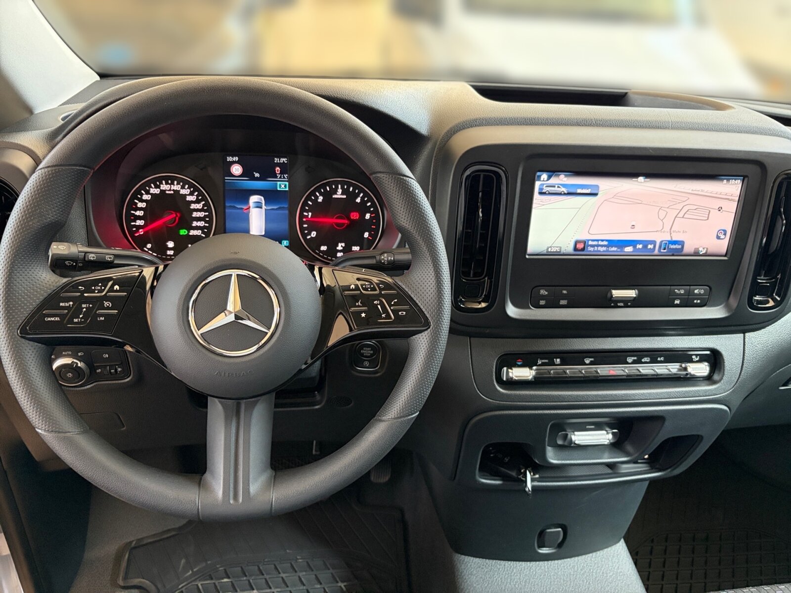 Ausstattungslinien und -Pakete:  Aerodynamik-Paket,   BlueEFFICIENCY-Paket:  Modellgeneration 2,   Tourer PRO:Exterieur:  Außenspiegel heizbar und elektrisch verstellbar,   Baureihe C447 Vito/V-Klasse:  Befestigungspunkte im Dachrahmen,   CO2-optimierte Bremsanlage,   Elektrik für Anhängersteckdose:  Fehlbetankungsschutz,   Fenster in Heckklappe mit Wisch- und Waschanlage,   Fenster vorn links, fest in Seitenwand/Schiebetür,   Generator 14 V / 250 A:  Gewichtsvariante 3.200 kg,   Haupttank 70 Liter:  Heckkamera nicht einklappbar,   Hecktür zweiflügelig 180 Grad ohne Fenster:  Hinterachswellenfabrikat IFA,   Kombifahrzeug:  Komplettfahrzeug,   Radstand 3430 mm, Überhang lang:  Radvollabdeckung,   Reifenfabrikat Dunlop (20),   Reserverad mit Wagenheber,   Schiebetür links:  Schilder / Druckschriften ungarisch,   Stahlräder 6,5 J x 17,   Steuercode Umstellung WLTP,   Vorderachse mit erhöhter Traglast:Interieur:  3er-Komfort-Sitzbank EASY-ENTRY in 1.Reihe im Fond,   3er-Komfort-Sitzbank EASY-ENTRY in 2.Reihe im Fond,   Armlehnen für Bestuhlung im Fahrgastraum,   Beifahrersitz Zweisitzer:  Beleuchtung im Haltegriff Fond mit Lesespot,   Fenster fest hinten,   Innenverkleidung gehobene Ausführung,   Klimaanlage halbautom. geregelt, TEMPMATIC im Fond:  Komfort Fahrersitz:  Linkslenker,   Lordosenstütze Fahrersitz,   Sitzbelegungserkennung Fahrersitz:  Sitzheizung für Beifahrer:  Sitzheizung für Fahrer:  Sitzkissentiefenverstellung Fahrer,   Sitzschienen mit Schnellverriegelung, 3 Schienen,   Steckdose 12 V Kofferraum / Laderaum,   Steckdosen 12V für Sitzreihen Fond rechts u. links,   Stoff Caluma schwarzMultimedia:  2-Wege-Lautsprecher vorn und hinten,   Digitales Extra: Festplatten-Navigation,   Digitales Extra: Remote Services Plus,   Digitales Extra: Smartphone Integration,   Digitales Radio (DAB):  Kommunikationsmodul (LTE) für digitale Dienste:  Live Traffic Information,   MBUX Multimediasystem:  Mercedes-Benz Notrufsystem:Komfort und Umwelt:  9G-TRONIC:  Abgasreinigung SCR Generation 4,   Aktiver Spurhalte-Assistent:  Attention Assist:  Berganfahrhilfe:  Colorverglasung im Fond, Schwarzglas:  ECO Start-Stop Funktion:  Fahrlichtassistent,   Innen- und Umfeldbeleuchtung Kombi,   Intelligenter Geschwindigkeitsassistent (ISA),   Kindererkennung im Fahrzeug passiv,   Kofferraum-Komfortschließung,   Komfortfahrwerk:  Lenkrad in Neigung und Höhe verstellbar,   Multi-Tasten Funkfernbedienung,   Multifunktionslenkrad:  Nachtbeleuchtung,   Rückfahrkamera:  Sauglüfter elektrisch Leistungsstufe 5,   Tempomat:  Totwinkel-Assistent:  Verkehrszeichen-Assistent:  Zuheizer  elektrischSicherheit:  Aktiver Brems-Assistent:  Beifahrerairbag,   Bremskraftverstärkerausfallkompensierung,   elek. Feststellbremse,   HOLD-Funktion:  Kindersicherung an Türen im Fahrgastraum,   Reifendrucküberwachung an VA u. HA, drahtlos:  Thorax-Pelvis-Sidebag Beifahrer:  Thorax-Pelvis-Sidebag Fahrer,   Windowbags für Fahrer und Beifahrer:Zustand/Papiere:  Modellpflege:  Wartungsintervall 40.000 km,   Zulassung als PKW:Weiteres:  AEJ X5/1,   BEDIENUNGSANLEITUNG U. SERVICEHEFT-UNGARISCH,   EMISSIONSKLASSE EURO 6E-BIS M1,   Export-Code,   Fahrzeug HVO fähig,   Fenster v. rechts, fest in Seitenwand/Schiebetür,   halbautomatisch geregelt Klimaanlage TEMPMATIC:  Hersteller Mercedes-Benz AG,   Kunstoffboden TPO im Fahrgastraum,   Mopf II,   OM 654 DE 20 LA 100 kW (136 PS) 3800/min:  Pannenmanagement,   Steuercode Modellpflege,   Vertriebskennzeichen 0,   VIN codierte Fahrzeugdaten mit Prüfziffer,   Wartungsintervall 2 Jahre,   Geschwindigkeitsbegrenzung 210 km/h.