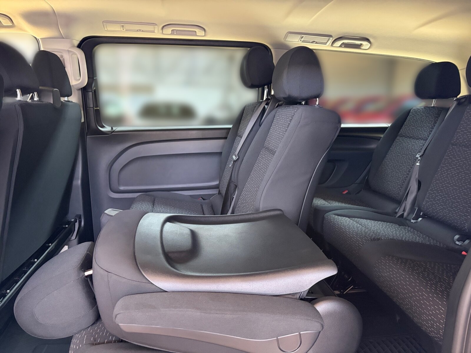 Ausstattungslinien und -Pakete:  Aerodynamik-Paket,   BlueEFFICIENCY-Paket:  Modellgeneration 2,   Tourer PRO:Exterieur:  Außenspiegel heizbar und elektrisch verstellbar,   Baureihe C447 Vito/V-Klasse:  Befestigungspunkte im Dachrahmen,   CO2-optimierte Bremsanlage,   Elektrik für Anhängersteckdose:  Fehlbetankungsschutz,   Fenster in Heckklappe mit Wisch- und Waschanlage,   Fenster vorn links, fest in Seitenwand/Schiebetür,   Generator 14 V / 250 A:  Gewichtsvariante 3.200 kg,   Haupttank 70 Liter:  Heckkamera nicht einklappbar,   Hecktür zweiflügelig 180 Grad ohne Fenster:  Hinterachswellenfabrikat IFA,   Kombifahrzeug:  Komplettfahrzeug,   Radstand 3430 mm, Überhang lang:  Radvollabdeckung,   Reifenfabrikat Dunlop (20),   Reserverad mit Wagenheber,   Schiebetür links:  Schilder / Druckschriften ungarisch,   Stahlräder 6,5 J x 17,   Steuercode Umstellung WLTP,   Vorderachse mit erhöhter Traglast:Interieur:  3er-Komfort-Sitzbank EASY-ENTRY in 1.Reihe im Fond,   3er-Komfort-Sitzbank EASY-ENTRY in 2.Reihe im Fond,   Armlehnen für Bestuhlung im Fahrgastraum,   Beifahrersitz Zweisitzer:  Beleuchtung im Haltegriff Fond mit Lesespot,   Fenster fest hinten,   Innenverkleidung gehobene Ausführung,   Klimaanlage halbautom. geregelt, TEMPMATIC im Fond:  Komfort Fahrersitz:  Linkslenker,   Lordosenstütze Fahrersitz,   Sitzbelegungserkennung Fahrersitz:  Sitzheizung für Beifahrer:  Sitzheizung für Fahrer:  Sitzkissentiefenverstellung Fahrer,   Sitzschienen mit Schnellverriegelung, 3 Schienen,   Steckdose 12 V Kofferraum / Laderaum,   Steckdosen 12V für Sitzreihen Fond rechts u. links,   Stoff Caluma schwarzMultimedia:  2-Wege-Lautsprecher vorn und hinten,   Digitales Extra: Festplatten-Navigation,   Digitales Extra: Remote Services Plus,   Digitales Extra: Smartphone Integration,   Digitales Radio (DAB):  Kommunikationsmodul (LTE) für digitale Dienste:  Live Traffic Information,   MBUX Multimediasystem:  Mercedes-Benz Notrufsystem:Komfort und Umwelt:  9G-TRONIC:  Abgasreinigung SCR Generation 4,   Aktiver Spurhalte-Assistent:  Attention Assist:  Berganfahrhilfe:  Colorverglasung im Fond, Schwarzglas:  ECO Start-Stop Funktion:  Fahrlichtassistent,   Innen- und Umfeldbeleuchtung Kombi,   Intelligenter Geschwindigkeitsassistent (ISA),   Kindererkennung im Fahrzeug passiv,   Kofferraum-Komfortschließung,   Komfortfahrwerk:  Lenkrad in Neigung und Höhe verstellbar,   Multi-Tasten Funkfernbedienung,   Multifunktionslenkrad:  Nachtbeleuchtung,   Rückfahrkamera:  Sauglüfter elektrisch Leistungsstufe 5,   Tempomat:  Totwinkel-Assistent:  Verkehrszeichen-Assistent:  Zuheizer  elektrischSicherheit:  Aktiver Brems-Assistent:  Beifahrerairbag,   Bremskraftverstärkerausfallkompensierung,   elek. Feststellbremse,   HOLD-Funktion:  Kindersicherung an Türen im Fahrgastraum,   Reifendrucküberwachung an VA u. HA, drahtlos:  Thorax-Pelvis-Sidebag Beifahrer:  Thorax-Pelvis-Sidebag Fahrer,   Windowbags für Fahrer und Beifahrer:Zustand/Papiere:  Modellpflege:  Wartungsintervall 40.000 km,   Zulassung als PKW:Weiteres:  AEJ X5/1,   BEDIENUNGSANLEITUNG U. SERVICEHEFT-UNGARISCH,   EMISSIONSKLASSE EURO 6E-BIS M1,   Export-Code,   Fahrzeug HVO fähig,   Fenster v. rechts, fest in Seitenwand/Schiebetür,   halbautomatisch geregelt Klimaanlage TEMPMATIC:  Hersteller Mercedes-Benz AG,   Kunstoffboden TPO im Fahrgastraum,   Mopf II,   OM 654 DE 20 LA 100 kW (136 PS) 3800/min:  Pannenmanagement,   Steuercode Modellpflege,   Vertriebskennzeichen 0,   VIN codierte Fahrzeugdaten mit Prüfziffer,   Wartungsintervall 2 Jahre,   Geschwindigkeitsbegrenzung 210 km/h.