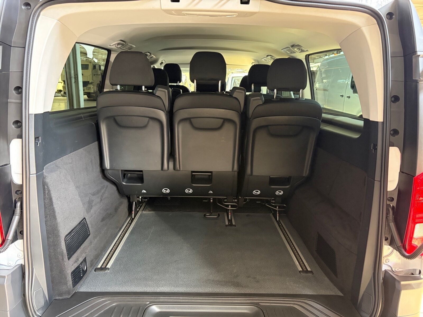 Ausstattungslinien und -Pakete:  Aerodynamik-Paket,   BlueEFFICIENCY-Paket:  Modellgeneration 2,   Tourer PRO:Exterieur:  Außenspiegel heizbar und elektrisch verstellbar,   Baureihe C447 Vito/V-Klasse:  Befestigungspunkte im Dachrahmen,   CO2-optimierte Bremsanlage,   Elektrik für Anhängersteckdose:  Fehlbetankungsschutz,   Fenster in Heckklappe mit Wisch- und Waschanlage,   Fenster vorn links, fest in Seitenwand/Schiebetür,   Generator 14 V / 250 A:  Gewichtsvariante 3.200 kg,   Haupttank 70 Liter:  Heckkamera nicht einklappbar,   Hecktür zweiflügelig 180 Grad ohne Fenster:  Hinterachswellenfabrikat IFA,   Kombifahrzeug:  Komplettfahrzeug,   Radstand 3430 mm, Überhang lang:  Radvollabdeckung,   Reifenfabrikat Dunlop (20),   Reserverad mit Wagenheber,   Schiebetür links:  Schilder / Druckschriften ungarisch,   Stahlräder 6,5 J x 17,   Steuercode Umstellung WLTP,   Vorderachse mit erhöhter Traglast:Interieur:  3er-Komfort-Sitzbank EASY-ENTRY in 1.Reihe im Fond,   3er-Komfort-Sitzbank EASY-ENTRY in 2.Reihe im Fond,   Armlehnen für Bestuhlung im Fahrgastraum,   Beifahrersitz Zweisitzer:  Beleuchtung im Haltegriff Fond mit Lesespot,   Fenster fest hinten,   Innenverkleidung gehobene Ausführung,   Klimaanlage halbautom. geregelt, TEMPMATIC im Fond:  Komfort Fahrersitz:  Linkslenker,   Lordosenstütze Fahrersitz,   Sitzbelegungserkennung Fahrersitz:  Sitzheizung für Beifahrer:  Sitzheizung für Fahrer:  Sitzkissentiefenverstellung Fahrer,   Sitzschienen mit Schnellverriegelung, 3 Schienen,   Steckdose 12 V Kofferraum / Laderaum,   Steckdosen 12V für Sitzreihen Fond rechts u. links,   Stoff Caluma schwarzMultimedia:  2-Wege-Lautsprecher vorn und hinten,   Digitales Extra: Festplatten-Navigation,   Digitales Extra: Remote Services Plus,   Digitales Extra: Smartphone Integration,   Digitales Radio (DAB):  Kommunikationsmodul (LTE) für digitale Dienste:  Live Traffic Information,   MBUX Multimediasystem:  Mercedes-Benz Notrufsystem:Komfort und Umwelt:  9G-TRONIC:  Abgasreinigung SCR Generation 4,   Aktiver Spurhalte-Assistent:  Attention Assist:  Berganfahrhilfe:  Colorverglasung im Fond, Schwarzglas:  ECO Start-Stop Funktion:  Fahrlichtassistent,   Innen- und Umfeldbeleuchtung Kombi,   Intelligenter Geschwindigkeitsassistent (ISA),   Kindererkennung im Fahrzeug passiv,   Kofferraum-Komfortschließung,   Komfortfahrwerk:  Lenkrad in Neigung und Höhe verstellbar,   Multi-Tasten Funkfernbedienung,   Multifunktionslenkrad:  Nachtbeleuchtung,   Rückfahrkamera:  Sauglüfter elektrisch Leistungsstufe 5,   Tempomat:  Totwinkel-Assistent:  Verkehrszeichen-Assistent:  Zuheizer  elektrischSicherheit:  Aktiver Brems-Assistent:  Beifahrerairbag,   Bremskraftverstärkerausfallkompensierung,   elek. Feststellbremse,   HOLD-Funktion:  Kindersicherung an Türen im Fahrgastraum,   Reifendrucküberwachung an VA u. HA, drahtlos:  Thorax-Pelvis-Sidebag Beifahrer:  Thorax-Pelvis-Sidebag Fahrer,   Windowbags für Fahrer und Beifahrer:Zustand/Papiere:  Modellpflege:  Wartungsintervall 40.000 km,   Zulassung als PKW:Weiteres:  AEJ X5/1,   BEDIENUNGSANLEITUNG U. SERVICEHEFT-UNGARISCH,   EMISSIONSKLASSE EURO 6E-BIS M1,   Export-Code,   Fahrzeug HVO fähig,   Fenster v. rechts, fest in Seitenwand/Schiebetür,   halbautomatisch geregelt Klimaanlage TEMPMATIC:  Hersteller Mercedes-Benz AG,   Kunstoffboden TPO im Fahrgastraum,   Mopf II,   OM 654 DE 20 LA 100 kW (136 PS) 3800/min:  Pannenmanagement,   Steuercode Modellpflege,   Vertriebskennzeichen 0,   VIN codierte Fahrzeugdaten mit Prüfziffer,   Wartungsintervall 2 Jahre,   Geschwindigkeitsbegrenzung 210 km/h.