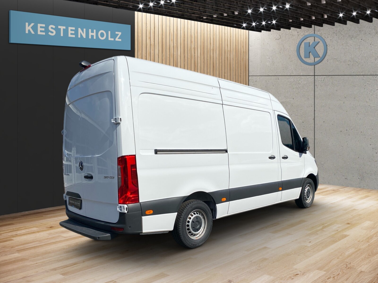 Ausstattungslinien und -Pakete:  Akustikpaket:  Ladepaket Instrumententafel,   Laderaum-Paket 2,   Park-Paket mit Rückfahrkamera:  Pro,   Raucher-Paket:Exterieur:  3,5 Tonner:  Abschleppöse hinten,   Auftritt Hecktür:  Außenspiegel elektrisch heranklappbar:  Außenspiegel heizbar und elektrisch verstellbar,   Baureihe C907 / C910 Sprinter,   Baureihe C907 VS30 RWD:  Bereifung 235/65 R16 C,   Dritte Bremsleuchte:  Einstieggriff an Ecksäule hinten links,   Elektrik für Anhängersteckdose:  Fehlbetankungsschutz,   Generator 14 V / 250 A:  Geräuschmaßnahmen,   Haltegriff Einstieg Laderaumschiebetür an Trennw.,   Haupttank 93 Liter,   Hecktüren, zweiflügelig, Öffnung bis Seitenwand:  Hochdach:  Kastenwagen:  Komplettfahrzeug,   Leitungskanal an Heckportal,   Länderausführung EU - EFTA - UK,   Längsträgerverstärkung,   Radstand 3665 mm:  Rohbaumaßnahmen zusätzlich,   Schiebetür rechts:  Schwingungstilger,   Seitliche Markierungsleuchten,   Steuercode Umstellung WLTP,   Steuercode Werk 155,   Vorrüstung Schalterfeld,   Wärmed. Glas mit Bandfilter an der Frontscheibe:Interieur:  Ablagefach unter Cockpit,   Ablage über Frontscheibe,   Beifahrersitz Zweisitzer:  Cupholder vorn,   Deckenleuchte(n) LD-/FG-Raum mit Türkontakt,   Einstieggriff an Ecksäule hinten rechts,   Haltegriffe für Einstieg Fahrer und Beifahrer,   Holzfußboden,   Innenverkleidung Laderaum bis Dachhöhe (Holz),   Kleiderhaken im Fahrerhaus,   Komfort Fahrersitz:  Komfortkopfstütze Fahrer,   Laderaumbeleuchtung über Bewegungsmelder,   Lastenverankerungsschienensystem,   LED-Lichtband im Laderaum:  Lederlenkrad:  Leitungskanal an Seitenwand,   Linkslenker,   Radkasten beladbar,   Sitzbelegungserkennung Fahrersitz:  Sitzheizung für Beifahrer:  Sitzheizung für Fahrer:  Stoff Maturin schwarz:  Tachometer km/h,   Trennwand durchgehend:  USB-Steckdose 5 V:  Zurrschienen Seitenwand an BrüstungsgurtMultimedia:  Digitale Betriebsanleitung,   Digitales Extra: Festplatten-Navigation,   Digitales Extra: Remote Services Plus,   Digitales Radio (DAB):  Kommunikationsmodul (LTE) für digitale Dienste:  Live Traffic Information,   MBUX Multimediasystem:  Mercedes-Benz Notrufsystem:  Vorrüstung DSP Box,   Vorrüstung Elektrik, parametrierbares SondermodulKomfort und Umwelt:  9G-TRONIC:  Abgasreinigung SCR Generation 4,   Aktiver Spurhalte-Assistent:  Attention Assist:  Aussentemperaturanzeige,   Berganfahrhilfe:  ECO Start-Stop Funktion:  Emissionsklasse  Euro 5b+ N1 GR.III/N2:  Fahrlichtassistent,   Intelligenter Geschwindigkeitsassistent (ISA),   Lenkrad in Neigung und Höhe verstellbar,   Multifunktionslenkrad:  Regensensor:  Rückfahrwarner,   Seitenwind-Assistent:  Starthilfe - Kontakt,   Tempomat:  Totwinkel-Assistent:  Verkehrszeichen-Assistent:  Warmluft-Zusatzheizung elektrisch:Sicherheit:  Airbag Fahrer,   Aktiver Brems-Assistent:  Beifahrerairbag,   Einbruch- und Diebstahlwarnanlage:  elek. Feststellbremse,   Gurtwarneinrichtung für Fahrersitz,   HOLD-Funktion:  Reifendrucküberwachung an VA u. HA, drahtlos:  Wet Wiper SystemWeiteres:  Abbiege-Assistent,   AEJ X4/1,   AEJ X4/2,   Fahrzeug HVO fähig,   Fertigung Düsseldorf,   halbautomatisch geregelt Klimaanlage TEMPMATIC:  Hersteller Mercedes-Benz AG,   ohne Auf-/Ablastung  3.500 kg:  OM 654 DE 20 LA 125 kW (170 PS) 3800/min,   Pannenmanagement,   Schilder / Druckschriften deutsch,   VIN codierte Fahrzeugdaten mit Prüfziffer,   Zurrschienen Seitenwand an Dachrahmen,   Achsübersetzung i = 3,923,   Änderungsjahr G4-II,   Modelljahr 5,   Vorderachse mit erhöhter Traglast:.