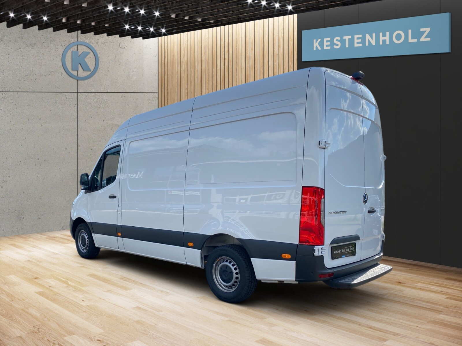 Ausstattungslinien und -Pakete:  Akustikpaket:  Ladepaket Instrumententafel,   Laderaum-Paket 2,   Park-Paket mit Rückfahrkamera:  Pro,   Raucher-Paket:Exterieur:  3,5 Tonner:  Abschleppöse hinten,   Auftritt Hecktür:  Außenspiegel elektrisch heranklappbar:  Außenspiegel heizbar und elektrisch verstellbar,   Baureihe C907 / C910 Sprinter,   Baureihe C907 VS30 RWD:  Bereifung 235/65 R16 C,   Dritte Bremsleuchte:  Einstieggriff an Ecksäule hinten links,   Elektrik für Anhängersteckdose:  Fehlbetankungsschutz,   Generator 14 V / 250 A:  Geräuschmaßnahmen,   Haltegriff Einstieg Laderaumschiebetür an Trennw.,   Haupttank 93 Liter,   Hecktüren, zweiflügelig, Öffnung bis Seitenwand:  Hochdach:  Kastenwagen:  Komplettfahrzeug,   Leitungskanal an Heckportal,   Länderausführung EU - EFTA - UK,   Längsträgerverstärkung,   Radstand 3665 mm:  Rohbaumaßnahmen zusätzlich,   Schiebetür rechts:  Schwingungstilger,   Seitliche Markierungsleuchten,   Steuercode Umstellung WLTP,   Steuercode Werk 155,   Vorrüstung Schalterfeld,   Wärmed. Glas mit Bandfilter an der Frontscheibe:Interieur:  Ablagefach unter Cockpit,   Ablage über Frontscheibe,   Beifahrersitz Zweisitzer:  Cupholder vorn,   Deckenleuchte(n) LD-/FG-Raum mit Türkontakt,   Einstieggriff an Ecksäule hinten rechts,   Haltegriffe für Einstieg Fahrer und Beifahrer,   Holzfußboden,   Innenverkleidung Laderaum bis Dachhöhe (Holz),   Kleiderhaken im Fahrerhaus,   Komfort Fahrersitz:  Komfortkopfstütze Fahrer,   Laderaumbeleuchtung über Bewegungsmelder,   Lastenverankerungsschienensystem,   LED-Lichtband im Laderaum:  Lederlenkrad:  Leitungskanal an Seitenwand,   Linkslenker,   Radkasten beladbar,   Sitzbelegungserkennung Fahrersitz:  Sitzheizung für Beifahrer:  Sitzheizung für Fahrer:  Stoff Maturin schwarz:  Tachometer km/h,   Trennwand durchgehend:  USB-Steckdose 5 V:  Zurrschienen Seitenwand an BrüstungsgurtMultimedia:  Digitale Betriebsanleitung,   Digitales Extra: Festplatten-Navigation,   Digitales Extra: Remote Services Plus,   Digitales Radio (DAB):  Kommunikationsmodul (LTE) für digitale Dienste:  Live Traffic Information,   MBUX Multimediasystem:  Mercedes-Benz Notrufsystem:  Vorrüstung DSP Box,   Vorrüstung Elektrik, parametrierbares SondermodulKomfort und Umwelt:  9G-TRONIC:  Abgasreinigung SCR Generation 4,   Aktiver Spurhalte-Assistent:  Attention Assist:  Aussentemperaturanzeige,   Berganfahrhilfe:  ECO Start-Stop Funktion:  Emissionsklasse  Euro 5b+ N1 GR.III/N2:  Fahrlichtassistent,   Intelligenter Geschwindigkeitsassistent (ISA),   Lenkrad in Neigung und Höhe verstellbar,   Multifunktionslenkrad:  Regensensor:  Rückfahrwarner,   Seitenwind-Assistent:  Starthilfe - Kontakt,   Tempomat:  Totwinkel-Assistent:  Verkehrszeichen-Assistent:  Warmluft-Zusatzheizung elektrisch:Sicherheit:  Airbag Fahrer,   Aktiver Brems-Assistent:  Beifahrerairbag,   Einbruch- und Diebstahlwarnanlage:  elek. Feststellbremse,   Gurtwarneinrichtung für Fahrersitz,   HOLD-Funktion:  Reifendrucküberwachung an VA u. HA, drahtlos:  Wet Wiper SystemWeiteres:  Abbiege-Assistent,   AEJ X4/1,   AEJ X4/2,   Fahrzeug HVO fähig,   Fertigung Düsseldorf,   halbautomatisch geregelt Klimaanlage TEMPMATIC:  Hersteller Mercedes-Benz AG,   ohne Auf-/Ablastung  3.500 kg:  OM 654 DE 20 LA 125 kW (170 PS) 3800/min,   Pannenmanagement,   Schilder / Druckschriften deutsch,   VIN codierte Fahrzeugdaten mit Prüfziffer,   Zurrschienen Seitenwand an Dachrahmen,   Achsübersetzung i = 3,923,   Änderungsjahr G4-II,   Modelljahr 5,   Vorderachse mit erhöhter Traglast:.