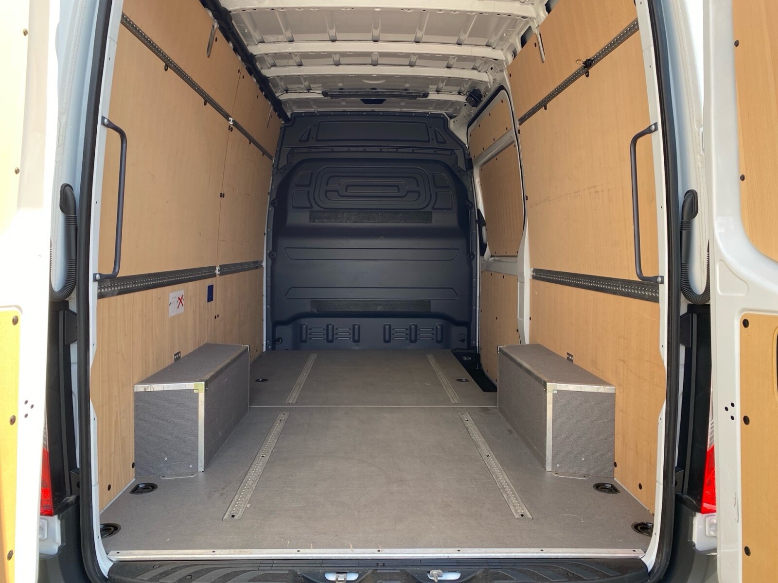 Ausstattungslinien und -Pakete:  Akustikpaket:  Ladepaket Instrumententafel,   Laderaum-Paket 2,   Park-Paket mit Rückfahrkamera:  Pro,   Raucher-Paket:Exterieur:  3,5 Tonner:  Abschleppöse hinten,   Auftritt Hecktür:  Außenspiegel elektrisch heranklappbar:  Außenspiegel heizbar und elektrisch verstellbar,   Baureihe C907 / C910 Sprinter,   Baureihe C907 VS30 RWD:  Bereifung 235/65 R16 C,   Dritte Bremsleuchte:  Einstieggriff an Ecksäule hinten links,   Elektrik für Anhängersteckdose:  Fehlbetankungsschutz,   Generator 14 V / 250 A:  Geräuschmaßnahmen,   Haltegriff Einstieg Laderaumschiebetür an Trennw.,   Haupttank 93 Liter,   Hecktüren, zweiflügelig, Öffnung bis Seitenwand:  Hochdach:  Kastenwagen:  Komplettfahrzeug,   Leitungskanal an Heckportal,   Länderausführung EU - EFTA - UK,   Längsträgerverstärkung,   Radstand 3665 mm:  Rohbaumaßnahmen zusätzlich,   Schiebetür rechts:  Schwingungstilger,   Seitliche Markierungsleuchten,   Steuercode Umstellung WLTP,   Steuercode Werk 155,   Vorrüstung Schalterfeld,   Wärmed. Glas mit Bandfilter an der Frontscheibe:Interieur:  Ablagefach unter Cockpit,   Ablage über Frontscheibe,   Beifahrersitz Zweisitzer:  Cupholder vorn,   Deckenleuchte(n) LD-/FG-Raum mit Türkontakt,   Einstieggriff an Ecksäule hinten rechts,   Haltegriffe für Einstieg Fahrer und Beifahrer,   Holzfußboden,   Innenverkleidung Laderaum bis Dachhöhe (Holz),   Kleiderhaken im Fahrerhaus,   Komfort Fahrersitz:  Komfortkopfstütze Fahrer,   Laderaumbeleuchtung über Bewegungsmelder,   Lastenverankerungsschienensystem,   LED-Lichtband im Laderaum:  Lederlenkrad:  Leitungskanal an Seitenwand,   Linkslenker,   Radkasten beladbar,   Sitzbelegungserkennung Fahrersitz:  Sitzheizung für Beifahrer:  Sitzheizung für Fahrer:  Stoff Maturin schwarz:  Tachometer km/h,   Trennwand durchgehend:  USB-Steckdose 5 V:  Zurrschienen Seitenwand an BrüstungsgurtMultimedia:  Digitale Betriebsanleitung,   Digitales Extra: Festplatten-Navigation,   Digitales Extra: Remote Services Plus,   Digitales Radio (DAB):  Kommunikationsmodul (LTE) für digitale Dienste:  Live Traffic Information,   MBUX Multimediasystem:  Mercedes-Benz Notrufsystem:  Vorrüstung DSP Box,   Vorrüstung Elektrik, parametrierbares SondermodulKomfort und Umwelt:  9G-TRONIC:  Abgasreinigung SCR Generation 4,   Aktiver Spurhalte-Assistent:  Attention Assist:  Aussentemperaturanzeige,   Berganfahrhilfe:  ECO Start-Stop Funktion:  Emissionsklasse  Euro 5b+ N1 GR.III/N2:  Fahrlichtassistent,   Intelligenter Geschwindigkeitsassistent (ISA),   Lenkrad in Neigung und Höhe verstellbar,   Multifunktionslenkrad:  Regensensor:  Rückfahrwarner,   Seitenwind-Assistent:  Starthilfe - Kontakt,   Tempomat:  Totwinkel-Assistent:  Verkehrszeichen-Assistent:  Warmluft-Zusatzheizung elektrisch:Sicherheit:  Airbag Fahrer,   Aktiver Brems-Assistent:  Beifahrerairbag,   Einbruch- und Diebstahlwarnanlage:  elek. Feststellbremse,   Gurtwarneinrichtung für Fahrersitz,   HOLD-Funktion:  Reifendrucküberwachung an VA u. HA, drahtlos:  Wet Wiper SystemWeiteres:  Abbiege-Assistent,   AEJ X4/1,   AEJ X4/2,   Fahrzeug HVO fähig,   Fertigung Düsseldorf,   halbautomatisch geregelt Klimaanlage TEMPMATIC:  Hersteller Mercedes-Benz AG,   ohne Auf-/Ablastung  3.500 kg:  OM 654 DE 20 LA 125 kW (170 PS) 3800/min,   Pannenmanagement,   Schilder / Druckschriften deutsch,   VIN codierte Fahrzeugdaten mit Prüfziffer,   Zurrschienen Seitenwand an Dachrahmen,   Achsübersetzung i = 3,923,   Änderungsjahr G4-II,   Modelljahr 5,   Vorderachse mit erhöhter Traglast:.