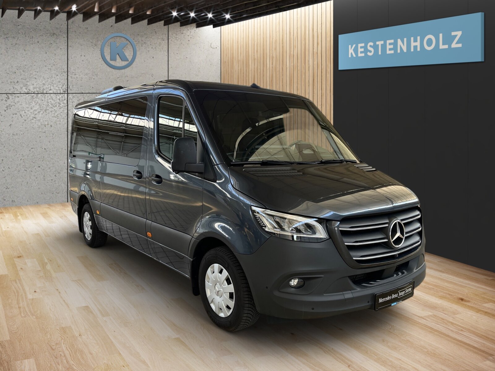 Ausstattungslinien und -Pakete:  Akustikpaket:  Ladepaket Instrumententafel,   Park-Paket mit 360° Kamera:  Sprinter Tourer,   Winter-Paket PlusExterieur:  3,5 Tonner:  Anhängersteckdose 13-Polig,   Auspuff gerade nach hinten,   Außenspiegel elektrisch heranklappbar:  Außenspiegel heizbar und elektrisch verstellbar,   Batterie-Hauptschalter einpolig,   Baureihe C907 / C910 Sprinter,   Baureihe C907 VS30 RWD:  Bereifung 235/65 R16 C,   Dritte Bremsleuchte:  Einstieggriff an Ecksäule hinten links,   Fenster in Heckklappe mit Wisch- und Waschanlage,   Fenster vorn links, fest in Seitenwand/Schiebetür,   Frontscheibe heizbar:  Geräuschmaßnahmen,   Haupttank 93 Liter,   Heckleuchten in Teil-LED-Technik,   Heckscheibe heizbar:  Kastenwagen mit Rundumverglasung,   Kombifahrzeug:  Komplettfahrzeug,   Kühlergrillrahmen in Wagenfarbe,   Kühlergrill verchromt,   LED High Performance-Scheinwerfer:  Länderausführung EU - EFTA - UK,   Längsträgerverstärkung,   Metallic-Lack:  Nebelscheinwerfer mit Abbiegelicht,   Querträger mit integriertem Auftritt,   Radstand 3665 mm:  Radvollabdeckung,   Reserverad,   Reserveradhalter unter Rahmenende,   Rohbaumaßnahmen zusätzlich,   Rückfahrleuchte unten,   Schiebetür rechts:  Schmutzfänger hinten,   Schmutzfänger vorn,   Schwingungstilger,   Seitliche Markierungsleuchten,   Steckdose im Fahrerhaus,   Steuercode Umstellung WLTP,   Steuercode Werk 155,   Vorderachse mit erhöhter Traglast:  Wärmed. Glas mit Bandfilter an der Frontscheibe:Interieur:  3er-Komfort-Sitzbank EASY-ENTRY in 1.Reihe im Fond,   Ablagefach mit Netz in Hecktüren,   Ablagefach unter Cockpit,   Ablage über Frontscheibe,   Armauflage, Fahrer- und Beifahrertür,   Armlehne für Beifahrersitz,   Armlehne für Fahrersitz:  Cupholder im Fahrgastraum,   Cupholder vorn,   Dachklimaanlage Basis,   Digitaler Innenspiegel,   Einstieggriff an Ecksäule hinten rechts,   Fahrersitzkasten, niedrig,   Haltegriffe für Einstieg Fahrer und Beifahrer,   Innenverkleidung Luxus,   Klappdeckel für Ablagefach,   Klappdeckel für Ablagefächer links und rechts,   Kleiderhaken im Fahrgastraum,   Komfort-Beifahrersitz:  Komfortkopfstütze Fahrer,   Komfortkopfstützen für Fahrgastraumsitze,   Kunststoffboden People Mover,   Lederlenkrad:  Linkslenker,   Lordosenstütze Fahrersitz,   Radkastenvekleidung,   Schwingsitz Komfortausführung, Fahrersitz:  Sitzbelegungserkennung Fahrersitz:  Sitzheizung für Beifahrer:  Sitzheizung für Fahrer:  Staunetz Beifahrersitzlehne,   Staunetz Fahrersitzlehne,   Steckdose 12 V Kofferraum / Laderaum,   Stoff Caluma schwarz,   Tachometer km/h,   USB-Steckdose 5 V:  Vorrüstung Sitzkonfiguration 3/3/-,   Weitwurfdüsen in I-Tafel,   Wärmeisolierung FahrerraumMultimedia:  Digitale Betriebsanleitung,   Digitales Extra: Festplatten-Navigation,   Digitales Extra: Remote Services Plus,   Digitales Extra: Smartphone Integration,   Digitales Radio (DAB):  Kommunikationsmodul (LTE) für digitale Dienste:  Live Traffic Information,   MBUX Multimediasystem:  Mercedes-Benz Notrufsystem:Komfort und Umwelt:  9G-TRONIC:  Abgasreinigung SCR Generation 4,   Abgasstufe E (für schwere Nutzfahrzeuge),   Aktiver Spurhalte-Assistent:  Attention Assist:  Aussentemperaturanzeige,   Berganfahrhilfe:  Colorverglasung im Fond, Schwarzglas:  ECO Start-Stop Funktion:  Fahrlichtassistent,   Fahrwerk: Stabilisierung Stufe I,   Fahrwerk für Komfort und Ladegutschonung,   Fenster fest hinten links,   Fenster fest hinten rechts,   Fernlichtassistent,   Hydraulik - Wagenheber,   Intelligenter Geschwindigkeitsassistent (ISA),   Kindererkennung im Fahrzeug passiv,   Lenkradheizung:  Lenkrad in Neigung und Höhe verstellbar,   Motorausführung Euro VI:  Multi-Tasten Funkfernbedienung,   Multifunktionslenkrad:  Regensensor:  Seitenwind-Assistent:  Starthilfe - Kontakt,   Totwinkel-Assistent:  Verkehrszeichen-Assistent:  Warmluft-Zusatzheizung elektrisch:Sicherheit:  Airbag Fahrer,   Aktiver Abstands-Assistent DISTRONIC:  Aktiver Brems-Assistent:  Beifahrerairbag,   elek. Feststellbremse,   Gurtwarneinrichtung für Fahrersitz,   HOLD-Funktion:  Reifendrucküberwachung an VA u. HA, drahtlos:  Thorax-Pelvis-Sidebag Beifahrer:  Thorax-Pelvis-Sidebag Fahrer,   Wet Wiper System,   Windowbags für Fahrer und Beifahrer:Zustand/Papiere:  Zulassung M1:Weiteres:  3er-Komfort-Sitzbank in 2. Reihe im Fond,   230 V Steckdose,   AEJ X4/1,   Änderungsjahr G4-I.