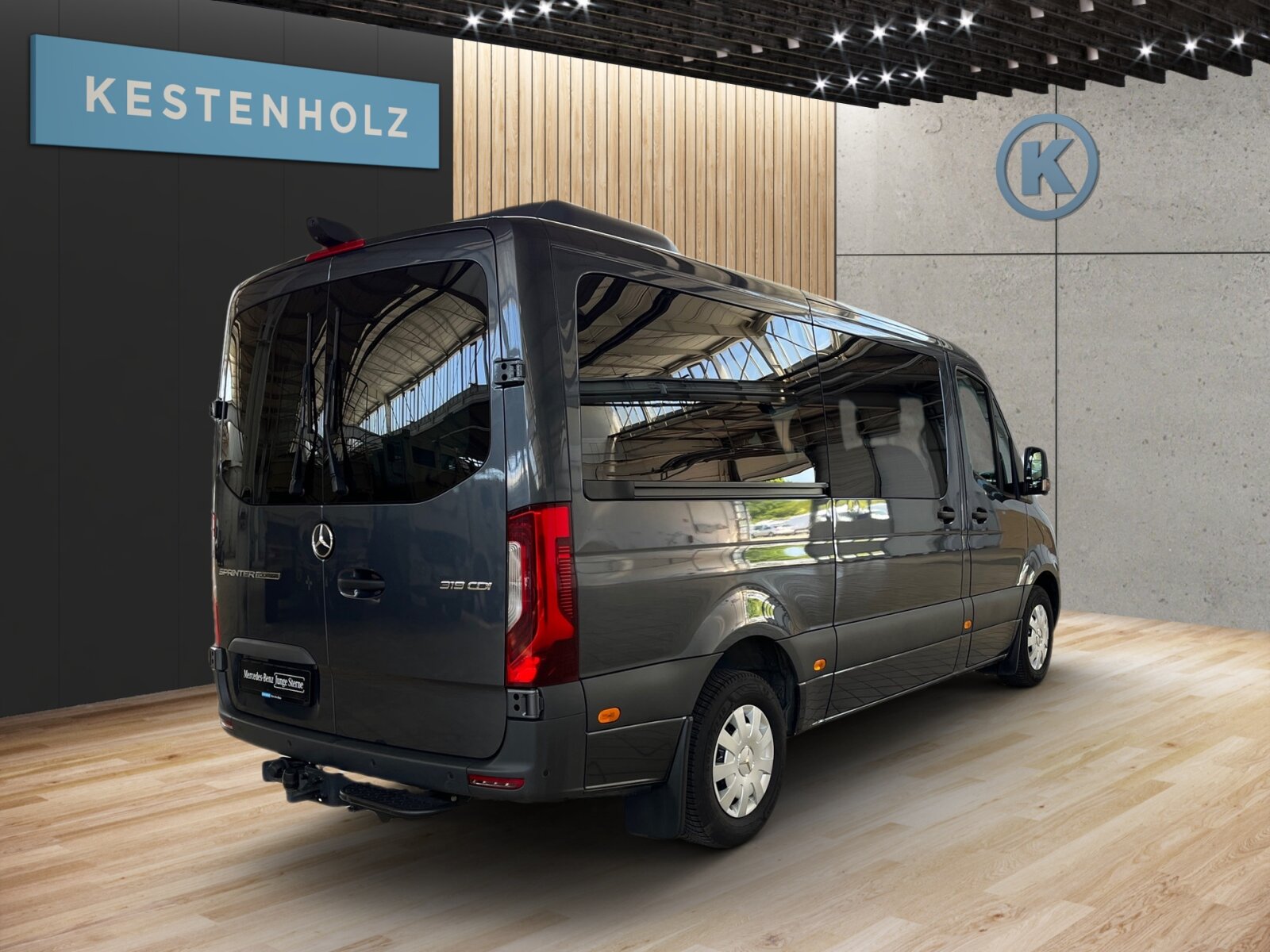 Ausstattungslinien und -Pakete:  Akustikpaket:  Ladepaket Instrumententafel,   Park-Paket mit 360° Kamera:  Sprinter Tourer,   Winter-Paket PlusExterieur:  3,5 Tonner:  Anhängersteckdose 13-Polig,   Auspuff gerade nach hinten,   Außenspiegel elektrisch heranklappbar:  Außenspiegel heizbar und elektrisch verstellbar,   Batterie-Hauptschalter einpolig,   Baureihe C907 / C910 Sprinter,   Baureihe C907 VS30 RWD:  Bereifung 235/65 R16 C,   Dritte Bremsleuchte:  Einstieggriff an Ecksäule hinten links,   Fenster in Heckklappe mit Wisch- und Waschanlage,   Fenster vorn links, fest in Seitenwand/Schiebetür,   Frontscheibe heizbar:  Geräuschmaßnahmen,   Haupttank 93 Liter,   Heckleuchten in Teil-LED-Technik,   Heckscheibe heizbar:  Kastenwagen mit Rundumverglasung,   Kombifahrzeug:  Komplettfahrzeug,   Kühlergrillrahmen in Wagenfarbe,   Kühlergrill verchromt,   LED High Performance-Scheinwerfer:  Länderausführung EU - EFTA - UK,   Längsträgerverstärkung,   Metallic-Lack:  Nebelscheinwerfer mit Abbiegelicht,   Querträger mit integriertem Auftritt,   Radstand 3665 mm:  Radvollabdeckung,   Reserverad,   Reserveradhalter unter Rahmenende,   Rohbaumaßnahmen zusätzlich,   Rückfahrleuchte unten,   Schiebetür rechts:  Schmutzfänger hinten,   Schmutzfänger vorn,   Schwingungstilger,   Seitliche Markierungsleuchten,   Steckdose im Fahrerhaus,   Steuercode Umstellung WLTP,   Steuercode Werk 155,   Vorderachse mit erhöhter Traglast:  Wärmed. Glas mit Bandfilter an der Frontscheibe:Interieur:  3er-Komfort-Sitzbank EASY-ENTRY in 1.Reihe im Fond,   Ablagefach mit Netz in Hecktüren,   Ablagefach unter Cockpit,   Ablage über Frontscheibe,   Armauflage, Fahrer- und Beifahrertür,   Armlehne für Beifahrersitz,   Armlehne für Fahrersitz:  Cupholder im Fahrgastraum,   Cupholder vorn,   Dachklimaanlage Basis,   Digitaler Innenspiegel,   Einstieggriff an Ecksäule hinten rechts,   Fahrersitzkasten, niedrig,   Haltegriffe für Einstieg Fahrer und Beifahrer,   Innenverkleidung Luxus,   Klappdeckel für Ablagefach,   Klappdeckel für Ablagefächer links und rechts,   Kleiderhaken im Fahrgastraum,   Komfort-Beifahrersitz:  Komfortkopfstütze Fahrer,   Komfortkopfstützen für Fahrgastraumsitze,   Kunststoffboden People Mover,   Lederlenkrad:  Linkslenker,   Lordosenstütze Fahrersitz,   Radkastenvekleidung,   Schwingsitz Komfortausführung, Fahrersitz:  Sitzbelegungserkennung Fahrersitz:  Sitzheizung für Beifahrer:  Sitzheizung für Fahrer:  Staunetz Beifahrersitzlehne,   Staunetz Fahrersitzlehne,   Steckdose 12 V Kofferraum / Laderaum,   Stoff Caluma schwarz,   Tachometer km/h,   USB-Steckdose 5 V:  Vorrüstung Sitzkonfiguration 3/3/-,   Weitwurfdüsen in I-Tafel,   Wärmeisolierung FahrerraumMultimedia:  Digitale Betriebsanleitung,   Digitales Extra: Festplatten-Navigation,   Digitales Extra: Remote Services Plus,   Digitales Extra: Smartphone Integration,   Digitales Radio (DAB):  Kommunikationsmodul (LTE) für digitale Dienste:  Live Traffic Information,   MBUX Multimediasystem:  Mercedes-Benz Notrufsystem:Komfort und Umwelt:  9G-TRONIC:  Abgasreinigung SCR Generation 4,   Abgasstufe E (für schwere Nutzfahrzeuge),   Aktiver Spurhalte-Assistent:  Attention Assist:  Aussentemperaturanzeige,   Berganfahrhilfe:  Colorverglasung im Fond, Schwarzglas:  ECO Start-Stop Funktion:  Fahrlichtassistent,   Fahrwerk: Stabilisierung Stufe I,   Fahrwerk für Komfort und Ladegutschonung,   Fenster fest hinten links,   Fenster fest hinten rechts,   Fernlichtassistent,   Hydraulik - Wagenheber,   Intelligenter Geschwindigkeitsassistent (ISA),   Kindererkennung im Fahrzeug passiv,   Lenkradheizung:  Lenkrad in Neigung und Höhe verstellbar,   Motorausführung Euro VI:  Multi-Tasten Funkfernbedienung,   Multifunktionslenkrad:  Regensensor:  Seitenwind-Assistent:  Starthilfe - Kontakt,   Totwinkel-Assistent:  Verkehrszeichen-Assistent:  Warmluft-Zusatzheizung elektrisch:Sicherheit:  Airbag Fahrer,   Aktiver Abstands-Assistent DISTRONIC:  Aktiver Brems-Assistent:  Beifahrerairbag,   elek. Feststellbremse,   Gurtwarneinrichtung für Fahrersitz,   HOLD-Funktion:  Reifendrucküberwachung an VA u. HA, drahtlos:  Thorax-Pelvis-Sidebag Beifahrer:  Thorax-Pelvis-Sidebag Fahrer,   Wet Wiper System,   Windowbags für Fahrer und Beifahrer:Zustand/Papiere:  Zulassung M1:Weiteres:  3er-Komfort-Sitzbank in 2. Reihe im Fond,   230 V Steckdose,   AEJ X4/1,   Änderungsjahr G4-I.