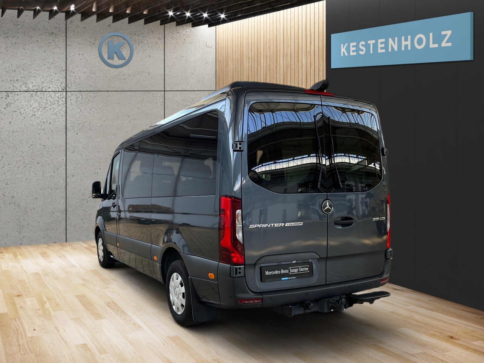 Ausstattungslinien und -Pakete:  Akustikpaket:  Ladepaket Instrumententafel,   Park-Paket mit 360° Kamera:  Sprinter Tourer,   Winter-Paket PlusExterieur:  3,5 Tonner:  Anhängersteckdose 13-Polig,   Auspuff gerade nach hinten,   Außenspiegel elektrisch heranklappbar:  Außenspiegel heizbar und elektrisch verstellbar,   Batterie-Hauptschalter einpolig,   Baureihe C907 / C910 Sprinter,   Baureihe C907 VS30 RWD:  Bereifung 235/65 R16 C,   Dritte Bremsleuchte:  Einstieggriff an Ecksäule hinten links,   Fenster in Heckklappe mit Wisch- und Waschanlage,   Fenster vorn links, fest in Seitenwand/Schiebetür,   Frontscheibe heizbar:  Geräuschmaßnahmen,   Haupttank 93 Liter,   Heckleuchten in Teil-LED-Technik,   Heckscheibe heizbar:  Kastenwagen mit Rundumverglasung,   Kombifahrzeug:  Komplettfahrzeug,   Kühlergrillrahmen in Wagenfarbe,   Kühlergrill verchromt,   LED High Performance-Scheinwerfer:  Länderausführung EU - EFTA - UK,   Längsträgerverstärkung,   Metallic-Lack:  Nebelscheinwerfer mit Abbiegelicht,   Querträger mit integriertem Auftritt,   Radstand 3665 mm:  Radvollabdeckung,   Reserverad,   Reserveradhalter unter Rahmenende,   Rohbaumaßnahmen zusätzlich,   Rückfahrleuchte unten,   Schiebetür rechts:  Schmutzfänger hinten,   Schmutzfänger vorn,   Schwingungstilger,   Seitliche Markierungsleuchten,   Steckdose im Fahrerhaus,   Steuercode Umstellung WLTP,   Steuercode Werk 155,   Vorderachse mit erhöhter Traglast:  Wärmed. Glas mit Bandfilter an der Frontscheibe:Interieur:  3er-Komfort-Sitzbank EASY-ENTRY in 1.Reihe im Fond,   Ablagefach mit Netz in Hecktüren,   Ablagefach unter Cockpit,   Ablage über Frontscheibe,   Armauflage, Fahrer- und Beifahrertür,   Armlehne für Beifahrersitz,   Armlehne für Fahrersitz:  Cupholder im Fahrgastraum,   Cupholder vorn,   Dachklimaanlage Basis,   Digitaler Innenspiegel,   Einstieggriff an Ecksäule hinten rechts,   Fahrersitzkasten, niedrig,   Haltegriffe für Einstieg Fahrer und Beifahrer,   Innenverkleidung Luxus,   Klappdeckel für Ablagefach,   Klappdeckel für Ablagefächer links und rechts,   Kleiderhaken im Fahrgastraum,   Komfort-Beifahrersitz:  Komfortkopfstütze Fahrer,   Komfortkopfstützen für Fahrgastraumsitze,   Kunststoffboden People Mover,   Lederlenkrad:  Linkslenker,   Lordosenstütze Fahrersitz,   Radkastenvekleidung,   Schwingsitz Komfortausführung, Fahrersitz:  Sitzbelegungserkennung Fahrersitz:  Sitzheizung für Beifahrer:  Sitzheizung für Fahrer:  Staunetz Beifahrersitzlehne,   Staunetz Fahrersitzlehne,   Steckdose 12 V Kofferraum / Laderaum,   Stoff Caluma schwarz,   Tachometer km/h,   USB-Steckdose 5 V:  Vorrüstung Sitzkonfiguration 3/3/-,   Weitwurfdüsen in I-Tafel,   Wärmeisolierung FahrerraumMultimedia:  Digitale Betriebsanleitung,   Digitales Extra: Festplatten-Navigation,   Digitales Extra: Remote Services Plus,   Digitales Extra: Smartphone Integration,   Digitales Radio (DAB):  Kommunikationsmodul (LTE) für digitale Dienste:  Live Traffic Information,   MBUX Multimediasystem:  Mercedes-Benz Notrufsystem:Komfort und Umwelt:  9G-TRONIC:  Abgasreinigung SCR Generation 4,   Abgasstufe E (für schwere Nutzfahrzeuge),   Aktiver Spurhalte-Assistent:  Attention Assist:  Aussentemperaturanzeige,   Berganfahrhilfe:  Colorverglasung im Fond, Schwarzglas:  ECO Start-Stop Funktion:  Fahrlichtassistent,   Fahrwerk: Stabilisierung Stufe I,   Fahrwerk für Komfort und Ladegutschonung,   Fenster fest hinten links,   Fenster fest hinten rechts,   Fernlichtassistent,   Hydraulik - Wagenheber,   Intelligenter Geschwindigkeitsassistent (ISA),   Kindererkennung im Fahrzeug passiv,   Lenkradheizung:  Lenkrad in Neigung und Höhe verstellbar,   Motorausführung Euro VI:  Multi-Tasten Funkfernbedienung,   Multifunktionslenkrad:  Regensensor:  Seitenwind-Assistent:  Starthilfe - Kontakt,   Totwinkel-Assistent:  Verkehrszeichen-Assistent:  Warmluft-Zusatzheizung elektrisch:Sicherheit:  Airbag Fahrer,   Aktiver Abstands-Assistent DISTRONIC:  Aktiver Brems-Assistent:  Beifahrerairbag,   elek. Feststellbremse,   Gurtwarneinrichtung für Fahrersitz,   HOLD-Funktion:  Reifendrucküberwachung an VA u. HA, drahtlos:  Thorax-Pelvis-Sidebag Beifahrer:  Thorax-Pelvis-Sidebag Fahrer,   Wet Wiper System,   Windowbags für Fahrer und Beifahrer:Zustand/Papiere:  Zulassung M1:Weiteres:  3er-Komfort-Sitzbank in 2. Reihe im Fond,   230 V Steckdose,   AEJ X4/1,   Änderungsjahr G4-I.