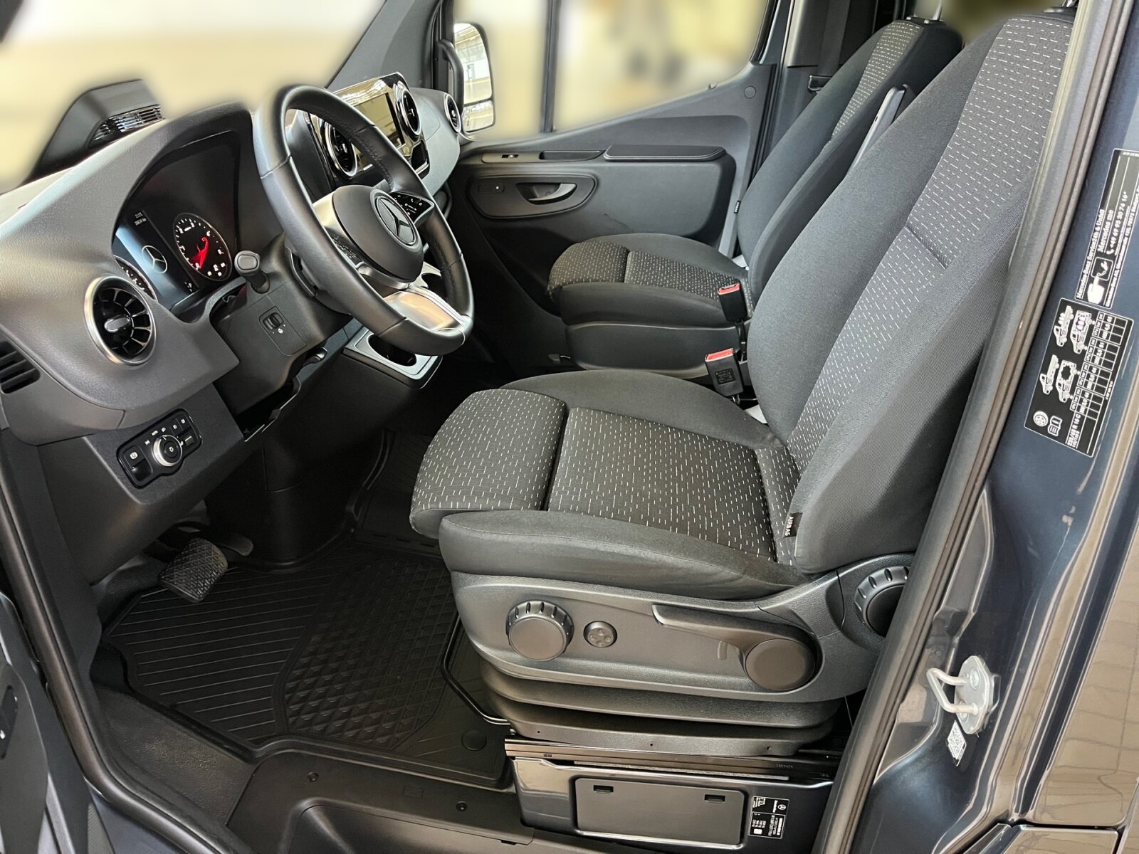 Ausstattungslinien und -Pakete:  Akustikpaket:  Ladepaket Instrumententafel,   Park-Paket mit 360° Kamera:  Sprinter Tourer,   Winter-Paket PlusExterieur:  3,5 Tonner:  Anhängersteckdose 13-Polig,   Auspuff gerade nach hinten,   Außenspiegel elektrisch heranklappbar:  Außenspiegel heizbar und elektrisch verstellbar,   Batterie-Hauptschalter einpolig,   Baureihe C907 / C910 Sprinter,   Baureihe C907 VS30 RWD:  Bereifung 235/65 R16 C,   Dritte Bremsleuchte:  Einstieggriff an Ecksäule hinten links,   Fenster in Heckklappe mit Wisch- und Waschanlage,   Fenster vorn links, fest in Seitenwand/Schiebetür,   Frontscheibe heizbar:  Geräuschmaßnahmen,   Haupttank 93 Liter,   Heckleuchten in Teil-LED-Technik,   Heckscheibe heizbar:  Kastenwagen mit Rundumverglasung,   Kombifahrzeug:  Komplettfahrzeug,   Kühlergrillrahmen in Wagenfarbe,   Kühlergrill verchromt,   LED High Performance-Scheinwerfer:  Länderausführung EU - EFTA - UK,   Längsträgerverstärkung,   Metallic-Lack:  Nebelscheinwerfer mit Abbiegelicht,   Querträger mit integriertem Auftritt,   Radstand 3665 mm:  Radvollabdeckung,   Reserverad,   Reserveradhalter unter Rahmenende,   Rohbaumaßnahmen zusätzlich,   Rückfahrleuchte unten,   Schiebetür rechts:  Schmutzfänger hinten,   Schmutzfänger vorn,   Schwingungstilger,   Seitliche Markierungsleuchten,   Steckdose im Fahrerhaus,   Steuercode Umstellung WLTP,   Steuercode Werk 155,   Vorderachse mit erhöhter Traglast:  Wärmed. Glas mit Bandfilter an der Frontscheibe:Interieur:  3er-Komfort-Sitzbank EASY-ENTRY in 1.Reihe im Fond,   Ablagefach mit Netz in Hecktüren,   Ablagefach unter Cockpit,   Ablage über Frontscheibe,   Armauflage, Fahrer- und Beifahrertür,   Armlehne für Beifahrersitz,   Armlehne für Fahrersitz:  Cupholder im Fahrgastraum,   Cupholder vorn,   Dachklimaanlage Basis,   Digitaler Innenspiegel,   Einstieggriff an Ecksäule hinten rechts,   Fahrersitzkasten, niedrig,   Haltegriffe für Einstieg Fahrer und Beifahrer,   Innenverkleidung Luxus,   Klappdeckel für Ablagefach,   Klappdeckel für Ablagefächer links und rechts,   Kleiderhaken im Fahrgastraum,   Komfort-Beifahrersitz:  Komfortkopfstütze Fahrer,   Komfortkopfstützen für Fahrgastraumsitze,   Kunststoffboden People Mover,   Lederlenkrad:  Linkslenker,   Lordosenstütze Fahrersitz,   Radkastenvekleidung,   Schwingsitz Komfortausführung, Fahrersitz:  Sitzbelegungserkennung Fahrersitz:  Sitzheizung für Beifahrer:  Sitzheizung für Fahrer:  Staunetz Beifahrersitzlehne,   Staunetz Fahrersitzlehne,   Steckdose 12 V Kofferraum / Laderaum,   Stoff Caluma schwarz,   Tachometer km/h,   USB-Steckdose 5 V:  Vorrüstung Sitzkonfiguration 3/3/-,   Weitwurfdüsen in I-Tafel,   Wärmeisolierung FahrerraumMultimedia:  Digitale Betriebsanleitung,   Digitales Extra: Festplatten-Navigation,   Digitales Extra: Remote Services Plus,   Digitales Extra: Smartphone Integration,   Digitales Radio (DAB):  Kommunikationsmodul (LTE) für digitale Dienste:  Live Traffic Information,   MBUX Multimediasystem:  Mercedes-Benz Notrufsystem:Komfort und Umwelt:  9G-TRONIC:  Abgasreinigung SCR Generation 4,   Abgasstufe E (für schwere Nutzfahrzeuge),   Aktiver Spurhalte-Assistent:  Attention Assist:  Aussentemperaturanzeige,   Berganfahrhilfe:  Colorverglasung im Fond, Schwarzglas:  ECO Start-Stop Funktion:  Fahrlichtassistent,   Fahrwerk: Stabilisierung Stufe I,   Fahrwerk für Komfort und Ladegutschonung,   Fenster fest hinten links,   Fenster fest hinten rechts,   Fernlichtassistent,   Hydraulik - Wagenheber,   Intelligenter Geschwindigkeitsassistent (ISA),   Kindererkennung im Fahrzeug passiv,   Lenkradheizung:  Lenkrad in Neigung und Höhe verstellbar,   Motorausführung Euro VI:  Multi-Tasten Funkfernbedienung,   Multifunktionslenkrad:  Regensensor:  Seitenwind-Assistent:  Starthilfe - Kontakt,   Totwinkel-Assistent:  Verkehrszeichen-Assistent:  Warmluft-Zusatzheizung elektrisch:Sicherheit:  Airbag Fahrer,   Aktiver Abstands-Assistent DISTRONIC:  Aktiver Brems-Assistent:  Beifahrerairbag,   elek. Feststellbremse,   Gurtwarneinrichtung für Fahrersitz,   HOLD-Funktion:  Reifendrucküberwachung an VA u. HA, drahtlos:  Thorax-Pelvis-Sidebag Beifahrer:  Thorax-Pelvis-Sidebag Fahrer,   Wet Wiper System,   Windowbags für Fahrer und Beifahrer:Zustand/Papiere:  Zulassung M1:Weiteres:  3er-Komfort-Sitzbank in 2. Reihe im Fond,   230 V Steckdose,   AEJ X4/1,   Änderungsjahr G4-I.