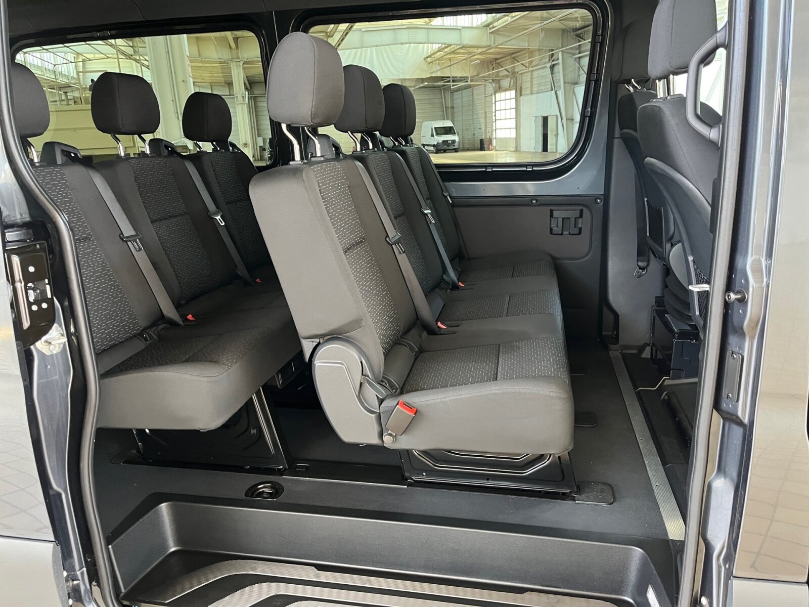 Ausstattungslinien und -Pakete:  Akustikpaket:  Ladepaket Instrumententafel,   Park-Paket mit 360° Kamera:  Sprinter Tourer,   Winter-Paket PlusExterieur:  3,5 Tonner:  Anhängersteckdose 13-Polig,   Auspuff gerade nach hinten,   Außenspiegel elektrisch heranklappbar:  Außenspiegel heizbar und elektrisch verstellbar,   Batterie-Hauptschalter einpolig,   Baureihe C907 / C910 Sprinter,   Baureihe C907 VS30 RWD:  Bereifung 235/65 R16 C,   Dritte Bremsleuchte:  Einstieggriff an Ecksäule hinten links,   Fenster in Heckklappe mit Wisch- und Waschanlage,   Fenster vorn links, fest in Seitenwand/Schiebetür,   Frontscheibe heizbar:  Geräuschmaßnahmen,   Haupttank 93 Liter,   Heckleuchten in Teil-LED-Technik,   Heckscheibe heizbar:  Kastenwagen mit Rundumverglasung,   Kombifahrzeug:  Komplettfahrzeug,   Kühlergrillrahmen in Wagenfarbe,   Kühlergrill verchromt,   LED High Performance-Scheinwerfer:  Länderausführung EU - EFTA - UK,   Längsträgerverstärkung,   Metallic-Lack:  Nebelscheinwerfer mit Abbiegelicht,   Querträger mit integriertem Auftritt,   Radstand 3665 mm:  Radvollabdeckung,   Reserverad,   Reserveradhalter unter Rahmenende,   Rohbaumaßnahmen zusätzlich,   Rückfahrleuchte unten,   Schiebetür rechts:  Schmutzfänger hinten,   Schmutzfänger vorn,   Schwingungstilger,   Seitliche Markierungsleuchten,   Steckdose im Fahrerhaus,   Steuercode Umstellung WLTP,   Steuercode Werk 155,   Vorderachse mit erhöhter Traglast:  Wärmed. Glas mit Bandfilter an der Frontscheibe:Interieur:  3er-Komfort-Sitzbank EASY-ENTRY in 1.Reihe im Fond,   Ablagefach mit Netz in Hecktüren,   Ablagefach unter Cockpit,   Ablage über Frontscheibe,   Armauflage, Fahrer- und Beifahrertür,   Armlehne für Beifahrersitz,   Armlehne für Fahrersitz:  Cupholder im Fahrgastraum,   Cupholder vorn,   Dachklimaanlage Basis,   Digitaler Innenspiegel,   Einstieggriff an Ecksäule hinten rechts,   Fahrersitzkasten, niedrig,   Haltegriffe für Einstieg Fahrer und Beifahrer,   Innenverkleidung Luxus,   Klappdeckel für Ablagefach,   Klappdeckel für Ablagefächer links und rechts,   Kleiderhaken im Fahrgastraum,   Komfort-Beifahrersitz:  Komfortkopfstütze Fahrer,   Komfortkopfstützen für Fahrgastraumsitze,   Kunststoffboden People Mover,   Lederlenkrad:  Linkslenker,   Lordosenstütze Fahrersitz,   Radkastenvekleidung,   Schwingsitz Komfortausführung, Fahrersitz:  Sitzbelegungserkennung Fahrersitz:  Sitzheizung für Beifahrer:  Sitzheizung für Fahrer:  Staunetz Beifahrersitzlehne,   Staunetz Fahrersitzlehne,   Steckdose 12 V Kofferraum / Laderaum,   Stoff Caluma schwarz,   Tachometer km/h,   USB-Steckdose 5 V:  Vorrüstung Sitzkonfiguration 3/3/-,   Weitwurfdüsen in I-Tafel,   Wärmeisolierung FahrerraumMultimedia:  Digitale Betriebsanleitung,   Digitales Extra: Festplatten-Navigation,   Digitales Extra: Remote Services Plus,   Digitales Extra: Smartphone Integration,   Digitales Radio (DAB):  Kommunikationsmodul (LTE) für digitale Dienste:  Live Traffic Information,   MBUX Multimediasystem:  Mercedes-Benz Notrufsystem:Komfort und Umwelt:  9G-TRONIC:  Abgasreinigung SCR Generation 4,   Abgasstufe E (für schwere Nutzfahrzeuge),   Aktiver Spurhalte-Assistent:  Attention Assist:  Aussentemperaturanzeige,   Berganfahrhilfe:  Colorverglasung im Fond, Schwarzglas:  ECO Start-Stop Funktion:  Fahrlichtassistent,   Fahrwerk: Stabilisierung Stufe I,   Fahrwerk für Komfort und Ladegutschonung,   Fenster fest hinten links,   Fenster fest hinten rechts,   Fernlichtassistent,   Hydraulik - Wagenheber,   Intelligenter Geschwindigkeitsassistent (ISA),   Kindererkennung im Fahrzeug passiv,   Lenkradheizung:  Lenkrad in Neigung und Höhe verstellbar,   Motorausführung Euro VI:  Multi-Tasten Funkfernbedienung,   Multifunktionslenkrad:  Regensensor:  Seitenwind-Assistent:  Starthilfe - Kontakt,   Totwinkel-Assistent:  Verkehrszeichen-Assistent:  Warmluft-Zusatzheizung elektrisch:Sicherheit:  Airbag Fahrer,   Aktiver Abstands-Assistent DISTRONIC:  Aktiver Brems-Assistent:  Beifahrerairbag,   elek. Feststellbremse,   Gurtwarneinrichtung für Fahrersitz,   HOLD-Funktion:  Reifendrucküberwachung an VA u. HA, drahtlos:  Thorax-Pelvis-Sidebag Beifahrer:  Thorax-Pelvis-Sidebag Fahrer,   Wet Wiper System,   Windowbags für Fahrer und Beifahrer:Zustand/Papiere:  Zulassung M1:Weiteres:  3er-Komfort-Sitzbank in 2. Reihe im Fond,   230 V Steckdose,   AEJ X4/1,   Änderungsjahr G4-I.