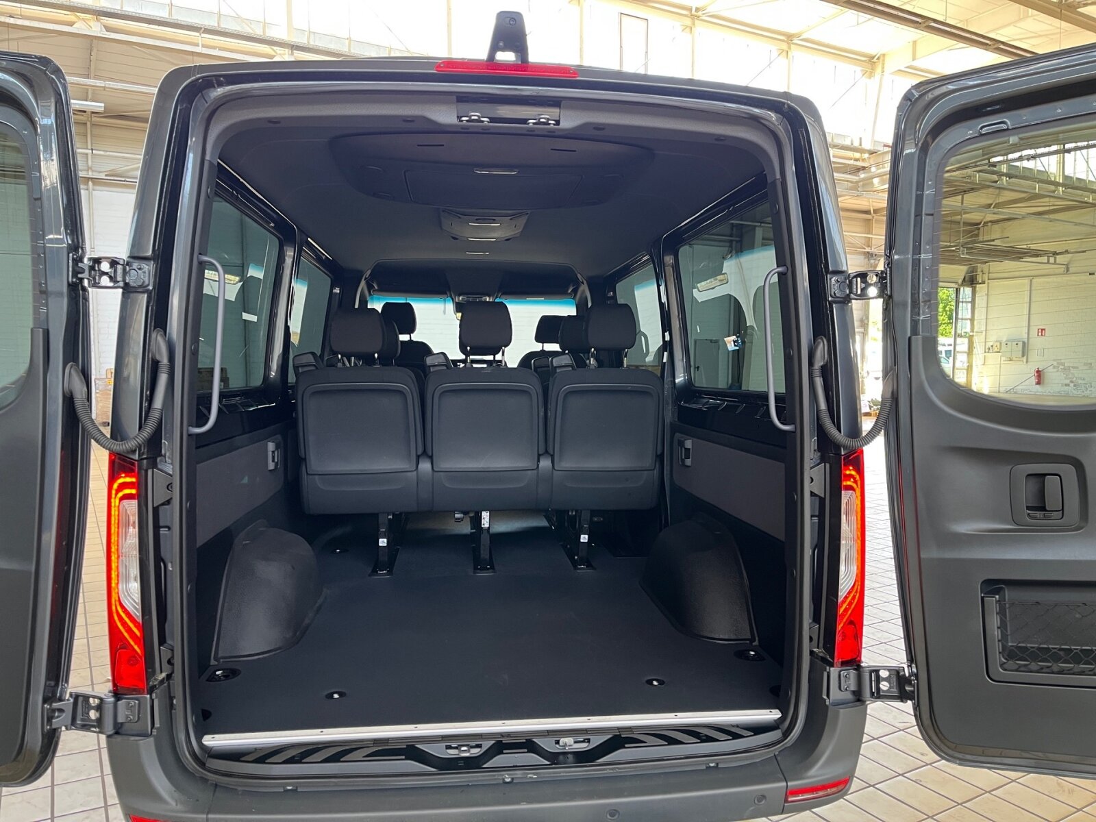 Ausstattungslinien und -Pakete:  Akustikpaket:  Ladepaket Instrumententafel,   Park-Paket mit 360° Kamera:  Sprinter Tourer,   Winter-Paket PlusExterieur:  3,5 Tonner:  Anhängersteckdose 13-Polig,   Auspuff gerade nach hinten,   Außenspiegel elektrisch heranklappbar:  Außenspiegel heizbar und elektrisch verstellbar,   Batterie-Hauptschalter einpolig,   Baureihe C907 / C910 Sprinter,   Baureihe C907 VS30 RWD:  Bereifung 235/65 R16 C,   Dritte Bremsleuchte:  Einstieggriff an Ecksäule hinten links,   Fenster in Heckklappe mit Wisch- und Waschanlage,   Fenster vorn links, fest in Seitenwand/Schiebetür,   Frontscheibe heizbar:  Geräuschmaßnahmen,   Haupttank 93 Liter,   Heckleuchten in Teil-LED-Technik,   Heckscheibe heizbar:  Kastenwagen mit Rundumverglasung,   Kombifahrzeug:  Komplettfahrzeug,   Kühlergrillrahmen in Wagenfarbe,   Kühlergrill verchromt,   LED High Performance-Scheinwerfer:  Länderausführung EU - EFTA - UK,   Längsträgerverstärkung,   Metallic-Lack:  Nebelscheinwerfer mit Abbiegelicht,   Querträger mit integriertem Auftritt,   Radstand 3665 mm:  Radvollabdeckung,   Reserverad,   Reserveradhalter unter Rahmenende,   Rohbaumaßnahmen zusätzlich,   Rückfahrleuchte unten,   Schiebetür rechts:  Schmutzfänger hinten,   Schmutzfänger vorn,   Schwingungstilger,   Seitliche Markierungsleuchten,   Steckdose im Fahrerhaus,   Steuercode Umstellung WLTP,   Steuercode Werk 155,   Vorderachse mit erhöhter Traglast:  Wärmed. Glas mit Bandfilter an der Frontscheibe:Interieur:  3er-Komfort-Sitzbank EASY-ENTRY in 1.Reihe im Fond,   Ablagefach mit Netz in Hecktüren,   Ablagefach unter Cockpit,   Ablage über Frontscheibe,   Armauflage, Fahrer- und Beifahrertür,   Armlehne für Beifahrersitz,   Armlehne für Fahrersitz:  Cupholder im Fahrgastraum,   Cupholder vorn,   Dachklimaanlage Basis,   Digitaler Innenspiegel,   Einstieggriff an Ecksäule hinten rechts,   Fahrersitzkasten, niedrig,   Haltegriffe für Einstieg Fahrer und Beifahrer,   Innenverkleidung Luxus,   Klappdeckel für Ablagefach,   Klappdeckel für Ablagefächer links und rechts,   Kleiderhaken im Fahrgastraum,   Komfort-Beifahrersitz:  Komfortkopfstütze Fahrer,   Komfortkopfstützen für Fahrgastraumsitze,   Kunststoffboden People Mover,   Lederlenkrad:  Linkslenker,   Lordosenstütze Fahrersitz,   Radkastenvekleidung,   Schwingsitz Komfortausführung, Fahrersitz:  Sitzbelegungserkennung Fahrersitz:  Sitzheizung für Beifahrer:  Sitzheizung für Fahrer:  Staunetz Beifahrersitzlehne,   Staunetz Fahrersitzlehne,   Steckdose 12 V Kofferraum / Laderaum,   Stoff Caluma schwarz,   Tachometer km/h,   USB-Steckdose 5 V:  Vorrüstung Sitzkonfiguration 3/3/-,   Weitwurfdüsen in I-Tafel,   Wärmeisolierung FahrerraumMultimedia:  Digitale Betriebsanleitung,   Digitales Extra: Festplatten-Navigation,   Digitales Extra: Remote Services Plus,   Digitales Extra: Smartphone Integration,   Digitales Radio (DAB):  Kommunikationsmodul (LTE) für digitale Dienste:  Live Traffic Information,   MBUX Multimediasystem:  Mercedes-Benz Notrufsystem:Komfort und Umwelt:  9G-TRONIC:  Abgasreinigung SCR Generation 4,   Abgasstufe E (für schwere Nutzfahrzeuge),   Aktiver Spurhalte-Assistent:  Attention Assist:  Aussentemperaturanzeige,   Berganfahrhilfe:  Colorverglasung im Fond, Schwarzglas:  ECO Start-Stop Funktion:  Fahrlichtassistent,   Fahrwerk: Stabilisierung Stufe I,   Fahrwerk für Komfort und Ladegutschonung,   Fenster fest hinten links,   Fenster fest hinten rechts,   Fernlichtassistent,   Hydraulik - Wagenheber,   Intelligenter Geschwindigkeitsassistent (ISA),   Kindererkennung im Fahrzeug passiv,   Lenkradheizung:  Lenkrad in Neigung und Höhe verstellbar,   Motorausführung Euro VI:  Multi-Tasten Funkfernbedienung,   Multifunktionslenkrad:  Regensensor:  Seitenwind-Assistent:  Starthilfe - Kontakt,   Totwinkel-Assistent:  Verkehrszeichen-Assistent:  Warmluft-Zusatzheizung elektrisch:Sicherheit:  Airbag Fahrer,   Aktiver Abstands-Assistent DISTRONIC:  Aktiver Brems-Assistent:  Beifahrerairbag,   elek. Feststellbremse,   Gurtwarneinrichtung für Fahrersitz,   HOLD-Funktion:  Reifendrucküberwachung an VA u. HA, drahtlos:  Thorax-Pelvis-Sidebag Beifahrer:  Thorax-Pelvis-Sidebag Fahrer,   Wet Wiper System,   Windowbags für Fahrer und Beifahrer:Zustand/Papiere:  Zulassung M1:Weiteres:  3er-Komfort-Sitzbank in 2. Reihe im Fond,   230 V Steckdose,   AEJ X4/1,   Änderungsjahr G4-I.