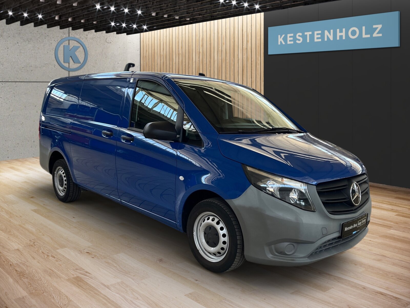 Ausstattungslinien und -Pakete:  BASE,   BlueEFFICIENCY-Paket:  Fahrassistenz-Paket:  Raucher-Paket:Exterieur:  Außenspiegel heizbar und elektrisch verstellbar,   Baureihe C447 Vito/V-Klasse:  Befestigungspunkte im Dachrahmen,   Haupttank 70 Liter:  Heckklappe:  Kastenwagen:  Komplettfahrzeug,   Radstand 3200 mm, Überhang lang,   Reserverad mit Wagenheber,   Schweißmuttern Seitenwand für Ausbauten,   Steuercode Umstellung WLTP,   Stoßfänger lackierfähig,   Wegfall Heckbeschriftung:Interieur:  Doppelcupholder Cockpit mittig,   Innenverkleidung Laderaum, seitlich,   Komfort-Beifahrersitz:  Komfort Fahrersitz:  LED-Lichtband im Laderaum:  Lederlenkrad:  Linkslenker,   Lordosenstütze Fahrersitz,   Mittelkonsole mit Staufach,   Stoff Caluma schwarz,   Trennwand durchgehend:Multimedia:  2-Wege-Lautsprecher vorne,   Audio 40:  Digitales Radio (DAB):  Kommunikationsmodul (LTE) für digitale Dienste:  Live Traffic Information,   Mercedes-Benz Notrufsystem:Komfort und Umwelt:  9G-TRONIC:  Abgasreinigung SCR Generation 3,   Attention Assist:  Berganfahrhilfe:  ECO Start-Stop Funktion:  Emissionsklasse Euro 6d-TEMP N1 GR.III/N2:  Fahrlichtassistent,   Lenkrad in Neigung und Höhe verstellbar,   Multi-Tasten Funkfernbedienung,   Multifunktionslenkrad mit Reiserechner:  Regensensor:  Rückfahrkamera:  Spurhalteassistent:  Tempomat:  Totwinkel-Assistent:  Warmwasser-Zusatzheizung:Sicherheit:  Aktiver Brems-Assistent:  Beifahrerairbag,   Feuerlöscher 1 kgZustand/Papiere:  Modellpflege:  Wartungsintervall 40.000 km,   Zulassung als LKW:Weiteres:  Gewichtsvariante 3.050 kg,   halbautomatisch geregelt Klimaanlage TEMPMATIC:  Hersteller Mercedes-Benz AG,   Pannenmanagement,   Schilder / Druckschriften deutsch,   Steuercode Modellpflege,   Vertriebskennzeichen 0,   Änderungsjahr G0-II,   Hinterachswellenfabrikat Neapco,   Motor OM 654 DE 20 LA 120 kW (163 PS) 3800/min.