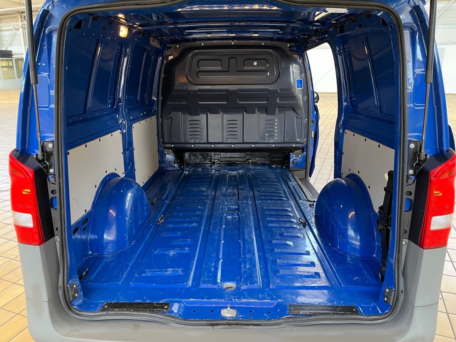 Ausstattungslinien und -Pakete:  BASE,   BlueEFFICIENCY-Paket:  Fahrassistenz-Paket:  Raucher-Paket:Exterieur:  Außenspiegel heizbar und elektrisch verstellbar,   Baureihe C447 Vito/V-Klasse:  Befestigungspunkte im Dachrahmen,   Haupttank 70 Liter:  Heckklappe:  Kastenwagen:  Komplettfahrzeug,   Radstand 3200 mm, Überhang lang,   Reserverad mit Wagenheber,   Schweißmuttern Seitenwand für Ausbauten,   Steuercode Umstellung WLTP,   Stoßfänger lackierfähig,   Wegfall Heckbeschriftung:Interieur:  Doppelcupholder Cockpit mittig,   Innenverkleidung Laderaum, seitlich,   Komfort-Beifahrersitz:  Komfort Fahrersitz:  LED-Lichtband im Laderaum:  Lederlenkrad:  Linkslenker,   Lordosenstütze Fahrersitz,   Mittelkonsole mit Staufach,   Stoff Caluma schwarz,   Trennwand durchgehend:Multimedia:  2-Wege-Lautsprecher vorne,   Audio 40:  Digitales Radio (DAB):  Kommunikationsmodul (LTE) für digitale Dienste:  Live Traffic Information,   Mercedes-Benz Notrufsystem:Komfort und Umwelt:  9G-TRONIC:  Abgasreinigung SCR Generation 3,   Attention Assist:  Berganfahrhilfe:  ECO Start-Stop Funktion:  Emissionsklasse Euro 6d-TEMP N1 GR.III/N2:  Fahrlichtassistent,   Lenkrad in Neigung und Höhe verstellbar,   Multi-Tasten Funkfernbedienung,   Multifunktionslenkrad mit Reiserechner:  Regensensor:  Rückfahrkamera:  Spurhalteassistent:  Tempomat:  Totwinkel-Assistent:  Warmwasser-Zusatzheizung:Sicherheit:  Aktiver Brems-Assistent:  Beifahrerairbag,   Feuerlöscher 1 kgZustand/Papiere:  Modellpflege:  Wartungsintervall 40.000 km,   Zulassung als LKW:Weiteres:  Gewichtsvariante 3.050 kg,   halbautomatisch geregelt Klimaanlage TEMPMATIC:  Hersteller Mercedes-Benz AG,   Pannenmanagement,   Schilder / Druckschriften deutsch,   Steuercode Modellpflege,   Vertriebskennzeichen 0,   Änderungsjahr G0-II,   Hinterachswellenfabrikat Neapco,   Motor OM 654 DE 20 LA 120 kW (163 PS) 3800/min.