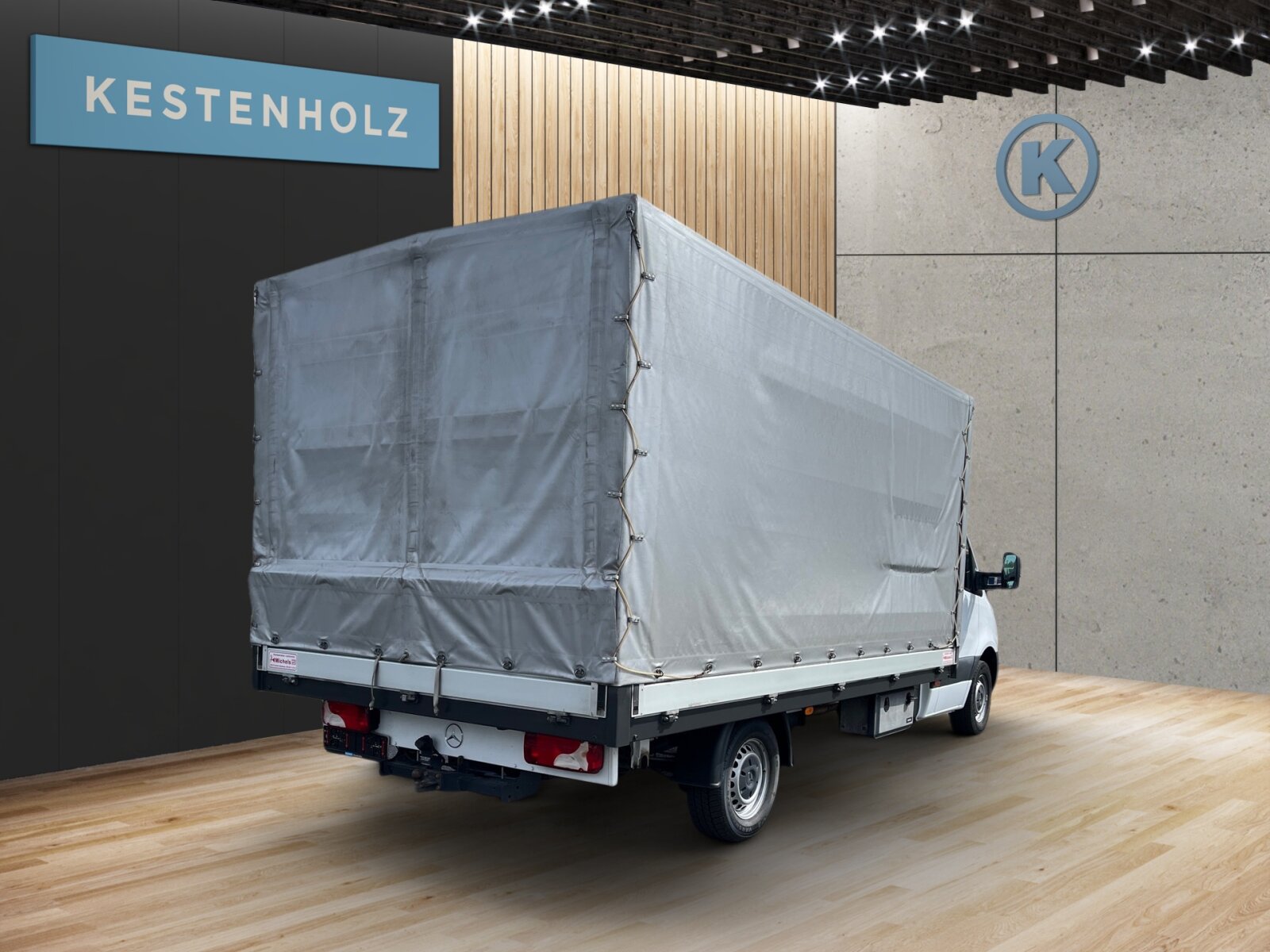 Ausstattungslinien und -Pakete:  Akustikpaket:  Raucher-Paket:Exterieur:  3,5 Tonner:  Änderungsjahr G0-I,   Anhängerkupplung, für erhöhte Anhängelast 3,5t,   Anhängersteckdose 13-Polig,   Außenspiegel heizbar und elektrisch verstellbar,   Baureihe C907 / C910 Sprinter,   Baureihe C907 VS30 RWD:  Bereifung 235/65 R16 C,   Fahrgestell mit Fahrerhaus,   Haupttank 71 Liter,   Komplettfahrzeug,   Länderausführung EU - EFTA - UK,   Längsträgerverstärkung,   Radstand 4325 mm, Überhang kurz,   Reserverad,   Reserveradhalter unter Rahmenende,   Schlußquerträger geschraubt,   Seitliche Markierungsleuchten,   Spiegelhalter, extra lang,   Wärmed. Glas mit Bandfilter an der Frontscheibe:Interieur:  Ablagefach unter Cockpit,   Ablage über Frontscheibe,   Armlehne für Fahrersitz:  Beifahrersitz Zweisitzer:  Cupholder vorn,   Klappdeckel für Ablagefach,   Komfort Fahrersitz:  Linkslenker,   Rückwandfenster,   Sitzbelegungserkennung Fahrersitz:  Stoff Maturin schwarz:  Tachometer km/h,   USB-Steckdose 5 V:Multimedia:  Digitale Betriebsanleitung,   Digitales Extra: Festplatten-Navigation,   Digitales Radio (DAB):  Kommunikationsmodul (LTE) für digitale Dienste:  Live Traffic Befähigung:  MBUX Multimediasystem mit 7 Zoll Touchscreen:  Mercedes-Benz Notrufsystem:  OBD (On Board Diagnose) Stufe DKomfort und Umwelt:  7G- Tronic Plus:  Abgasreinigung SCR Generation 3,   Aussentemperaturanzeige,   Berganfahrhilfe:  ECO Start-Stop Funktion:  Fahrlichtassistent,   Hydraulik - Wagenheber,   Lenkrad in Neigung und Höhe verstellbar,   Motorausführung Euro VI:  Multifunktionslenkrad:  Seitenwind-Assistent:  Starthilfe - Kontakt,   Tempomat:  Vorrüstung Elektrik Rückfahrhilfe:Sicherheit:  Airbag Fahrer,   Gurtwarneinrichtung für Fahrersitz,   HOLD-Funktion:Weiteres:  Bezugsmasse mindestens 2381 kg notwendig,   Fertigung Ludwigsfelde,   halbautomatisch geregelt Klimaanlage TEMPMATIC:  Hersteller Mercedes-Benz AG,   Motor OM 651 DE 22 LA 120 kW (163 PS) 3800/min:  ohne Auf-/Ablastung  3.500 kg:  Pannenmanagement,   Schilder / Druckschriften deutsch,   Stabilisierung Stufe II,   Achsübersetzung i = 4,182.