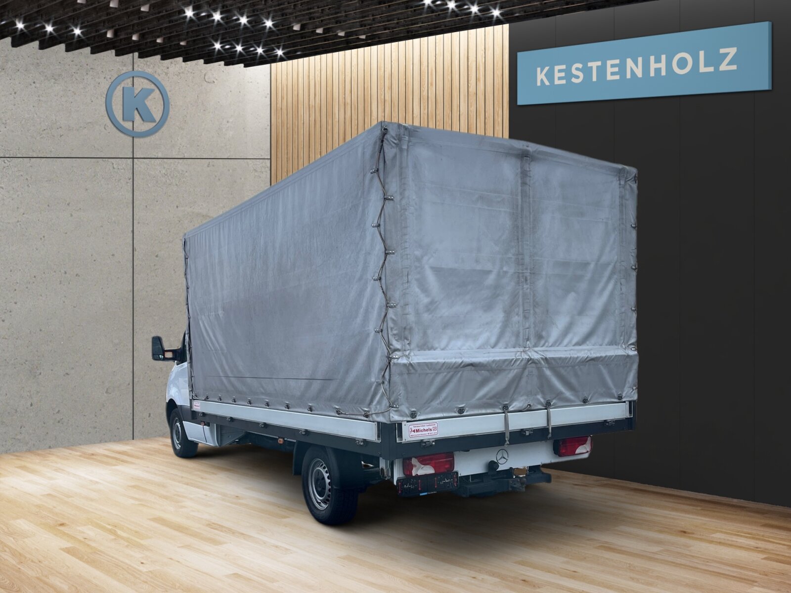 Ausstattungslinien und -Pakete:  Akustikpaket:  Raucher-Paket:Exterieur:  3,5 Tonner:  Änderungsjahr G0-I,   Anhängerkupplung, für erhöhte Anhängelast 3,5t,   Anhängersteckdose 13-Polig,   Außenspiegel heizbar und elektrisch verstellbar,   Baureihe C907 / C910 Sprinter,   Baureihe C907 VS30 RWD:  Bereifung 235/65 R16 C,   Fahrgestell mit Fahrerhaus,   Haupttank 71 Liter,   Komplettfahrzeug,   Länderausführung EU - EFTA - UK,   Längsträgerverstärkung,   Radstand 4325 mm, Überhang kurz,   Reserverad,   Reserveradhalter unter Rahmenende,   Schlußquerträger geschraubt,   Seitliche Markierungsleuchten,   Spiegelhalter, extra lang,   Wärmed. Glas mit Bandfilter an der Frontscheibe:Interieur:  Ablagefach unter Cockpit,   Ablage über Frontscheibe,   Armlehne für Fahrersitz:  Beifahrersitz Zweisitzer:  Cupholder vorn,   Klappdeckel für Ablagefach,   Komfort Fahrersitz:  Linkslenker,   Rückwandfenster,   Sitzbelegungserkennung Fahrersitz:  Stoff Maturin schwarz:  Tachometer km/h,   USB-Steckdose 5 V:Multimedia:  Digitale Betriebsanleitung,   Digitales Extra: Festplatten-Navigation,   Digitales Radio (DAB):  Kommunikationsmodul (LTE) für digitale Dienste:  Live Traffic Befähigung:  MBUX Multimediasystem mit 7 Zoll Touchscreen:  Mercedes-Benz Notrufsystem:  OBD (On Board Diagnose) Stufe DKomfort und Umwelt:  7G- Tronic Plus:  Abgasreinigung SCR Generation 3,   Aussentemperaturanzeige,   Berganfahrhilfe:  ECO Start-Stop Funktion:  Fahrlichtassistent,   Hydraulik - Wagenheber,   Lenkrad in Neigung und Höhe verstellbar,   Motorausführung Euro VI:  Multifunktionslenkrad:  Seitenwind-Assistent:  Starthilfe - Kontakt,   Tempomat:  Vorrüstung Elektrik Rückfahrhilfe:Sicherheit:  Airbag Fahrer,   Gurtwarneinrichtung für Fahrersitz,   HOLD-Funktion:Weiteres:  Bezugsmasse mindestens 2381 kg notwendig,   Fertigung Ludwigsfelde,   halbautomatisch geregelt Klimaanlage TEMPMATIC:  Hersteller Mercedes-Benz AG,   Motor OM 651 DE 22 LA 120 kW (163 PS) 3800/min:  ohne Auf-/Ablastung  3.500 kg:  Pannenmanagement,   Schilder / Druckschriften deutsch,   Stabilisierung Stufe II,   Achsübersetzung i = 4,182.