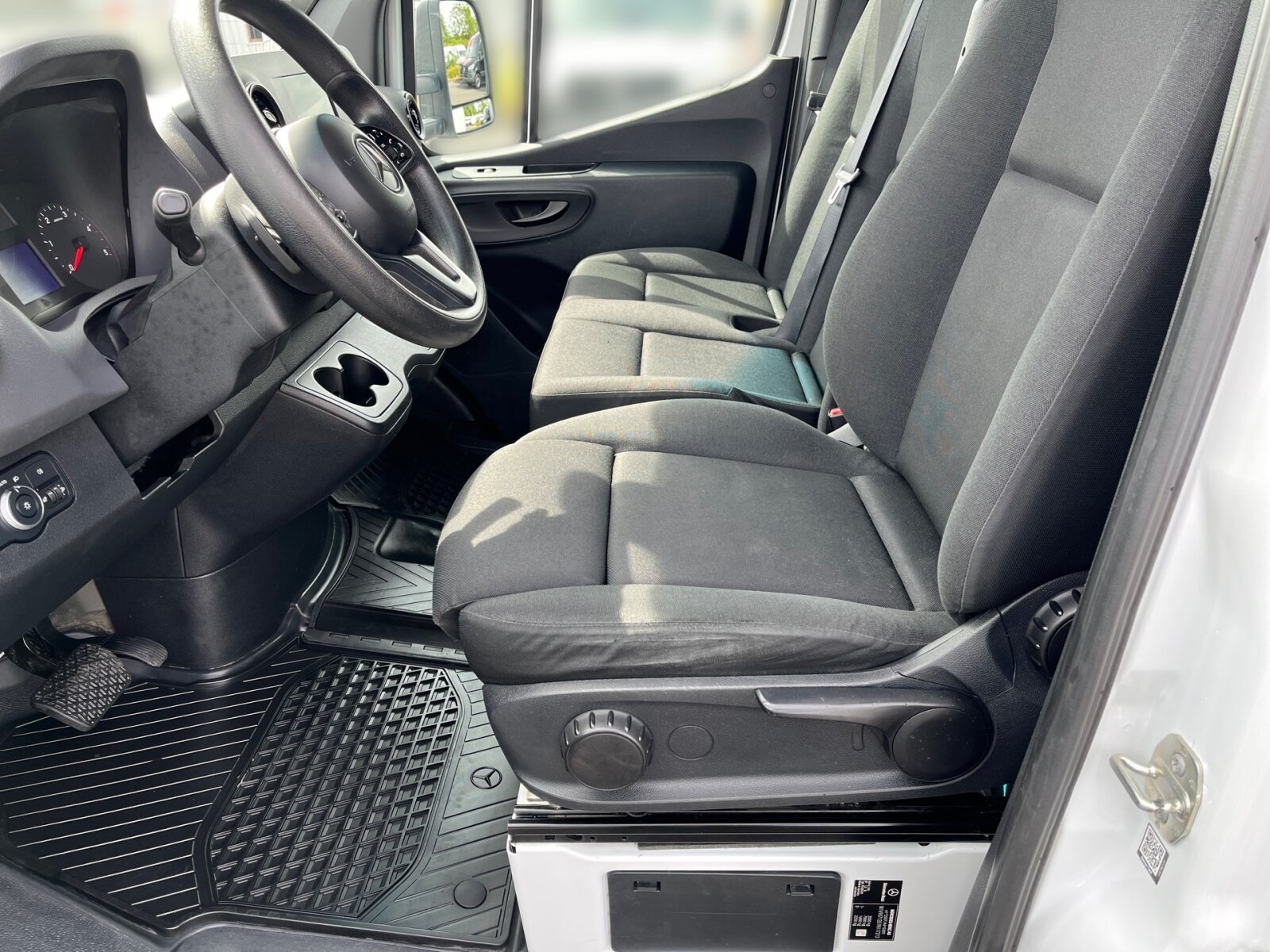 Ausstattungslinien und -Pakete:  Akustikpaket:  Raucher-Paket:Exterieur:  3,5 Tonner:  Änderungsjahr G0-I,   Anhängerkupplung, für erhöhte Anhängelast 3,5t,   Anhängersteckdose 13-Polig,   Außenspiegel heizbar und elektrisch verstellbar,   Baureihe C907 / C910 Sprinter,   Baureihe C907 VS30 RWD:  Bereifung 235/65 R16 C,   Fahrgestell mit Fahrerhaus,   Haupttank 71 Liter,   Komplettfahrzeug,   Länderausführung EU - EFTA - UK,   Längsträgerverstärkung,   Radstand 4325 mm, Überhang kurz,   Reserverad,   Reserveradhalter unter Rahmenende,   Schlußquerträger geschraubt,   Seitliche Markierungsleuchten,   Spiegelhalter, extra lang,   Wärmed. Glas mit Bandfilter an der Frontscheibe:Interieur:  Ablagefach unter Cockpit,   Ablage über Frontscheibe,   Armlehne für Fahrersitz:  Beifahrersitz Zweisitzer:  Cupholder vorn,   Klappdeckel für Ablagefach,   Komfort Fahrersitz:  Linkslenker,   Rückwandfenster,   Sitzbelegungserkennung Fahrersitz:  Stoff Maturin schwarz:  Tachometer km/h,   USB-Steckdose 5 V:Multimedia:  Digitale Betriebsanleitung,   Digitales Extra: Festplatten-Navigation,   Digitales Radio (DAB):  Kommunikationsmodul (LTE) für digitale Dienste:  Live Traffic Befähigung:  MBUX Multimediasystem mit 7 Zoll Touchscreen:  Mercedes-Benz Notrufsystem:  OBD (On Board Diagnose) Stufe DKomfort und Umwelt:  7G- Tronic Plus:  Abgasreinigung SCR Generation 3,   Aussentemperaturanzeige,   Berganfahrhilfe:  ECO Start-Stop Funktion:  Fahrlichtassistent,   Hydraulik - Wagenheber,   Lenkrad in Neigung und Höhe verstellbar,   Motorausführung Euro VI:  Multifunktionslenkrad:  Seitenwind-Assistent:  Starthilfe - Kontakt,   Tempomat:  Vorrüstung Elektrik Rückfahrhilfe:Sicherheit:  Airbag Fahrer,   Gurtwarneinrichtung für Fahrersitz,   HOLD-Funktion:Weiteres:  Bezugsmasse mindestens 2381 kg notwendig,   Fertigung Ludwigsfelde,   halbautomatisch geregelt Klimaanlage TEMPMATIC:  Hersteller Mercedes-Benz AG,   Motor OM 651 DE 22 LA 120 kW (163 PS) 3800/min:  ohne Auf-/Ablastung  3.500 kg:  Pannenmanagement,   Schilder / Druckschriften deutsch,   Stabilisierung Stufe II,   Achsübersetzung i = 4,182.