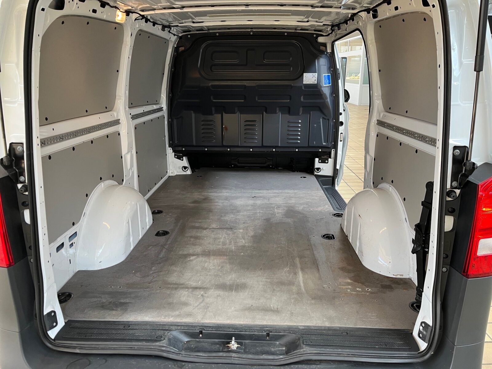 Ausstattungslinien und -Pakete:  BlueEFFICIENCY-Paket:  Park-Paket:  ProExterieur:  6-Gang-Schaltgetriebe TSG 380,   Änderungsjahr G3-II,   Außenspiegel heizbar und elektrisch verstellbar,   Baureihe C447 Vito/V-Klasse:  Befestigungspunkte im Dachrahmen,   CO2-optimierte Bremsanlage,   Elektrik für Anhängersteckdose:  Generator 14 V / 250 A:  Gewichtsvariante 2.800 kg:  Haupttank 70 Liter:  Heckkamera nicht einklappbar,   Heckklappe:  Hinterachswellenfabrikat IFA,   Kastenwagen:  Komplettfahrzeug,   Nebelscheinwerfer Halogen,   Radvollabdeckung,   Reserverad mit Wagenheber,   Schweißmuttern Seitenwand für Ausbauten,   Steuercode Umstellung WLTP,   Wegfall Heckbeschriftung:Interieur:  Beifahrersitz Zweisitzer:  Holzfußboden,   Innenverkleidung Laderaum, obere Felder,   Innenverkleidung Laderaum, seitlich,   Komfort Fahrersitz:  Kunstleder schwarz:  LED-Lichtband im Laderaum:  Lederlenkrad und Lederschalthebel,   Linkslenker,   Lordosenstütze Fahrersitz,   Trennwand durchgehend:  Zurrschienen Seitenwand an BrüstungsgurtMultimedia:  2-Wege-Lautsprecher vorne,   Audio 40:  Digitales Extra: Remote Services Plus,   Digitales Radio (DAB):  Kommunikationsmodul (LTE) für digitale Dienste:  Live Traffic Information,   Mercedes-Benz Notrufsystem:Komfort und Umwelt:  Abgasreinigung SCR Generation 4,   Attention Assist:  Berganfahrhilfe:  ECO Start-Stop Funktion:  Emissionsklasse Euro 6d N1 GR.III/N2:  Fahrlichtassistent,   Lenkrad in Neigung und Höhe verstellbar,   Multi-Tasten Funkfernbedienung,   Multifunktionslenkrad mit Reiserechner:  Parktronic:  Regensensor:  Rückfahrkamera:  Sauglüfter elektrisch Leistungsstufe 5,   Tempomat:  Warmwasser-Zusatzheizung:Sicherheit:  Aktiver Brems-Assistent:  BeifahrerairbagZustand/Papiere:  Modellpflege:  Wartungsintervall 40.000 km,   Zulassung als LKW:Weiteres:  AEJ X3/1,   AEJ X3/2,   Fahrzeug HVO fähig,   halbautomatisch geregelt Klimaanlage TEMPMATIC:  Hersteller Mercedes-Benz AG,   Pannenmanagement,   Schilder / Druckschriften deutsch,   Steuercode Modellpflege,   VIN codierte Fahrzeugdaten mit Prüfziffer,   Geschwindigkeitsbegrenzung 210 km/h,   Modelljahr 4,   Motor OM 654 DE 20 LA 120 kW (163 PS) 3800/min.