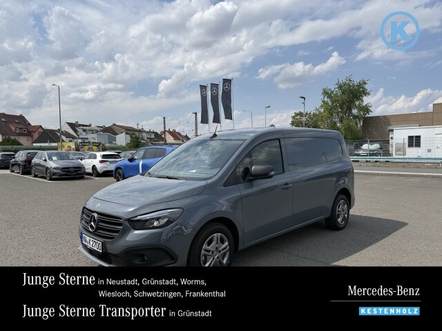 Interne Fahrzeugnr.:: 0923981Ausstattungslinien und -Pakete:  Licht-Paket,   Modellgeneration 0,   Navigation Paket,   Ohne Aufbauhersteller Sondermodul,   Ohne Chrom-Paket,   Ohne Paket BAUSTELLE,   Park-Paket,   Pro,   Sitzkomfort-PaketExterieur:  16" Stahlräder,   40,6 cm (16") Designräder 5-Doppelspeichen-Design,   Abdeckung Schiebetürschiene in Wagenfarbe,   Ausführung Standard,   Außenspiegel elektr. heranklappbar u. verstellbar,   Blinker Außenspiegel in Halogen-Technik,   ECO Catalysator 90g,   EMISSIONSKLASSE EURO 6E M/N1 GR. II,   Frontscheibe wärmedämmend,   Gewichtsvariante 2.351 kg,   Hecktür zweiflügelig 180 Grad ohne Fenster,   Inland - Code,   INTERNER CODE AC1B2,   Kastenwagen,   Komplettfahrzeug,   Kältemittel R-1234yf,   LED High Performance-Scheinwerfer,   Modellgeneration GSR2B,   Nebelscheinwerfer in LED-Technik,   Ohne Einstiegsleisten,   Ohne Lackierung Anbauteile,   Ohne Ladekabel Traktionsbatterie E-Cell,   Ohne PTC-Element,   Ohne Staub-Kit,   Ohne Steinschlagschutz,   Ohne Zierstab Heckklappe Chrom,   Premium Komplettradschutz (3 Jahre),   Querträger für Anhängerkupplung,   Radstand 3097 mm,   Schiebetür rechts,   Schriftzug Gewerblich,   Seitenwand links,   Standardwegausführung,   Steuercode Umstellung WLTP,   Steuercode Vertrieb,   Türgriffe lackiert in Wagenfarbe,   Verbrenner,   VIN von außen sichtbar,   Vorrüstung für Dachreling,   Wischwasserbehälter mit größerem Volumen,   Wärmedämmendes Glas rundumInterieur:  Ablagefach auf Instrumententafel,   Allwetter Fußmatten,   Beifahrersitz Zweisitzer,   Fahrersitz höhenverstellbar mit Lordosestütze,   Fensterheber vorn elektr. m. Komfortbedienfunktion,   Griffleiste schwarz genarbt,   Handschuhfach, Beifahrerseite, geschlossen,   Holzfußboden,   Innenbeleuchtung LED vorne,   Innenraumbeleuchtung in LED-Technik,   Innenspiegel,   Innenverkleidung Laderaum bis Dachhöhe (Holz),   Instrumententafel in Kunststoff schwarz genarbt,   Instrumententafel schwarz Kunststoff,   Klimaanlage,   Klimazone 2 (gemäßigt),   Kraftstofffilter mit Wasserabscheider,   Kunststoffboden im Fahrgastraum vorn,   Lenkrad umschäumt,   Linkslenker,   Mittelarmlehne und Türfelder schwarz genarbt,   Ohne Ambientenbeleuchtung,   Ohne beheiztes Lenkrad,   Ohne Belüftungsdüsen im Fond,   Ohne Fenster SW/LST m. Fensterheber elektr.,   Ohne Innenraumspiegel,   Ohne Klapptisch an F- und BF-Rückenlehne,   Ohne Ladesteckdose,   Ohne Lastschutznetz,   Ohne Rücksitzbank,   Ohne Sitze in Reihe 3,   Ohne Sitz in Reihe 2,   Ohne Sitz Mittelgurt Fond,   Ohne Staufach zwischen F- u. BF-Sitz,   Ohne Tasche an Fahrer- und Beifahrerrückenlehne,   Ohne Warmluftkanal zum Fahrgastraum,   Ohne Zierelemente,   Schaltknauf Kunststoff,   Sitzbezugsart Stoff,   Sitzheizung für Fahrer,   Spiegel in Fahrer-Sonnenblende,   Stoff Norwich Schwarz,   Tachometer km/h,   Trennwand durchgehend mit 1 FensterMultimedia:  Digitales Extra: Erweiterte MBUX Funktionen,   Digitales Extra: Festplatten-Navigation,   Digitales Extra: Remote Services Plus,   Digitales Extra: Smartphone Integration,   Digitales Radio (DAB),   Kombiinstrument mit Farbdisplay,   Kommunikationsmodul (LTE) für digitale Dienste,   Live Traffic Information,   MBUX Multimediasystem und Navi mit 9,5 Zoll Display,   Mercedes-Benz Notrufsystem,   Ohne kabelloses Ladesystem für mobile Endgeräte,   Sprache Kombiinstrument - deutsch,   Vorrüstung für Digitale ExtrasKomfort und Umwelt:  7-Gang-Automatikgetriebe,   Aktiver Spurhalte-Assistent,   ATTENTION ASSIST B,   Berganfahrhilfe,   Diesel,   ECO Start-Stop Funktion,   Fernlichtassistent,   Intelligenter Geschwindigkeitsassistent (ISA),   Keyless Start (schlüsselloses Einsteigen und Starten),   Laderaumbeleuchtung in LED-Technik,   Lenkrad in Neigung und Höhe verstellbar,   Licht- und Regensensor,   Mercedes-Benz MobiloVan mit DSB und GgD,   Multifunktionslenkrad,   Partikelfilter,   Rückfahrkamera,   Tempomat,   Totwinkel-AssistentSicherheit:  Airbag Fahrer und Beifahrer,   Aktiver Brems-Assistent,   Bremsanlage mit ABS und ASR,   elek. Feststellbremse,   Elektronisches Stabilitätsprogramm (ESP),   Gurtwarneinrichtung für Fahrer und Beifahrersitz,   Ohne Automatische Beifahrer-Airbagabschaltung,   Ohne Einbruch-/Diebstahlwarnanlage,   Ohne Kopfstützen Fahrgastraum,   Reifendrucküberwachung an VA u. HA, drahtlos,   Thorax-Sidebags und Windowbags vorne,   Unterbodenschutz Kunststoff,   Verbandtasche,   WarndreieckZustand/Papiere:  COC-Papiere,   Zulassung N1Weiteres: Fahrzeug mit Haltedauer! Abgabe frühestens 90 Tage nach Erstzulassung! AEJ X4/1,   Hersteller Mercedes-Benz AG,   Interner Code ALL6,   Kundenauftrag VdZ.