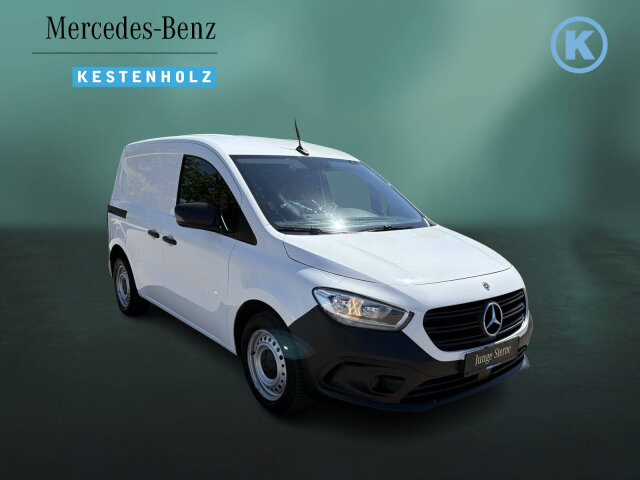 Interne Fahrzeugnr.:: 0924054Ausstattungslinien und -Pakete:  Ohne Aufbauhersteller Sondermodul,   Ohne Chrom-Paket,   Ohne Paket BAUSTELLE,   PURE STANDARDExterieur:  16" Stahlräder,   40,6 cm (16") Stahlräder mit Radnabenabdeckung,   Abdeckung Schiebetürschiene schwarz genarbt,   Anhängerkupplung Kugelkopf fest,   Außenspiegel heizbar und elektrisch verstellbar,   Blinker Außenspiegel in Halogen-Technik,   Frontscheibe wärmedämmend,   Hecktür zweiflügelig 180 Grad ohne Fenster,   Inland - Code,   Kastenwagen,   Ohne aktiver Brems-Assistent,   Ohne Einstiegsleisten,   Ohne Lackierung Anbauteile,   Ohne Ladekabel Traktionsbatterie E-Cell,   Ohne PTC-Element,   Ohne Staub-Kit,   Ohne Steinschlagschutz,   Ohne Zierstab Heckklappe Chrom,   Scheinwerfer in Halogen-Technik,   Schiebetür rechts,   Seitenwand links,   Stoßfänger schwarz genarbt,   Türgriff schwarz,   Verbrenner,   Vorrüstung für Dachreling,   Wärmedämmendes Glas rundumInterieur:  6-Gang Schaltgetriebe,   Allwetter Fußmatten,   Armlehne mit Staufach,   Beifahrersitz,   Fahrersitz höhenverstellbar,   Fensterheber vorn elektrisch,   Griffleiste schwarz genarbt,   Handschuhfach, Beifahrerseite, geschlossen,   Holzfußboden,   Innenbeleuchtung LED vorne,   Innenraumbeleuchtung in LED-Technik,   Innenverkleidung Basis,   Instrumententafel in Kunststoff schwarz genarbt,   Instrumententafel schwarz Kunststoff,   Klimaanlage,   Kunststoffboden im Fahrgastraum vorn,   Lenkrad umschäumt,   Mittelarmlehne und Türfelder schwarz genarbt,   Ohne Ambientenbeleuchtung,   Ohne beheiztes Lenkrad,   Ohne Belüftungsdüsen im Fond,   Ohne Fenster SW/LST m. Fensterheber elektr.,   Ohne Innenraumspiegel,   Ohne Innenspiegel,   Ohne Klapptisch an F- und BF-Rückenlehne,   Ohne Ladesteckdose,   Ohne Lastschutznetz,   Ohne Rücksitzbank,   Ohne Sitze in Reihe 3,   Ohne Sitzheizung vorn,   Ohne Sitz in Reihe 2,   Ohne Sitz Mittelgurt Fond,   Ohne Spiegel in Fahrer-Sonnenblende,   Ohne Tasche an Fahrer- und Beifahrerrückenlehne,   Ohne Warmluftkanal zum Fahrgastraum,   Ohne Zierelemente,   Schaltknauf Kunststoff,   Sitzbezugsart Stoff,   Start über Zündschlüssel,   Stoff Caluma schwarz,   Tachometer km/h,   Trennwand durchgehendMultimedia:  Digitales Extra: Remote Services Plus,   Digitales Extra: Smartphone Integration,   Digitales Radio (DAB),   Kombiinstrument (Pixel-Matrix-Display),   Kommunikationsmodul (LTE) für digitale Dienste,   MBUX Multimediasystem mit DAB,   Mercedes-Benz Notrufsystem,   Ohne kabelloses Ladesystem für mobile Endgeräte,   Sprache Kombiinstrument - deutsch,   Vorrüstung für Digitale ExtrasKomfort und Umwelt:  Attention Assist,   Berganfahrhilfe,   Diesel,   ECO Start-Stop Funktion,   Laderaumbeleuchtung in LED-Technik,   Lenkrad in Neigung und Höhe verstellbar,   Licht- und Regensensor,   Multifunktionslenkrad,   Ohne Fernlicht-Assistent,   Ohne Rückfahrhilfe,   Ohne Spurhalte-Assistent,   Ohne Totwinkel-Assistent,   Ohne Verkehrszeichen-Assistent,   Partikelfilter,   TempomatSicherheit:  Airbag Fahrer und Beifahrer,   Bremsanlage mit ABS und ASR,   Elektronisches Stabilitätsprogramm (ESP),   Festellbremse,   Gurtwarneinrichtung für Fahrer und Beifahrersitz,   Ohne Automatische Beifahrer-Airbagabschaltung,   Ohne Einbruch-/Diebstahlwarnanlage,   Ohne Kopfstützen Fahrgastraum,   Thorax-Sidebags und Windowbags vorne,   Unterbodenschutz KunststoffWeiteres:  Gewichtsvariante 2.021 kg,   Hersteller Mercedes-Benz AG,   Markenumfang Mercedes-Benz,   Nutzlast Serie,   Ohne Ablagefach auf Instrumententafel,   Ohne aktiver Lenkassistent,   Ohne Aufbauhersteller Schnittstelle,   Ohne Double Lock,   Ohne Drehzahlanhebung mit Konstanthaltung,   Ohne Fenster hinten,   Ohne Generator verstärkt,   Ohne Geschwindigkeitsbegrenzung,   Ohne Heckscheibe heizbar,   Ohne Kindersicherung an Türen im Fahrgastraum,   Ohne Kindersitzbefestigung,   Ohne Ladekabel für Haushaltssteckdose,   Ohne Nebellampen,   Ohne Reifendrucküberwachung,   Ohne Rückfahrkamera,   ohne Schmutzfänger,   Ohne  Spiegel in Beifahrer-Sonnenblende,   Ohne Wisch- und  Waschanlage,   Schilder / Druckschriften deutsch,   Standard,   Standard Reichweite,   Typkennzeichen.