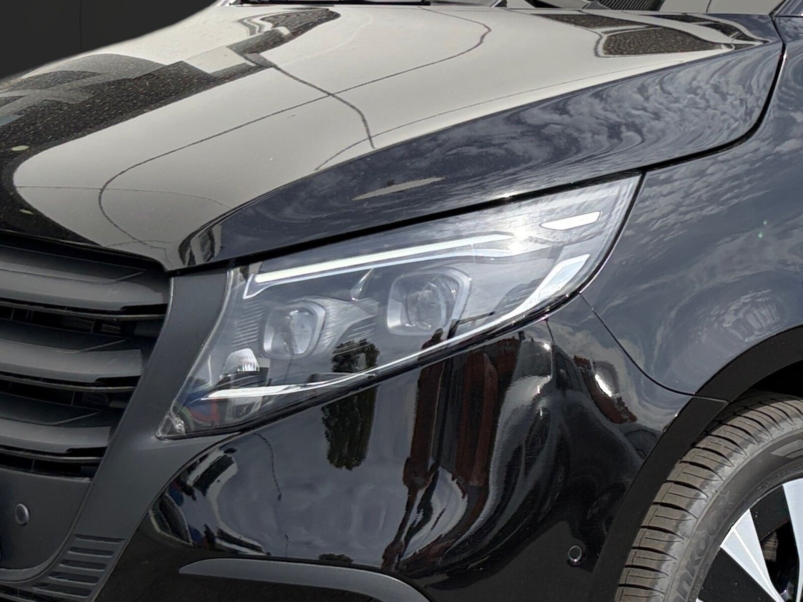 Ausstattungslinien und -Pakete:  Aerodynamik-Paket,   BlueEFFICIENCY-Paket:  Chrom Interieur-Paket:  Fahrassistenz-Paket:  Modellgeneration 2,   Park-Paket mit Rückfahrkamera:  Spiegel-Paket Vito:  Tourer PRO:Exterieur:  Außenspiegel elektrisch heranklappbar:  Außenspiegel heizbar und elektrisch verstellbar,   Basisfahrwerk Plus:  Baureihe C447 Vito/V-Klasse:  CO2-optimierte Bremsanlage,   Dachreling,   Elektrik für Anhängersteckdose:  Fehlbetankungsschutz,   Fenster in Heckklappe mit Wisch- und Waschanlage,   Fenster vorn links, fest in Seitenwand/Schiebetür,   Generator 14 V / 250 A:  Gewichtsvariante 3.100 kg,   Haupttank 70 Liter:  Heckklappe:  Hinterachswellenfabrikat IFA,   Kombifahrzeug:  Komplettfahrzeug,   Leichtmetallräder 7,0Jx17 5-Doppelspeich.-Design,   Metallic-Lack:  Multibeam LED: Fernlichtassistent Adaptive plus,   Radstand 3200 mm, Überhang lang,   Räderfabrikat Ronal,   Schiebetür links:  Schluss-, Brems- und Blinklicht in LED-Technik:  Steuercode Umstellung WLTP,   Stoßfänger und Anbauteile in Wagenfarbe lackiert,   Wet Wiper Wischblätter beheiztInterieur:  3er-Komfort-Sitzbank EASY-ENTRY in 1.Reihe im Fond,   3er-Komfort-Sitzbank EASY-ENTRY in 2.Reihe im Fond,   Armlehnen für Bestuhlung im Fahrgastraum,   Beleuchtung im Haltegriff Fond mit Lesespot,   Fenster fest hinten,   Innenspiegel  automatisch abblendend,   Innenverkleidung gehobene Ausführung,   Komfort-Beifahrersitz:  Komfort Fahrersitz:  Lederlenkrad:  Linkslenker,   Lordosenstütze Beifahrersitz,   Lordosenstütze Fahrersitz,   Sitzbelegungserkennung Fahrersitz:  Sitzheizung für Beifahrer:  Sitzheizung für Fahrer:  Sitzkissentiefenverstellung Beifahrer,   Sitzkissentiefenverstellung Fahrer,   Sitzschienen mit Schnellverriegelung, 3 Schienen,   Stoff Caluma schwarzMultimedia:  2-Wege-Lautsprecher vorn und hinten,   Digitales Extra: Festplatten-Navigation,   Digitales Extra: Remote Services Plus,   Digitales Extra: Smartphone Integration,   Digitales Radio (DAB):  Kommunikationsmodul (LTE) für digitale Dienste:  Live Traffic Information,   MBUX Multimediasystem:  Mercedes-Benz Notrufsystem:Komfort und Umwelt:  9G-TRONIC:  Abgasreinigung SCR Generation 4,   Aktiver Geschwindigkeitslimit-Assistent:  Aktiver Lenk-Assistent:  Aktiver Spurhalte-Assistent:  Attention Assist:  Berganfahrhilfe:  Colorverglasung im Fond, Schwarzglas:  ECO Start-Stop Funktion:  Erweitertes autom. Wiederanfahren auf Autobahnen,   Fahrlichtassistent,   Intelligenter Geschwindigkeitsassistent (ISA),   Kindererkennung im Fahrzeug passiv,   Kofferraum-Komfortschließung,   Lenkradheizung:  Lenkrad in Neigung und Höhe verstellbar,   Multifunktionslenkrad:  Nachtbeleuchtung,   Streckenbasierte Geschwindigkeitsanpassung,   Totwinkel-Assistent:  Verkehrszeichen-Assistent:  Zuheizer  elektrischSicherheit:  Aktiver Abstands-Assistent DISTRONIC:  Aktiver Brems-Assistent:  Beifahrerairbag,   Bremskraftverstärkerausfallkompensierung,   elek. Feststellbremse,   Feuerlöscher 1 kg,   HOLD-Funktion:  Kindersicherung an Türen im Fahrgastraum,   Reifendrucküberwachung an VA u. HA, drahtlos:  Thorax-Pelvis-Sidebag Beifahrer:  Thorax-Pelvis-Sidebag Fahrer,   Windowbags für Fahrer und Beifahrer:Zustand/Papiere:  Modellpflege:  Wartungsintervall 40.000 km,   Zulassung als PKW:Weiteres:  AEJ X5/1,   BEDIENUNGSANLEITUNG U. SERVICEHEFT-DEUTSCH,   EMISSIONSKLASSE EURO 6E-BIS M1,   Fahrzeug HVO fähig,   Fenster v. rechts, fest in Seitenwand/Schiebetür,   halbautomatisch geregelt Klimaanlage TEMPMATIC:  Hersteller Mercedes-Benz AG,   Mopf II,   Pannenmanagement,   Schilder / Druckschriften deutsch,   Steuercode Modellpflege,   Vertriebskennzeichen 0,   VIN codierte Fahrzeugdaten mit Prüfziffer,   Wartungsintervall 2 Jahre,   WIPPS-Länder WEU+COC,   Geschwindigkeitsbegrenzung 210 km/h,   Motor OM 654 DE 20 LA 140 kW (190 PS) 3800/min.