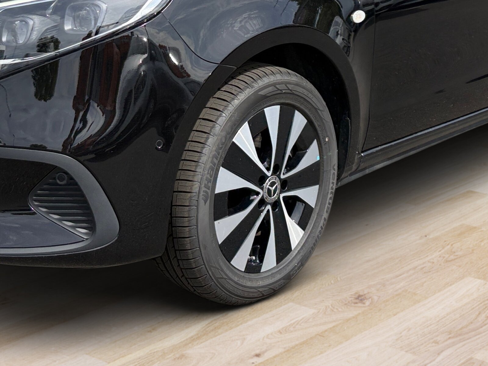 Ausstattungslinien und -Pakete:  Aerodynamik-Paket,   BlueEFFICIENCY-Paket:  Chrom Interieur-Paket:  Fahrassistenz-Paket:  Modellgeneration 2,   Park-Paket mit Rückfahrkamera:  Spiegel-Paket Vito:  Tourer PRO:Exterieur:  Außenspiegel elektrisch heranklappbar:  Außenspiegel heizbar und elektrisch verstellbar,   Basisfahrwerk Plus:  Baureihe C447 Vito/V-Klasse:  CO2-optimierte Bremsanlage,   Dachreling,   Elektrik für Anhängersteckdose:  Fehlbetankungsschutz,   Fenster in Heckklappe mit Wisch- und Waschanlage,   Fenster vorn links, fest in Seitenwand/Schiebetür,   Generator 14 V / 250 A:  Gewichtsvariante 3.100 kg,   Haupttank 70 Liter:  Heckklappe:  Hinterachswellenfabrikat IFA,   Kombifahrzeug:  Komplettfahrzeug,   Leichtmetallräder 7,0Jx17 5-Doppelspeich.-Design,   Metallic-Lack:  Multibeam LED: Fernlichtassistent Adaptive plus,   Radstand 3200 mm, Überhang lang,   Räderfabrikat Ronal,   Schiebetür links:  Schluss-, Brems- und Blinklicht in LED-Technik:  Steuercode Umstellung WLTP,   Stoßfänger und Anbauteile in Wagenfarbe lackiert,   Wet Wiper Wischblätter beheiztInterieur:  3er-Komfort-Sitzbank EASY-ENTRY in 1.Reihe im Fond,   3er-Komfort-Sitzbank EASY-ENTRY in 2.Reihe im Fond,   Armlehnen für Bestuhlung im Fahrgastraum,   Beleuchtung im Haltegriff Fond mit Lesespot,   Fenster fest hinten,   Innenspiegel  automatisch abblendend,   Innenverkleidung gehobene Ausführung,   Komfort-Beifahrersitz:  Komfort Fahrersitz:  Lederlenkrad:  Linkslenker,   Lordosenstütze Beifahrersitz,   Lordosenstütze Fahrersitz,   Sitzbelegungserkennung Fahrersitz:  Sitzheizung für Beifahrer:  Sitzheizung für Fahrer:  Sitzkissentiefenverstellung Beifahrer,   Sitzkissentiefenverstellung Fahrer,   Sitzschienen mit Schnellverriegelung, 3 Schienen,   Stoff Caluma schwarzMultimedia:  2-Wege-Lautsprecher vorn und hinten,   Digitales Extra: Festplatten-Navigation,   Digitales Extra: Remote Services Plus,   Digitales Extra: Smartphone Integration,   Digitales Radio (DAB):  Kommunikationsmodul (LTE) für digitale Dienste:  Live Traffic Information,   MBUX Multimediasystem:  Mercedes-Benz Notrufsystem:Komfort und Umwelt:  9G-TRONIC:  Abgasreinigung SCR Generation 4,   Aktiver Geschwindigkeitslimit-Assistent:  Aktiver Lenk-Assistent:  Aktiver Spurhalte-Assistent:  Attention Assist:  Berganfahrhilfe:  Colorverglasung im Fond, Schwarzglas:  ECO Start-Stop Funktion:  Erweitertes autom. Wiederanfahren auf Autobahnen,   Fahrlichtassistent,   Intelligenter Geschwindigkeitsassistent (ISA),   Kindererkennung im Fahrzeug passiv,   Kofferraum-Komfortschließung,   Lenkradheizung:  Lenkrad in Neigung und Höhe verstellbar,   Multifunktionslenkrad:  Nachtbeleuchtung,   Streckenbasierte Geschwindigkeitsanpassung,   Totwinkel-Assistent:  Verkehrszeichen-Assistent:  Zuheizer  elektrischSicherheit:  Aktiver Abstands-Assistent DISTRONIC:  Aktiver Brems-Assistent:  Beifahrerairbag,   Bremskraftverstärkerausfallkompensierung,   elek. Feststellbremse,   Feuerlöscher 1 kg,   HOLD-Funktion:  Kindersicherung an Türen im Fahrgastraum,   Reifendrucküberwachung an VA u. HA, drahtlos:  Thorax-Pelvis-Sidebag Beifahrer:  Thorax-Pelvis-Sidebag Fahrer,   Windowbags für Fahrer und Beifahrer:Zustand/Papiere:  Modellpflege:  Wartungsintervall 40.000 km,   Zulassung als PKW:Weiteres:  AEJ X5/1,   BEDIENUNGSANLEITUNG U. SERVICEHEFT-DEUTSCH,   EMISSIONSKLASSE EURO 6E-BIS M1,   Fahrzeug HVO fähig,   Fenster v. rechts, fest in Seitenwand/Schiebetür,   halbautomatisch geregelt Klimaanlage TEMPMATIC:  Hersteller Mercedes-Benz AG,   Mopf II,   Pannenmanagement,   Schilder / Druckschriften deutsch,   Steuercode Modellpflege,   Vertriebskennzeichen 0,   VIN codierte Fahrzeugdaten mit Prüfziffer,   Wartungsintervall 2 Jahre,   WIPPS-Länder WEU+COC,   Geschwindigkeitsbegrenzung 210 km/h,   Motor OM 654 DE 20 LA 140 kW (190 PS) 3800/min.