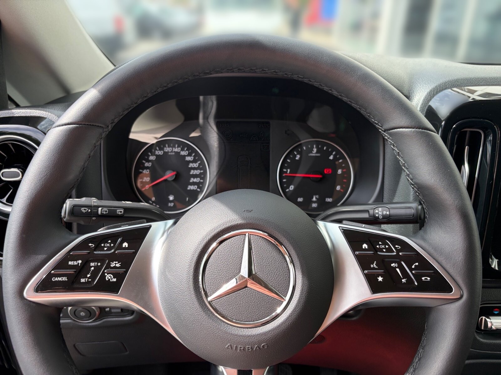 Ausstattungslinien und -Pakete:  Aerodynamik-Paket,   BlueEFFICIENCY-Paket:  Chrom Interieur-Paket:  Fahrassistenz-Paket:  Modellgeneration 2,   Park-Paket mit Rückfahrkamera:  Spiegel-Paket Vito:  Tourer PRO:Exterieur:  Außenspiegel elektrisch heranklappbar:  Außenspiegel heizbar und elektrisch verstellbar,   Basisfahrwerk Plus:  Baureihe C447 Vito/V-Klasse:  CO2-optimierte Bremsanlage,   Dachreling,   Elektrik für Anhängersteckdose:  Fehlbetankungsschutz,   Fenster in Heckklappe mit Wisch- und Waschanlage,   Fenster vorn links, fest in Seitenwand/Schiebetür,   Generator 14 V / 250 A:  Gewichtsvariante 3.100 kg,   Haupttank 70 Liter:  Heckklappe:  Hinterachswellenfabrikat IFA,   Kombifahrzeug:  Komplettfahrzeug,   Leichtmetallräder 7,0Jx17 5-Doppelspeich.-Design,   Metallic-Lack:  Multibeam LED: Fernlichtassistent Adaptive plus,   Radstand 3200 mm, Überhang lang,   Räderfabrikat Ronal,   Schiebetür links:  Schluss-, Brems- und Blinklicht in LED-Technik:  Steuercode Umstellung WLTP,   Stoßfänger und Anbauteile in Wagenfarbe lackiert,   Wet Wiper Wischblätter beheiztInterieur:  3er-Komfort-Sitzbank EASY-ENTRY in 1.Reihe im Fond,   3er-Komfort-Sitzbank EASY-ENTRY in 2.Reihe im Fond,   Armlehnen für Bestuhlung im Fahrgastraum,   Beleuchtung im Haltegriff Fond mit Lesespot,   Fenster fest hinten,   Innenspiegel  automatisch abblendend,   Innenverkleidung gehobene Ausführung,   Komfort-Beifahrersitz:  Komfort Fahrersitz:  Lederlenkrad:  Linkslenker,   Lordosenstütze Beifahrersitz,   Lordosenstütze Fahrersitz,   Sitzbelegungserkennung Fahrersitz:  Sitzheizung für Beifahrer:  Sitzheizung für Fahrer:  Sitzkissentiefenverstellung Beifahrer,   Sitzkissentiefenverstellung Fahrer,   Sitzschienen mit Schnellverriegelung, 3 Schienen,   Stoff Caluma schwarzMultimedia:  2-Wege-Lautsprecher vorn und hinten,   Digitales Extra: Festplatten-Navigation,   Digitales Extra: Remote Services Plus,   Digitales Extra: Smartphone Integration,   Digitales Radio (DAB):  Kommunikationsmodul (LTE) für digitale Dienste:  Live Traffic Information,   MBUX Multimediasystem:  Mercedes-Benz Notrufsystem:Komfort und Umwelt:  9G-TRONIC:  Abgasreinigung SCR Generation 4,   Aktiver Geschwindigkeitslimit-Assistent:  Aktiver Lenk-Assistent:  Aktiver Spurhalte-Assistent:  Attention Assist:  Berganfahrhilfe:  Colorverglasung im Fond, Schwarzglas:  ECO Start-Stop Funktion:  Erweitertes autom. Wiederanfahren auf Autobahnen,   Fahrlichtassistent,   Intelligenter Geschwindigkeitsassistent (ISA),   Kindererkennung im Fahrzeug passiv,   Kofferraum-Komfortschließung,   Lenkradheizung:  Lenkrad in Neigung und Höhe verstellbar,   Multifunktionslenkrad:  Nachtbeleuchtung,   Streckenbasierte Geschwindigkeitsanpassung,   Totwinkel-Assistent:  Verkehrszeichen-Assistent:  Zuheizer  elektrischSicherheit:  Aktiver Abstands-Assistent DISTRONIC:  Aktiver Brems-Assistent:  Beifahrerairbag,   Bremskraftverstärkerausfallkompensierung,   elek. Feststellbremse,   Feuerlöscher 1 kg,   HOLD-Funktion:  Kindersicherung an Türen im Fahrgastraum,   Reifendrucküberwachung an VA u. HA, drahtlos:  Thorax-Pelvis-Sidebag Beifahrer:  Thorax-Pelvis-Sidebag Fahrer,   Windowbags für Fahrer und Beifahrer:Zustand/Papiere:  Modellpflege:  Wartungsintervall 40.000 km,   Zulassung als PKW:Weiteres:  AEJ X5/1,   BEDIENUNGSANLEITUNG U. SERVICEHEFT-DEUTSCH,   EMISSIONSKLASSE EURO 6E-BIS M1,   Fahrzeug HVO fähig,   Fenster v. rechts, fest in Seitenwand/Schiebetür,   halbautomatisch geregelt Klimaanlage TEMPMATIC:  Hersteller Mercedes-Benz AG,   Mopf II,   Pannenmanagement,   Schilder / Druckschriften deutsch,   Steuercode Modellpflege,   Vertriebskennzeichen 0,   VIN codierte Fahrzeugdaten mit Prüfziffer,   Wartungsintervall 2 Jahre,   WIPPS-Länder WEU+COC,   Geschwindigkeitsbegrenzung 210 km/h,   Motor OM 654 DE 20 LA 140 kW (190 PS) 3800/min.