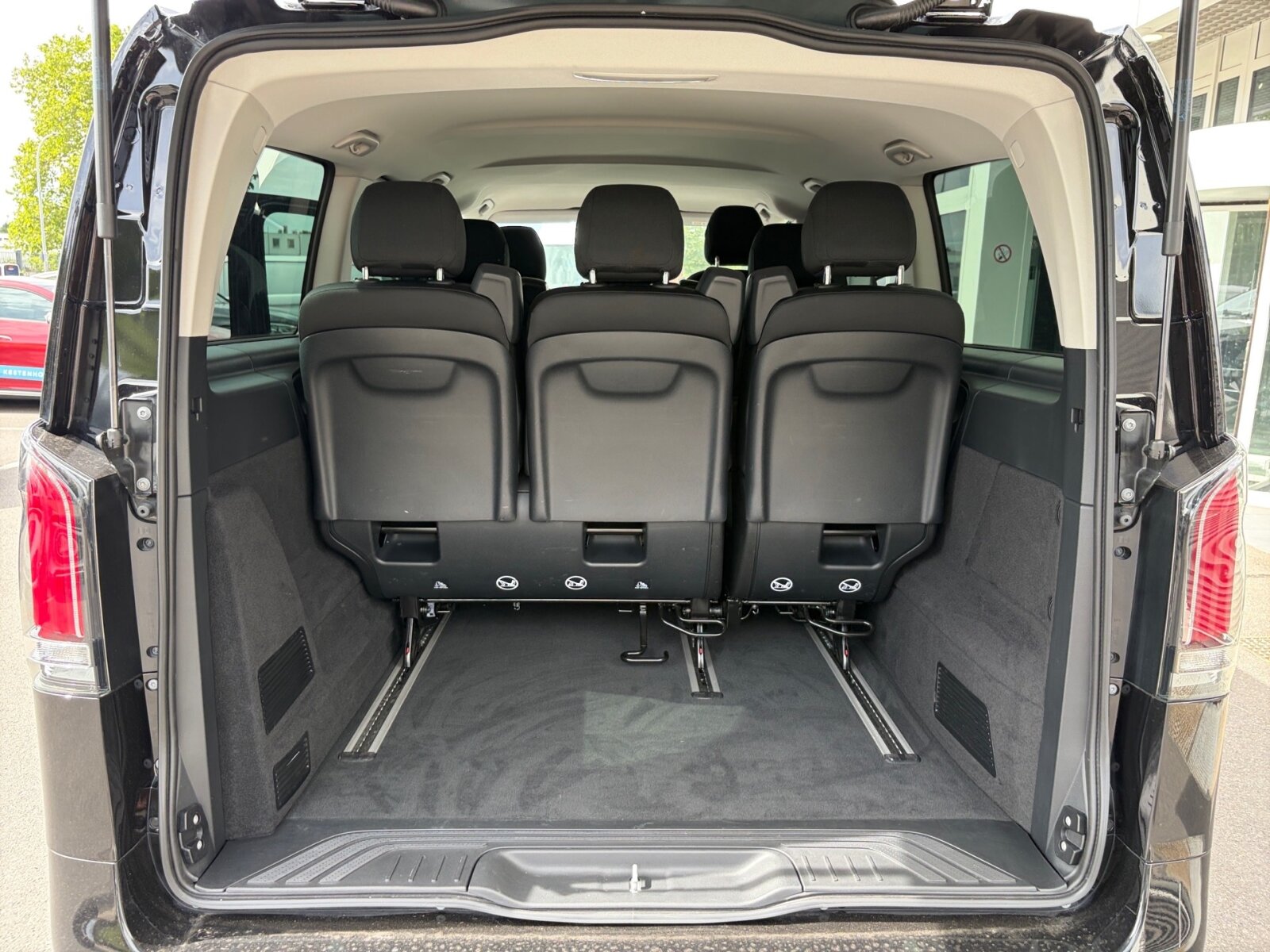 Ausstattungslinien und -Pakete:  Aerodynamik-Paket,   BlueEFFICIENCY-Paket:  Chrom Interieur-Paket:  Fahrassistenz-Paket:  Modellgeneration 2,   Park-Paket mit Rückfahrkamera:  Spiegel-Paket Vito:  Tourer PRO:Exterieur:  Außenspiegel elektrisch heranklappbar:  Außenspiegel heizbar und elektrisch verstellbar,   Basisfahrwerk Plus:  Baureihe C447 Vito/V-Klasse:  CO2-optimierte Bremsanlage,   Dachreling,   Elektrik für Anhängersteckdose:  Fehlbetankungsschutz,   Fenster in Heckklappe mit Wisch- und Waschanlage,   Fenster vorn links, fest in Seitenwand/Schiebetür,   Generator 14 V / 250 A:  Gewichtsvariante 3.100 kg,   Haupttank 70 Liter:  Heckklappe:  Hinterachswellenfabrikat IFA,   Kombifahrzeug:  Komplettfahrzeug,   Leichtmetallräder 7,0Jx17 5-Doppelspeich.-Design,   Metallic-Lack:  Multibeam LED: Fernlichtassistent Adaptive plus,   Radstand 3200 mm, Überhang lang,   Räderfabrikat Ronal,   Schiebetür links:  Schluss-, Brems- und Blinklicht in LED-Technik:  Steuercode Umstellung WLTP,   Stoßfänger und Anbauteile in Wagenfarbe lackiert,   Wet Wiper Wischblätter beheiztInterieur:  3er-Komfort-Sitzbank EASY-ENTRY in 1.Reihe im Fond,   3er-Komfort-Sitzbank EASY-ENTRY in 2.Reihe im Fond,   Armlehnen für Bestuhlung im Fahrgastraum,   Beleuchtung im Haltegriff Fond mit Lesespot,   Fenster fest hinten,   Innenspiegel  automatisch abblendend,   Innenverkleidung gehobene Ausführung,   Komfort-Beifahrersitz:  Komfort Fahrersitz:  Lederlenkrad:  Linkslenker,   Lordosenstütze Beifahrersitz,   Lordosenstütze Fahrersitz,   Sitzbelegungserkennung Fahrersitz:  Sitzheizung für Beifahrer:  Sitzheizung für Fahrer:  Sitzkissentiefenverstellung Beifahrer,   Sitzkissentiefenverstellung Fahrer,   Sitzschienen mit Schnellverriegelung, 3 Schienen,   Stoff Caluma schwarzMultimedia:  2-Wege-Lautsprecher vorn und hinten,   Digitales Extra: Festplatten-Navigation,   Digitales Extra: Remote Services Plus,   Digitales Extra: Smartphone Integration,   Digitales Radio (DAB):  Kommunikationsmodul (LTE) für digitale Dienste:  Live Traffic Information,   MBUX Multimediasystem:  Mercedes-Benz Notrufsystem:Komfort und Umwelt:  9G-TRONIC:  Abgasreinigung SCR Generation 4,   Aktiver Geschwindigkeitslimit-Assistent:  Aktiver Lenk-Assistent:  Aktiver Spurhalte-Assistent:  Attention Assist:  Berganfahrhilfe:  Colorverglasung im Fond, Schwarzglas:  ECO Start-Stop Funktion:  Erweitertes autom. Wiederanfahren auf Autobahnen,   Fahrlichtassistent,   Intelligenter Geschwindigkeitsassistent (ISA),   Kindererkennung im Fahrzeug passiv,   Kofferraum-Komfortschließung,   Lenkradheizung:  Lenkrad in Neigung und Höhe verstellbar,   Multifunktionslenkrad:  Nachtbeleuchtung,   Streckenbasierte Geschwindigkeitsanpassung,   Totwinkel-Assistent:  Verkehrszeichen-Assistent:  Zuheizer  elektrischSicherheit:  Aktiver Abstands-Assistent DISTRONIC:  Aktiver Brems-Assistent:  Beifahrerairbag,   Bremskraftverstärkerausfallkompensierung,   elek. Feststellbremse,   Feuerlöscher 1 kg,   HOLD-Funktion:  Kindersicherung an Türen im Fahrgastraum,   Reifendrucküberwachung an VA u. HA, drahtlos:  Thorax-Pelvis-Sidebag Beifahrer:  Thorax-Pelvis-Sidebag Fahrer,   Windowbags für Fahrer und Beifahrer:Zustand/Papiere:  Modellpflege:  Wartungsintervall 40.000 km,   Zulassung als PKW:Weiteres:  AEJ X5/1,   BEDIENUNGSANLEITUNG U. SERVICEHEFT-DEUTSCH,   EMISSIONSKLASSE EURO 6E-BIS M1,   Fahrzeug HVO fähig,   Fenster v. rechts, fest in Seitenwand/Schiebetür,   halbautomatisch geregelt Klimaanlage TEMPMATIC:  Hersteller Mercedes-Benz AG,   Mopf II,   Pannenmanagement,   Schilder / Druckschriften deutsch,   Steuercode Modellpflege,   Vertriebskennzeichen 0,   VIN codierte Fahrzeugdaten mit Prüfziffer,   Wartungsintervall 2 Jahre,   WIPPS-Länder WEU+COC,   Geschwindigkeitsbegrenzung 210 km/h,   Motor OM 654 DE 20 LA 140 kW (190 PS) 3800/min.
