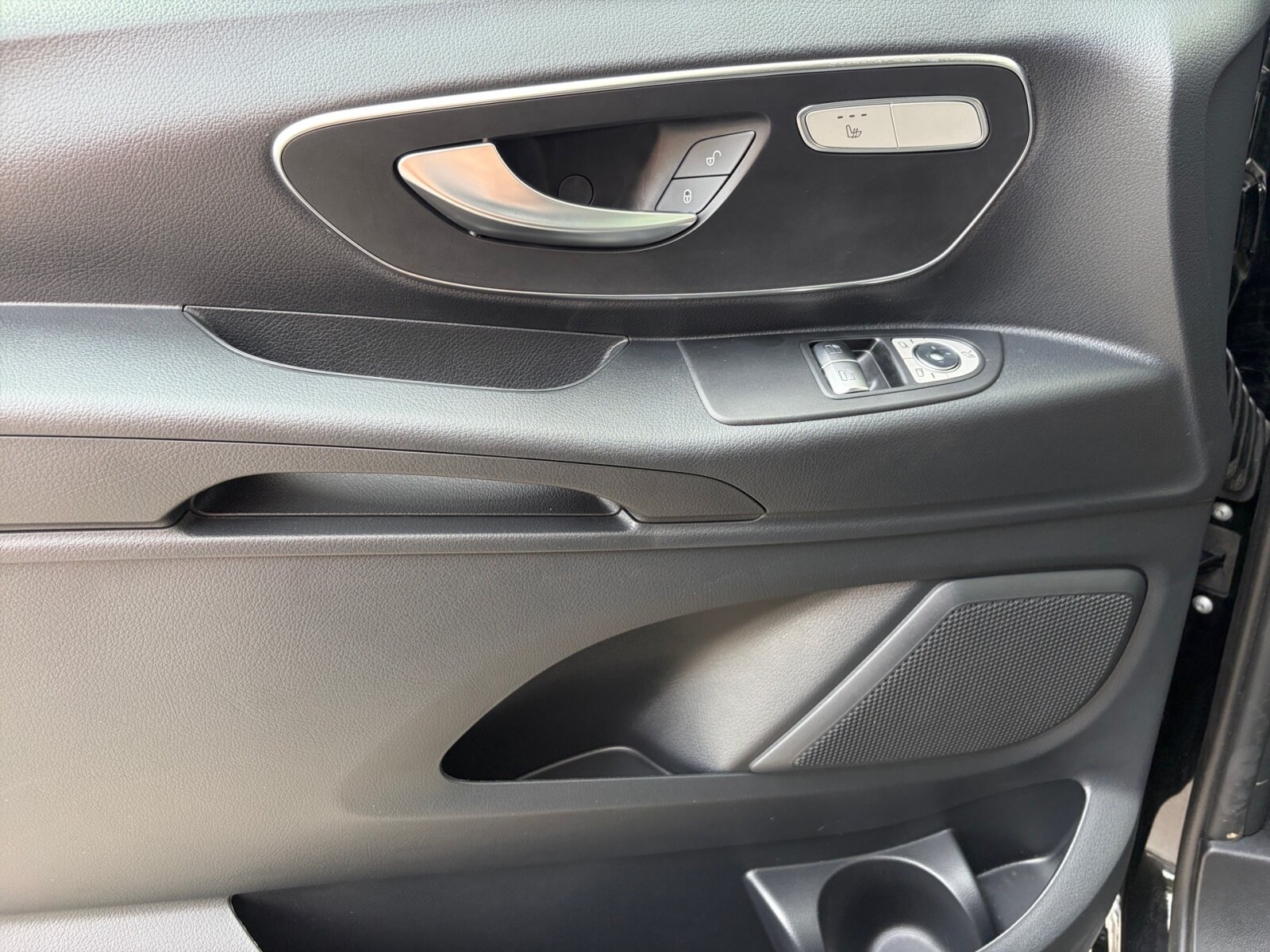 Ausstattungslinien und -Pakete:  Aerodynamik-Paket,   BlueEFFICIENCY-Paket:  Chrom Interieur-Paket:  Fahrassistenz-Paket:  Modellgeneration 2,   Park-Paket mit Rückfahrkamera:  Spiegel-Paket Vito:  Tourer PRO:Exterieur:  Außenspiegel elektrisch heranklappbar:  Außenspiegel heizbar und elektrisch verstellbar,   Basisfahrwerk Plus:  Baureihe C447 Vito/V-Klasse:  CO2-optimierte Bremsanlage,   Dachreling,   Elektrik für Anhängersteckdose:  Fehlbetankungsschutz,   Fenster in Heckklappe mit Wisch- und Waschanlage,   Fenster vorn links, fest in Seitenwand/Schiebetür,   Generator 14 V / 250 A:  Gewichtsvariante 3.100 kg,   Haupttank 70 Liter:  Heckklappe:  Hinterachswellenfabrikat IFA,   Kombifahrzeug:  Komplettfahrzeug,   Leichtmetallräder 7,0Jx17 5-Doppelspeich.-Design,   Metallic-Lack:  Multibeam LED: Fernlichtassistent Adaptive plus,   Radstand 3200 mm, Überhang lang,   Räderfabrikat Ronal,   Schiebetür links:  Schluss-, Brems- und Blinklicht in LED-Technik:  Steuercode Umstellung WLTP,   Stoßfänger und Anbauteile in Wagenfarbe lackiert,   Wet Wiper Wischblätter beheiztInterieur:  3er-Komfort-Sitzbank EASY-ENTRY in 1.Reihe im Fond,   3er-Komfort-Sitzbank EASY-ENTRY in 2.Reihe im Fond,   Armlehnen für Bestuhlung im Fahrgastraum,   Beleuchtung im Haltegriff Fond mit Lesespot,   Fenster fest hinten,   Innenspiegel  automatisch abblendend,   Innenverkleidung gehobene Ausführung,   Komfort-Beifahrersitz:  Komfort Fahrersitz:  Lederlenkrad:  Linkslenker,   Lordosenstütze Beifahrersitz,   Lordosenstütze Fahrersitz,   Sitzbelegungserkennung Fahrersitz:  Sitzheizung für Beifahrer:  Sitzheizung für Fahrer:  Sitzkissentiefenverstellung Beifahrer,   Sitzkissentiefenverstellung Fahrer,   Sitzschienen mit Schnellverriegelung, 3 Schienen,   Stoff Caluma schwarzMultimedia:  2-Wege-Lautsprecher vorn und hinten,   Digitales Extra: Festplatten-Navigation,   Digitales Extra: Remote Services Plus,   Digitales Extra: Smartphone Integration,   Digitales Radio (DAB):  Kommunikationsmodul (LTE) für digitale Dienste:  Live Traffic Information,   MBUX Multimediasystem:  Mercedes-Benz Notrufsystem:Komfort und Umwelt:  9G-TRONIC:  Abgasreinigung SCR Generation 4,   Aktiver Geschwindigkeitslimit-Assistent:  Aktiver Lenk-Assistent:  Aktiver Spurhalte-Assistent:  Attention Assist:  Berganfahrhilfe:  Colorverglasung im Fond, Schwarzglas:  ECO Start-Stop Funktion:  Erweitertes autom. Wiederanfahren auf Autobahnen,   Fahrlichtassistent,   Intelligenter Geschwindigkeitsassistent (ISA),   Kindererkennung im Fahrzeug passiv,   Kofferraum-Komfortschließung,   Lenkradheizung:  Lenkrad in Neigung und Höhe verstellbar,   Multifunktionslenkrad:  Nachtbeleuchtung,   Streckenbasierte Geschwindigkeitsanpassung,   Totwinkel-Assistent:  Verkehrszeichen-Assistent:  Zuheizer  elektrischSicherheit:  Aktiver Abstands-Assistent DISTRONIC:  Aktiver Brems-Assistent:  Beifahrerairbag,   Bremskraftverstärkerausfallkompensierung,   elek. Feststellbremse,   Feuerlöscher 1 kg,   HOLD-Funktion:  Kindersicherung an Türen im Fahrgastraum,   Reifendrucküberwachung an VA u. HA, drahtlos:  Thorax-Pelvis-Sidebag Beifahrer:  Thorax-Pelvis-Sidebag Fahrer,   Windowbags für Fahrer und Beifahrer:Zustand/Papiere:  Modellpflege:  Wartungsintervall 40.000 km,   Zulassung als PKW:Weiteres:  AEJ X5/1,   BEDIENUNGSANLEITUNG U. SERVICEHEFT-DEUTSCH,   EMISSIONSKLASSE EURO 6E-BIS M1,   Fahrzeug HVO fähig,   Fenster v. rechts, fest in Seitenwand/Schiebetür,   halbautomatisch geregelt Klimaanlage TEMPMATIC:  Hersteller Mercedes-Benz AG,   Mopf II,   Pannenmanagement,   Schilder / Druckschriften deutsch,   Steuercode Modellpflege,   Vertriebskennzeichen 0,   VIN codierte Fahrzeugdaten mit Prüfziffer,   Wartungsintervall 2 Jahre,   WIPPS-Länder WEU+COC,   Geschwindigkeitsbegrenzung 210 km/h,   Motor OM 654 DE 20 LA 140 kW (190 PS) 3800/min.