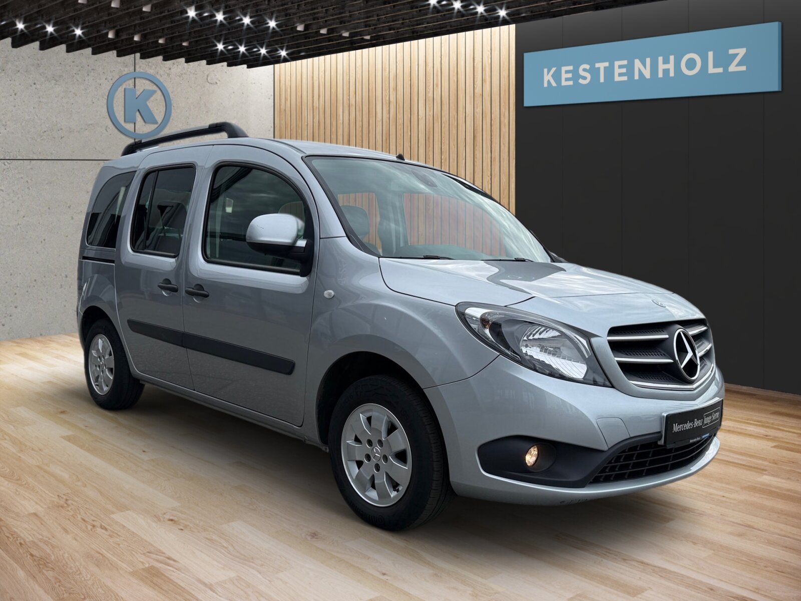 Ausstattungslinien und -Pakete:  Chrom Exterieur-Paket,   Chrom Interieur-Paket:  Design-Paket Interieur Chrom,   Lack-Paket,   Sondermodell Tourer EDITION:Exterieur:  Abdeckung Schiebetürschiene in Wagenfarbe,   Außenspiegel elektrisch heranklappbar:  Außenspiegel heizbar und elektrisch verstellbar,   Außenspiegel lackiert in Wagenfarbe,   Bereifung 195/65 R15,   Blende über Schlußleuchte in Wagenfarbe lackiert,   Blinkleuchten seitlich vorn,   Colorverglasung im Fond, stark getönt:  Dachreling mit integriertem Grundträger,   Fenster in Heckklappe mit Wisch- und Waschanlage,   Heckklappe:  Heckscheibe heizbar:  Kombiwagen,   Komplettfahrzeug,   Leichtmetallräder 6,5 J x 15,   Nebelscheinwerfer Halogen,   Reifenfabrikat Michelin (80),   Reserverad,   Schiebetür links:  Schiebetür rechts:  Steuercode Umstellung WLTP,   Verglasung stark getöntInterieur:  6-Gang Schaltgetriebe:  Ablagefach in Verkleidung Schiebetür(en),   Ablage über Frontscheibe,   Armlehne mit Staufach,   Beifahrersitz,   Dachablage Fahrgastraum mit 3 Fächern,   Fahrersitz höhenverstellbar:  Fenster links öffenbar,   Fenster rechts öffenbar,   Fenster vorn in SW/LST mit Fensterheber elektrisch:  Fondsitzbank FOLD &amp; LOAD 1/3 : 2/3 teilbar,   Gepäckraumabdeckung,   Gepäcksicherungsnetz:  Handschuhfach, Beifahrerseite, geschlossen,   Innenverkleidung gehobene Ausführung,   Kopfstützen für Fahrgastraumsitze,   Lederlenkrad:  Linkslenker,   Mit Gurt Mittelsitz Fond,   Motor OM 608 DE 15 LA 85 kW (116 PS) 3750/min,   Ohne Innenraumspiegel,   Ohne Sitze in Reihe 3,   Sitzheizung für Beifahrer:  Sitzheizung für Fahrer:  Steckdose 12 V im Fahrgastraum,   Stoff Lima schwarz:  Tachometer km/h,   Tasche an Fahrer- und Beifahrerrückenlehne,   Teppichboden Fahrgastraum,   Teppichboden Kofferraum,   Ziernähte Paket Interieur rot:Multimedia:  Radio mit CD-Laufwerk:  Reiserechner,   Sprache Kombiinstrument - deutschKomfort und Umwelt:  Aussentemperaturanzeige,   Berganfahrhilfe:  ECO Start-Stop Funktion:  Emissionsklasse Euro 6d-TEMP M/N1 GR. II:  Fenster fest hinten links,   Fenster fest hinten rechts,   Licht- und Regensensor:  Partikelfilter:  Pollenfilter,   Rückfahrhilfe:  Rückfahrkamera:  Tagfahrlicht, automatisch,   Tempomat:  Zuheizer  elektrischSicherheit:  Airbag Fahrer,   Beifahrerairbag,   Bremsanlage mit ABS und ASR,   Bremsassistent:  Elektronisches Stabilitätsprogramm (ESP),   Gurtwarneinrichtung für Fahrersitz,   Reifendrucküberwachung an VA u. HA, drahtlos:  Tankdeckel abschließbar,   Thorax-Sidebag Fahrer u. Beifahrer (in Sitzlehne):  Thoraxsbag(s) vorn:  Windowbags für Fahrer, Beifahrer und im FondZustand/Papiere:  Zulassung als PKW:Weiteres:  BlueEFFICIENCY,   Fensterheber vorn elektr.,Fahrerseite m.Komfortbed,   Gewichtsvariante 2.000 kg,   halbautomatisch geregelt Klimaanlage TEMPMATIC,   Hersteller Mercedes-Benz AG,   Kindersitzbefestigung ISOFIX,   Mit Sitzheizung vorn,   Ohne Paket RAUCHER,   Ohne  Spiegel in Beifahrer-Sonnenblende,   Schilder / Druckschriften deutsch,   Startlaufstrecke Wartungsintervall 30.000 km,   Wartungsintervall 2 Jahre,   Zentralverriegelung mit Funk-Fernbedienung.