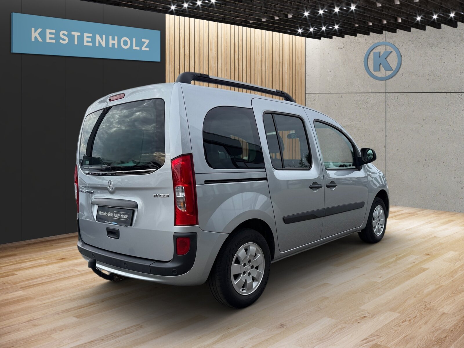Ausstattungslinien und -Pakete:  Chrom Exterieur-Paket,   Chrom Interieur-Paket:  Design-Paket Interieur Chrom,   Lack-Paket,   Sondermodell Tourer EDITION:Exterieur:  Abdeckung Schiebetürschiene in Wagenfarbe,   Außenspiegel elektrisch heranklappbar:  Außenspiegel heizbar und elektrisch verstellbar,   Außenspiegel lackiert in Wagenfarbe,   Bereifung 195/65 R15,   Blende über Schlußleuchte in Wagenfarbe lackiert,   Blinkleuchten seitlich vorn,   Colorverglasung im Fond, stark getönt:  Dachreling mit integriertem Grundträger,   Fenster in Heckklappe mit Wisch- und Waschanlage,   Heckklappe:  Heckscheibe heizbar:  Kombiwagen,   Komplettfahrzeug,   Leichtmetallräder 6,5 J x 15,   Nebelscheinwerfer Halogen,   Reifenfabrikat Michelin (80),   Reserverad,   Schiebetür links:  Schiebetür rechts:  Steuercode Umstellung WLTP,   Verglasung stark getöntInterieur:  6-Gang Schaltgetriebe:  Ablagefach in Verkleidung Schiebetür(en),   Ablage über Frontscheibe,   Armlehne mit Staufach,   Beifahrersitz,   Dachablage Fahrgastraum mit 3 Fächern,   Fahrersitz höhenverstellbar:  Fenster links öffenbar,   Fenster rechts öffenbar,   Fenster vorn in SW/LST mit Fensterheber elektrisch:  Fondsitzbank FOLD &amp; LOAD 1/3 : 2/3 teilbar,   Gepäckraumabdeckung,   Gepäcksicherungsnetz:  Handschuhfach, Beifahrerseite, geschlossen,   Innenverkleidung gehobene Ausführung,   Kopfstützen für Fahrgastraumsitze,   Lederlenkrad:  Linkslenker,   Mit Gurt Mittelsitz Fond,   Motor OM 608 DE 15 LA 85 kW (116 PS) 3750/min,   Ohne Innenraumspiegel,   Ohne Sitze in Reihe 3,   Sitzheizung für Beifahrer:  Sitzheizung für Fahrer:  Steckdose 12 V im Fahrgastraum,   Stoff Lima schwarz:  Tachometer km/h,   Tasche an Fahrer- und Beifahrerrückenlehne,   Teppichboden Fahrgastraum,   Teppichboden Kofferraum,   Ziernähte Paket Interieur rot:Multimedia:  Radio mit CD-Laufwerk:  Reiserechner,   Sprache Kombiinstrument - deutschKomfort und Umwelt:  Aussentemperaturanzeige,   Berganfahrhilfe:  ECO Start-Stop Funktion:  Emissionsklasse Euro 6d-TEMP M/N1 GR. II:  Fenster fest hinten links,   Fenster fest hinten rechts,   Licht- und Regensensor:  Partikelfilter:  Pollenfilter,   Rückfahrhilfe:  Rückfahrkamera:  Tagfahrlicht, automatisch,   Tempomat:  Zuheizer  elektrischSicherheit:  Airbag Fahrer,   Beifahrerairbag,   Bremsanlage mit ABS und ASR,   Bremsassistent:  Elektronisches Stabilitätsprogramm (ESP),   Gurtwarneinrichtung für Fahrersitz,   Reifendrucküberwachung an VA u. HA, drahtlos:  Tankdeckel abschließbar,   Thorax-Sidebag Fahrer u. Beifahrer (in Sitzlehne):  Thoraxsbag(s) vorn:  Windowbags für Fahrer, Beifahrer und im FondZustand/Papiere:  Zulassung als PKW:Weiteres:  BlueEFFICIENCY,   Fensterheber vorn elektr.,Fahrerseite m.Komfortbed,   Gewichtsvariante 2.000 kg,   halbautomatisch geregelt Klimaanlage TEMPMATIC,   Hersteller Mercedes-Benz AG,   Kindersitzbefestigung ISOFIX,   Mit Sitzheizung vorn,   Ohne Paket RAUCHER,   Ohne  Spiegel in Beifahrer-Sonnenblende,   Schilder / Druckschriften deutsch,   Startlaufstrecke Wartungsintervall 30.000 km,   Wartungsintervall 2 Jahre,   Zentralverriegelung mit Funk-Fernbedienung.