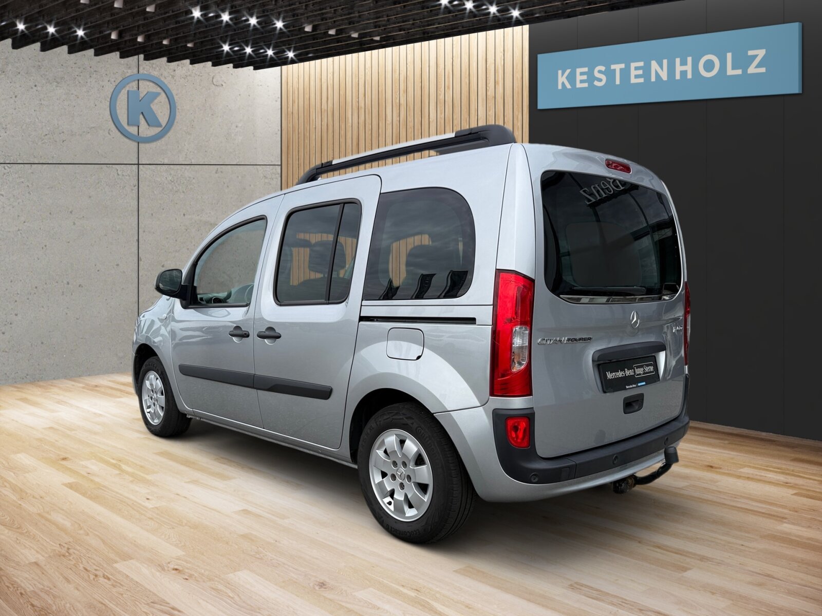 Ausstattungslinien und -Pakete:  Chrom Exterieur-Paket,   Chrom Interieur-Paket:  Design-Paket Interieur Chrom,   Lack-Paket,   Sondermodell Tourer EDITION:Exterieur:  Abdeckung Schiebetürschiene in Wagenfarbe,   Außenspiegel elektrisch heranklappbar:  Außenspiegel heizbar und elektrisch verstellbar,   Außenspiegel lackiert in Wagenfarbe,   Bereifung 195/65 R15,   Blende über Schlußleuchte in Wagenfarbe lackiert,   Blinkleuchten seitlich vorn,   Colorverglasung im Fond, stark getönt:  Dachreling mit integriertem Grundträger,   Fenster in Heckklappe mit Wisch- und Waschanlage,   Heckklappe:  Heckscheibe heizbar:  Kombiwagen,   Komplettfahrzeug,   Leichtmetallräder 6,5 J x 15,   Nebelscheinwerfer Halogen,   Reifenfabrikat Michelin (80),   Reserverad,   Schiebetür links:  Schiebetür rechts:  Steuercode Umstellung WLTP,   Verglasung stark getöntInterieur:  6-Gang Schaltgetriebe:  Ablagefach in Verkleidung Schiebetür(en),   Ablage über Frontscheibe,   Armlehne mit Staufach,   Beifahrersitz,   Dachablage Fahrgastraum mit 3 Fächern,   Fahrersitz höhenverstellbar:  Fenster links öffenbar,   Fenster rechts öffenbar,   Fenster vorn in SW/LST mit Fensterheber elektrisch:  Fondsitzbank FOLD &amp; LOAD 1/3 : 2/3 teilbar,   Gepäckraumabdeckung,   Gepäcksicherungsnetz:  Handschuhfach, Beifahrerseite, geschlossen,   Innenverkleidung gehobene Ausführung,   Kopfstützen für Fahrgastraumsitze,   Lederlenkrad:  Linkslenker,   Mit Gurt Mittelsitz Fond,   Motor OM 608 DE 15 LA 85 kW (116 PS) 3750/min,   Ohne Innenraumspiegel,   Ohne Sitze in Reihe 3,   Sitzheizung für Beifahrer:  Sitzheizung für Fahrer:  Steckdose 12 V im Fahrgastraum,   Stoff Lima schwarz:  Tachometer km/h,   Tasche an Fahrer- und Beifahrerrückenlehne,   Teppichboden Fahrgastraum,   Teppichboden Kofferraum,   Ziernähte Paket Interieur rot:Multimedia:  Radio mit CD-Laufwerk:  Reiserechner,   Sprache Kombiinstrument - deutschKomfort und Umwelt:  Aussentemperaturanzeige,   Berganfahrhilfe:  ECO Start-Stop Funktion:  Emissionsklasse Euro 6d-TEMP M/N1 GR. II:  Fenster fest hinten links,   Fenster fest hinten rechts,   Licht- und Regensensor:  Partikelfilter:  Pollenfilter,   Rückfahrhilfe:  Rückfahrkamera:  Tagfahrlicht, automatisch,   Tempomat:  Zuheizer  elektrischSicherheit:  Airbag Fahrer,   Beifahrerairbag,   Bremsanlage mit ABS und ASR,   Bremsassistent:  Elektronisches Stabilitätsprogramm (ESP),   Gurtwarneinrichtung für Fahrersitz,   Reifendrucküberwachung an VA u. HA, drahtlos:  Tankdeckel abschließbar,   Thorax-Sidebag Fahrer u. Beifahrer (in Sitzlehne):  Thoraxsbag(s) vorn:  Windowbags für Fahrer, Beifahrer und im FondZustand/Papiere:  Zulassung als PKW:Weiteres:  BlueEFFICIENCY,   Fensterheber vorn elektr.,Fahrerseite m.Komfortbed,   Gewichtsvariante 2.000 kg,   halbautomatisch geregelt Klimaanlage TEMPMATIC,   Hersteller Mercedes-Benz AG,   Kindersitzbefestigung ISOFIX,   Mit Sitzheizung vorn,   Ohne Paket RAUCHER,   Ohne  Spiegel in Beifahrer-Sonnenblende,   Schilder / Druckschriften deutsch,   Startlaufstrecke Wartungsintervall 30.000 km,   Wartungsintervall 2 Jahre,   Zentralverriegelung mit Funk-Fernbedienung.