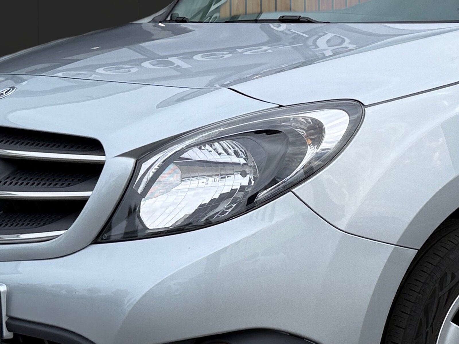 Ausstattungslinien und -Pakete:  Chrom Exterieur-Paket,   Chrom Interieur-Paket:  Design-Paket Interieur Chrom,   Lack-Paket,   Sondermodell Tourer EDITION:Exterieur:  Abdeckung Schiebetürschiene in Wagenfarbe,   Außenspiegel elektrisch heranklappbar:  Außenspiegel heizbar und elektrisch verstellbar,   Außenspiegel lackiert in Wagenfarbe,   Bereifung 195/65 R15,   Blende über Schlußleuchte in Wagenfarbe lackiert,   Blinkleuchten seitlich vorn,   Colorverglasung im Fond, stark getönt:  Dachreling mit integriertem Grundträger,   Fenster in Heckklappe mit Wisch- und Waschanlage,   Heckklappe:  Heckscheibe heizbar:  Kombiwagen,   Komplettfahrzeug,   Leichtmetallräder 6,5 J x 15,   Nebelscheinwerfer Halogen,   Reifenfabrikat Michelin (80),   Reserverad,   Schiebetür links:  Schiebetür rechts:  Steuercode Umstellung WLTP,   Verglasung stark getöntInterieur:  6-Gang Schaltgetriebe:  Ablagefach in Verkleidung Schiebetür(en),   Ablage über Frontscheibe,   Armlehne mit Staufach,   Beifahrersitz,   Dachablage Fahrgastraum mit 3 Fächern,   Fahrersitz höhenverstellbar:  Fenster links öffenbar,   Fenster rechts öffenbar,   Fenster vorn in SW/LST mit Fensterheber elektrisch:  Fondsitzbank FOLD &amp; LOAD 1/3 : 2/3 teilbar,   Gepäckraumabdeckung,   Gepäcksicherungsnetz:  Handschuhfach, Beifahrerseite, geschlossen,   Innenverkleidung gehobene Ausführung,   Kopfstützen für Fahrgastraumsitze,   Lederlenkrad:  Linkslenker,   Mit Gurt Mittelsitz Fond,   Motor OM 608 DE 15 LA 85 kW (116 PS) 3750/min,   Ohne Innenraumspiegel,   Ohne Sitze in Reihe 3,   Sitzheizung für Beifahrer:  Sitzheizung für Fahrer:  Steckdose 12 V im Fahrgastraum,   Stoff Lima schwarz:  Tachometer km/h,   Tasche an Fahrer- und Beifahrerrückenlehne,   Teppichboden Fahrgastraum,   Teppichboden Kofferraum,   Ziernähte Paket Interieur rot:Multimedia:  Radio mit CD-Laufwerk:  Reiserechner,   Sprache Kombiinstrument - deutschKomfort und Umwelt:  Aussentemperaturanzeige,   Berganfahrhilfe:  ECO Start-Stop Funktion:  Emissionsklasse Euro 6d-TEMP M/N1 GR. II:  Fenster fest hinten links,   Fenster fest hinten rechts,   Licht- und Regensensor:  Partikelfilter:  Pollenfilter,   Rückfahrhilfe:  Rückfahrkamera:  Tagfahrlicht, automatisch,   Tempomat:  Zuheizer  elektrischSicherheit:  Airbag Fahrer,   Beifahrerairbag,   Bremsanlage mit ABS und ASR,   Bremsassistent:  Elektronisches Stabilitätsprogramm (ESP),   Gurtwarneinrichtung für Fahrersitz,   Reifendrucküberwachung an VA u. HA, drahtlos:  Tankdeckel abschließbar,   Thorax-Sidebag Fahrer u. Beifahrer (in Sitzlehne):  Thoraxsbag(s) vorn:  Windowbags für Fahrer, Beifahrer und im FondZustand/Papiere:  Zulassung als PKW:Weiteres:  BlueEFFICIENCY,   Fensterheber vorn elektr.,Fahrerseite m.Komfortbed,   Gewichtsvariante 2.000 kg,   halbautomatisch geregelt Klimaanlage TEMPMATIC,   Hersteller Mercedes-Benz AG,   Kindersitzbefestigung ISOFIX,   Mit Sitzheizung vorn,   Ohne Paket RAUCHER,   Ohne  Spiegel in Beifahrer-Sonnenblende,   Schilder / Druckschriften deutsch,   Startlaufstrecke Wartungsintervall 30.000 km,   Wartungsintervall 2 Jahre,   Zentralverriegelung mit Funk-Fernbedienung.