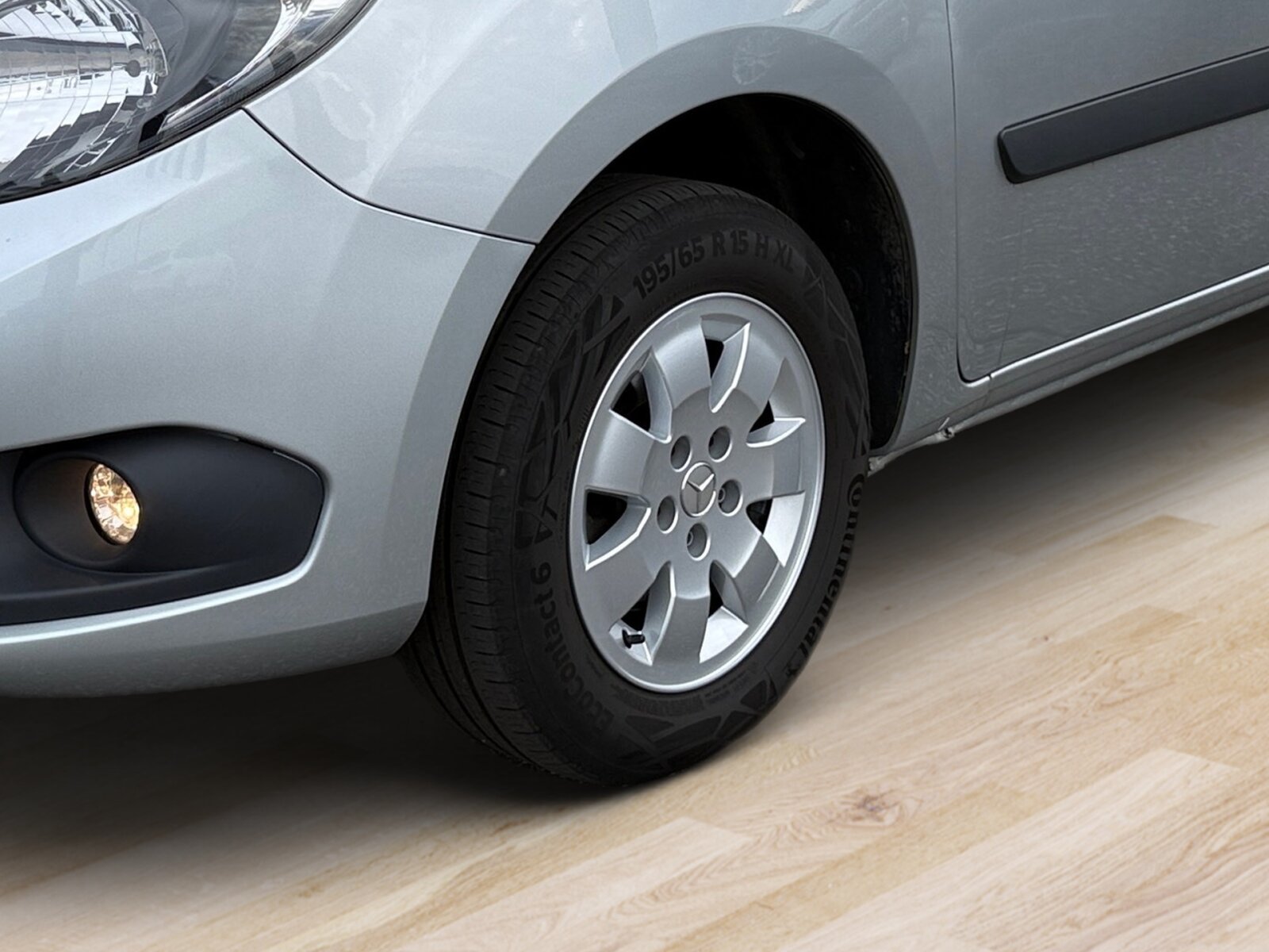 Ausstattungslinien und -Pakete:  Chrom Exterieur-Paket,   Chrom Interieur-Paket:  Design-Paket Interieur Chrom,   Lack-Paket,   Sondermodell Tourer EDITION:Exterieur:  Abdeckung Schiebetürschiene in Wagenfarbe,   Außenspiegel elektrisch heranklappbar:  Außenspiegel heizbar und elektrisch verstellbar,   Außenspiegel lackiert in Wagenfarbe,   Bereifung 195/65 R15,   Blende über Schlußleuchte in Wagenfarbe lackiert,   Blinkleuchten seitlich vorn,   Colorverglasung im Fond, stark getönt:  Dachreling mit integriertem Grundträger,   Fenster in Heckklappe mit Wisch- und Waschanlage,   Heckklappe:  Heckscheibe heizbar:  Kombiwagen,   Komplettfahrzeug,   Leichtmetallräder 6,5 J x 15,   Nebelscheinwerfer Halogen,   Reifenfabrikat Michelin (80),   Reserverad,   Schiebetür links:  Schiebetür rechts:  Steuercode Umstellung WLTP,   Verglasung stark getöntInterieur:  6-Gang Schaltgetriebe:  Ablagefach in Verkleidung Schiebetür(en),   Ablage über Frontscheibe,   Armlehne mit Staufach,   Beifahrersitz,   Dachablage Fahrgastraum mit 3 Fächern,   Fahrersitz höhenverstellbar:  Fenster links öffenbar,   Fenster rechts öffenbar,   Fenster vorn in SW/LST mit Fensterheber elektrisch:  Fondsitzbank FOLD &amp; LOAD 1/3 : 2/3 teilbar,   Gepäckraumabdeckung,   Gepäcksicherungsnetz:  Handschuhfach, Beifahrerseite, geschlossen,   Innenverkleidung gehobene Ausführung,   Kopfstützen für Fahrgastraumsitze,   Lederlenkrad:  Linkslenker,   Mit Gurt Mittelsitz Fond,   Motor OM 608 DE 15 LA 85 kW (116 PS) 3750/min,   Ohne Innenraumspiegel,   Ohne Sitze in Reihe 3,   Sitzheizung für Beifahrer:  Sitzheizung für Fahrer:  Steckdose 12 V im Fahrgastraum,   Stoff Lima schwarz:  Tachometer km/h,   Tasche an Fahrer- und Beifahrerrückenlehne,   Teppichboden Fahrgastraum,   Teppichboden Kofferraum,   Ziernähte Paket Interieur rot:Multimedia:  Radio mit CD-Laufwerk:  Reiserechner,   Sprache Kombiinstrument - deutschKomfort und Umwelt:  Aussentemperaturanzeige,   Berganfahrhilfe:  ECO Start-Stop Funktion:  Emissionsklasse Euro 6d-TEMP M/N1 GR. II:  Fenster fest hinten links,   Fenster fest hinten rechts,   Licht- und Regensensor:  Partikelfilter:  Pollenfilter,   Rückfahrhilfe:  Rückfahrkamera:  Tagfahrlicht, automatisch,   Tempomat:  Zuheizer  elektrischSicherheit:  Airbag Fahrer,   Beifahrerairbag,   Bremsanlage mit ABS und ASR,   Bremsassistent:  Elektronisches Stabilitätsprogramm (ESP),   Gurtwarneinrichtung für Fahrersitz,   Reifendrucküberwachung an VA u. HA, drahtlos:  Tankdeckel abschließbar,   Thorax-Sidebag Fahrer u. Beifahrer (in Sitzlehne):  Thoraxsbag(s) vorn:  Windowbags für Fahrer, Beifahrer und im FondZustand/Papiere:  Zulassung als PKW:Weiteres:  BlueEFFICIENCY,   Fensterheber vorn elektr.,Fahrerseite m.Komfortbed,   Gewichtsvariante 2.000 kg,   halbautomatisch geregelt Klimaanlage TEMPMATIC,   Hersteller Mercedes-Benz AG,   Kindersitzbefestigung ISOFIX,   Mit Sitzheizung vorn,   Ohne Paket RAUCHER,   Ohne  Spiegel in Beifahrer-Sonnenblende,   Schilder / Druckschriften deutsch,   Startlaufstrecke Wartungsintervall 30.000 km,   Wartungsintervall 2 Jahre,   Zentralverriegelung mit Funk-Fernbedienung.