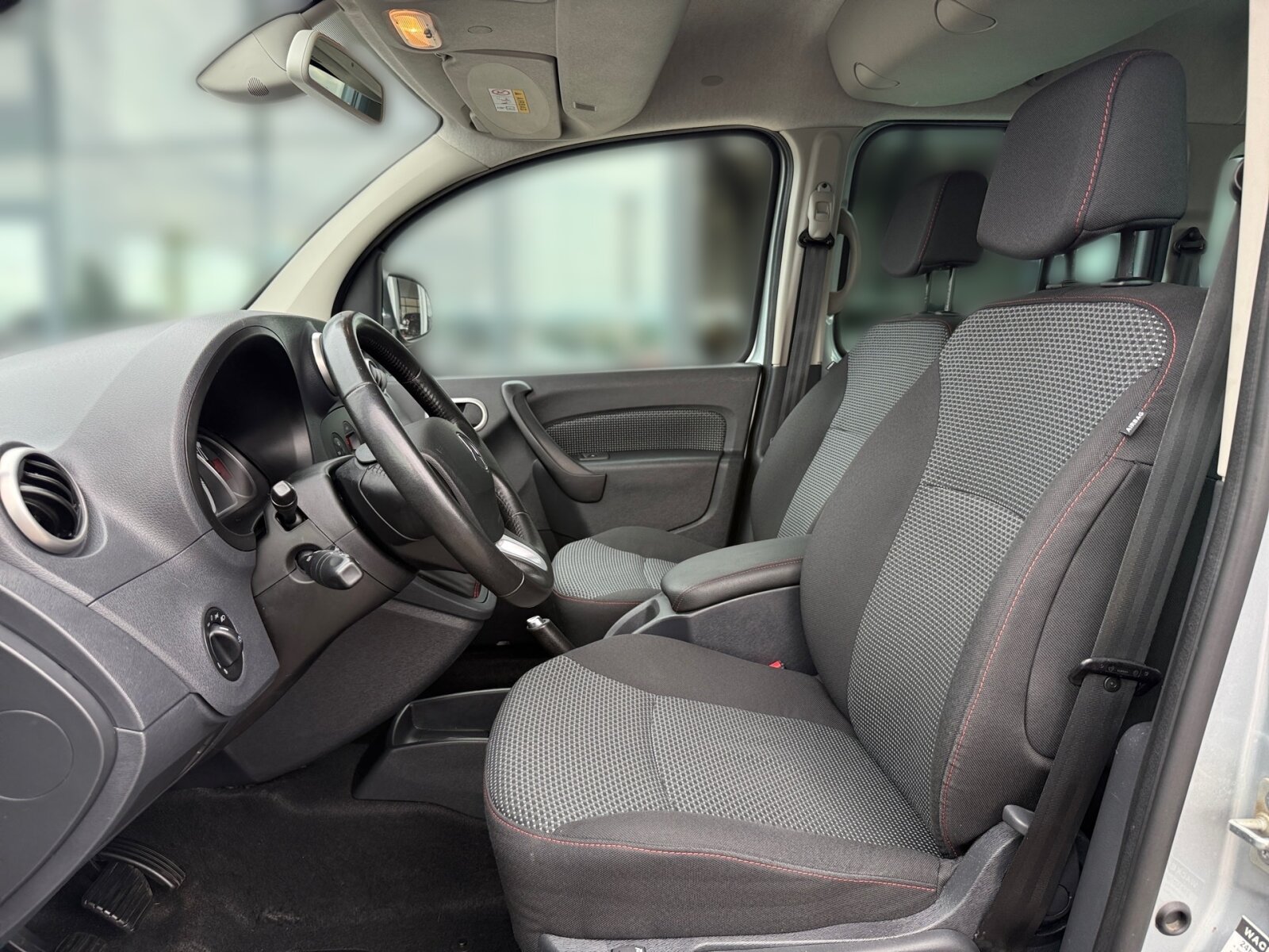 Ausstattungslinien und -Pakete:  Chrom Exterieur-Paket,   Chrom Interieur-Paket:  Design-Paket Interieur Chrom,   Lack-Paket,   Sondermodell Tourer EDITION:Exterieur:  Abdeckung Schiebetürschiene in Wagenfarbe,   Außenspiegel elektrisch heranklappbar:  Außenspiegel heizbar und elektrisch verstellbar,   Außenspiegel lackiert in Wagenfarbe,   Bereifung 195/65 R15,   Blende über Schlußleuchte in Wagenfarbe lackiert,   Blinkleuchten seitlich vorn,   Colorverglasung im Fond, stark getönt:  Dachreling mit integriertem Grundträger,   Fenster in Heckklappe mit Wisch- und Waschanlage,   Heckklappe:  Heckscheibe heizbar:  Kombiwagen,   Komplettfahrzeug,   Leichtmetallräder 6,5 J x 15,   Nebelscheinwerfer Halogen,   Reifenfabrikat Michelin (80),   Reserverad,   Schiebetür links:  Schiebetür rechts:  Steuercode Umstellung WLTP,   Verglasung stark getöntInterieur:  6-Gang Schaltgetriebe:  Ablagefach in Verkleidung Schiebetür(en),   Ablage über Frontscheibe,   Armlehne mit Staufach,   Beifahrersitz,   Dachablage Fahrgastraum mit 3 Fächern,   Fahrersitz höhenverstellbar:  Fenster links öffenbar,   Fenster rechts öffenbar,   Fenster vorn in SW/LST mit Fensterheber elektrisch:  Fondsitzbank FOLD &amp; LOAD 1/3 : 2/3 teilbar,   Gepäckraumabdeckung,   Gepäcksicherungsnetz:  Handschuhfach, Beifahrerseite, geschlossen,   Innenverkleidung gehobene Ausführung,   Kopfstützen für Fahrgastraumsitze,   Lederlenkrad:  Linkslenker,   Mit Gurt Mittelsitz Fond,   Motor OM 608 DE 15 LA 85 kW (116 PS) 3750/min,   Ohne Innenraumspiegel,   Ohne Sitze in Reihe 3,   Sitzheizung für Beifahrer:  Sitzheizung für Fahrer:  Steckdose 12 V im Fahrgastraum,   Stoff Lima schwarz:  Tachometer km/h,   Tasche an Fahrer- und Beifahrerrückenlehne,   Teppichboden Fahrgastraum,   Teppichboden Kofferraum,   Ziernähte Paket Interieur rot:Multimedia:  Radio mit CD-Laufwerk:  Reiserechner,   Sprache Kombiinstrument - deutschKomfort und Umwelt:  Aussentemperaturanzeige,   Berganfahrhilfe:  ECO Start-Stop Funktion:  Emissionsklasse Euro 6d-TEMP M/N1 GR. II:  Fenster fest hinten links,   Fenster fest hinten rechts,   Licht- und Regensensor:  Partikelfilter:  Pollenfilter,   Rückfahrhilfe:  Rückfahrkamera:  Tagfahrlicht, automatisch,   Tempomat:  Zuheizer  elektrischSicherheit:  Airbag Fahrer,   Beifahrerairbag,   Bremsanlage mit ABS und ASR,   Bremsassistent:  Elektronisches Stabilitätsprogramm (ESP),   Gurtwarneinrichtung für Fahrersitz,   Reifendrucküberwachung an VA u. HA, drahtlos:  Tankdeckel abschließbar,   Thorax-Sidebag Fahrer u. Beifahrer (in Sitzlehne):  Thoraxsbag(s) vorn:  Windowbags für Fahrer, Beifahrer und im FondZustand/Papiere:  Zulassung als PKW:Weiteres:  BlueEFFICIENCY,   Fensterheber vorn elektr.,Fahrerseite m.Komfortbed,   Gewichtsvariante 2.000 kg,   halbautomatisch geregelt Klimaanlage TEMPMATIC,   Hersteller Mercedes-Benz AG,   Kindersitzbefestigung ISOFIX,   Mit Sitzheizung vorn,   Ohne Paket RAUCHER,   Ohne  Spiegel in Beifahrer-Sonnenblende,   Schilder / Druckschriften deutsch,   Startlaufstrecke Wartungsintervall 30.000 km,   Wartungsintervall 2 Jahre,   Zentralverriegelung mit Funk-Fernbedienung.