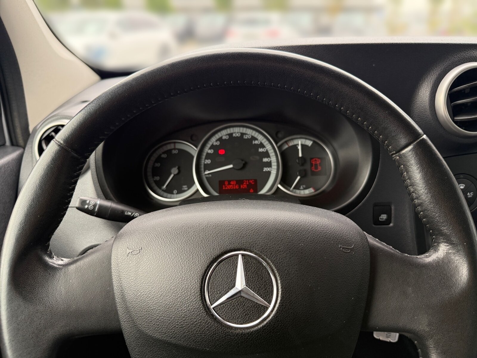 Ausstattungslinien und -Pakete:  Chrom Exterieur-Paket,   Chrom Interieur-Paket:  Design-Paket Interieur Chrom,   Lack-Paket,   Sondermodell Tourer EDITION:Exterieur:  Abdeckung Schiebetürschiene in Wagenfarbe,   Außenspiegel elektrisch heranklappbar:  Außenspiegel heizbar und elektrisch verstellbar,   Außenspiegel lackiert in Wagenfarbe,   Bereifung 195/65 R15,   Blende über Schlußleuchte in Wagenfarbe lackiert,   Blinkleuchten seitlich vorn,   Colorverglasung im Fond, stark getönt:  Dachreling mit integriertem Grundträger,   Fenster in Heckklappe mit Wisch- und Waschanlage,   Heckklappe:  Heckscheibe heizbar:  Kombiwagen,   Komplettfahrzeug,   Leichtmetallräder 6,5 J x 15,   Nebelscheinwerfer Halogen,   Reifenfabrikat Michelin (80),   Reserverad,   Schiebetür links:  Schiebetür rechts:  Steuercode Umstellung WLTP,   Verglasung stark getöntInterieur:  6-Gang Schaltgetriebe:  Ablagefach in Verkleidung Schiebetür(en),   Ablage über Frontscheibe,   Armlehne mit Staufach,   Beifahrersitz,   Dachablage Fahrgastraum mit 3 Fächern,   Fahrersitz höhenverstellbar:  Fenster links öffenbar,   Fenster rechts öffenbar,   Fenster vorn in SW/LST mit Fensterheber elektrisch:  Fondsitzbank FOLD &amp; LOAD 1/3 : 2/3 teilbar,   Gepäckraumabdeckung,   Gepäcksicherungsnetz:  Handschuhfach, Beifahrerseite, geschlossen,   Innenverkleidung gehobene Ausführung,   Kopfstützen für Fahrgastraumsitze,   Lederlenkrad:  Linkslenker,   Mit Gurt Mittelsitz Fond,   Motor OM 608 DE 15 LA 85 kW (116 PS) 3750/min,   Ohne Innenraumspiegel,   Ohne Sitze in Reihe 3,   Sitzheizung für Beifahrer:  Sitzheizung für Fahrer:  Steckdose 12 V im Fahrgastraum,   Stoff Lima schwarz:  Tachometer km/h,   Tasche an Fahrer- und Beifahrerrückenlehne,   Teppichboden Fahrgastraum,   Teppichboden Kofferraum,   Ziernähte Paket Interieur rot:Multimedia:  Radio mit CD-Laufwerk:  Reiserechner,   Sprache Kombiinstrument - deutschKomfort und Umwelt:  Aussentemperaturanzeige,   Berganfahrhilfe:  ECO Start-Stop Funktion:  Emissionsklasse Euro 6d-TEMP M/N1 GR. II:  Fenster fest hinten links,   Fenster fest hinten rechts,   Licht- und Regensensor:  Partikelfilter:  Pollenfilter,   Rückfahrhilfe:  Rückfahrkamera:  Tagfahrlicht, automatisch,   Tempomat:  Zuheizer  elektrischSicherheit:  Airbag Fahrer,   Beifahrerairbag,   Bremsanlage mit ABS und ASR,   Bremsassistent:  Elektronisches Stabilitätsprogramm (ESP),   Gurtwarneinrichtung für Fahrersitz,   Reifendrucküberwachung an VA u. HA, drahtlos:  Tankdeckel abschließbar,   Thorax-Sidebag Fahrer u. Beifahrer (in Sitzlehne):  Thoraxsbag(s) vorn:  Windowbags für Fahrer, Beifahrer und im FondZustand/Papiere:  Zulassung als PKW:Weiteres:  BlueEFFICIENCY,   Fensterheber vorn elektr.,Fahrerseite m.Komfortbed,   Gewichtsvariante 2.000 kg,   halbautomatisch geregelt Klimaanlage TEMPMATIC,   Hersteller Mercedes-Benz AG,   Kindersitzbefestigung ISOFIX,   Mit Sitzheizung vorn,   Ohne Paket RAUCHER,   Ohne  Spiegel in Beifahrer-Sonnenblende,   Schilder / Druckschriften deutsch,   Startlaufstrecke Wartungsintervall 30.000 km,   Wartungsintervall 2 Jahre,   Zentralverriegelung mit Funk-Fernbedienung.