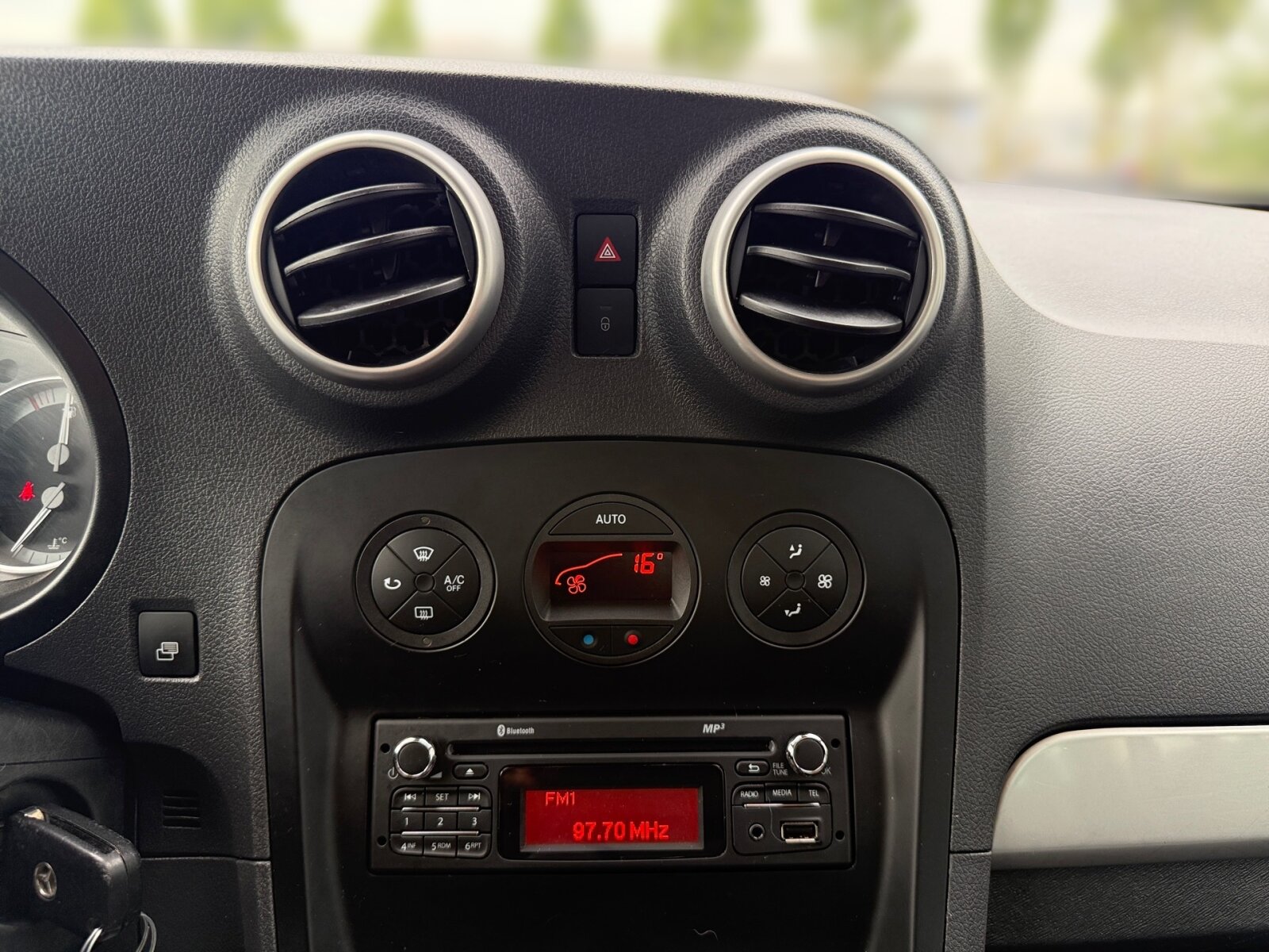 Ausstattungslinien und -Pakete:  Chrom Exterieur-Paket,   Chrom Interieur-Paket:  Design-Paket Interieur Chrom,   Lack-Paket,   Sondermodell Tourer EDITION:Exterieur:  Abdeckung Schiebetürschiene in Wagenfarbe,   Außenspiegel elektrisch heranklappbar:  Außenspiegel heizbar und elektrisch verstellbar,   Außenspiegel lackiert in Wagenfarbe,   Bereifung 195/65 R15,   Blende über Schlußleuchte in Wagenfarbe lackiert,   Blinkleuchten seitlich vorn,   Colorverglasung im Fond, stark getönt:  Dachreling mit integriertem Grundträger,   Fenster in Heckklappe mit Wisch- und Waschanlage,   Heckklappe:  Heckscheibe heizbar:  Kombiwagen,   Komplettfahrzeug,   Leichtmetallräder 6,5 J x 15,   Nebelscheinwerfer Halogen,   Reifenfabrikat Michelin (80),   Reserverad,   Schiebetür links:  Schiebetür rechts:  Steuercode Umstellung WLTP,   Verglasung stark getöntInterieur:  6-Gang Schaltgetriebe:  Ablagefach in Verkleidung Schiebetür(en),   Ablage über Frontscheibe,   Armlehne mit Staufach,   Beifahrersitz,   Dachablage Fahrgastraum mit 3 Fächern,   Fahrersitz höhenverstellbar:  Fenster links öffenbar,   Fenster rechts öffenbar,   Fenster vorn in SW/LST mit Fensterheber elektrisch:  Fondsitzbank FOLD &amp; LOAD 1/3 : 2/3 teilbar,   Gepäckraumabdeckung,   Gepäcksicherungsnetz:  Handschuhfach, Beifahrerseite, geschlossen,   Innenverkleidung gehobene Ausführung,   Kopfstützen für Fahrgastraumsitze,   Lederlenkrad:  Linkslenker,   Mit Gurt Mittelsitz Fond,   Motor OM 608 DE 15 LA 85 kW (116 PS) 3750/min,   Ohne Innenraumspiegel,   Ohne Sitze in Reihe 3,   Sitzheizung für Beifahrer:  Sitzheizung für Fahrer:  Steckdose 12 V im Fahrgastraum,   Stoff Lima schwarz:  Tachometer km/h,   Tasche an Fahrer- und Beifahrerrückenlehne,   Teppichboden Fahrgastraum,   Teppichboden Kofferraum,   Ziernähte Paket Interieur rot:Multimedia:  Radio mit CD-Laufwerk:  Reiserechner,   Sprache Kombiinstrument - deutschKomfort und Umwelt:  Aussentemperaturanzeige,   Berganfahrhilfe:  ECO Start-Stop Funktion:  Emissionsklasse Euro 6d-TEMP M/N1 GR. II:  Fenster fest hinten links,   Fenster fest hinten rechts,   Licht- und Regensensor:  Partikelfilter:  Pollenfilter,   Rückfahrhilfe:  Rückfahrkamera:  Tagfahrlicht, automatisch,   Tempomat:  Zuheizer  elektrischSicherheit:  Airbag Fahrer,   Beifahrerairbag,   Bremsanlage mit ABS und ASR,   Bremsassistent:  Elektronisches Stabilitätsprogramm (ESP),   Gurtwarneinrichtung für Fahrersitz,   Reifendrucküberwachung an VA u. HA, drahtlos:  Tankdeckel abschließbar,   Thorax-Sidebag Fahrer u. Beifahrer (in Sitzlehne):  Thoraxsbag(s) vorn:  Windowbags für Fahrer, Beifahrer und im FondZustand/Papiere:  Zulassung als PKW:Weiteres:  BlueEFFICIENCY,   Fensterheber vorn elektr.,Fahrerseite m.Komfortbed,   Gewichtsvariante 2.000 kg,   halbautomatisch geregelt Klimaanlage TEMPMATIC,   Hersteller Mercedes-Benz AG,   Kindersitzbefestigung ISOFIX,   Mit Sitzheizung vorn,   Ohne Paket RAUCHER,   Ohne  Spiegel in Beifahrer-Sonnenblende,   Schilder / Druckschriften deutsch,   Startlaufstrecke Wartungsintervall 30.000 km,   Wartungsintervall 2 Jahre,   Zentralverriegelung mit Funk-Fernbedienung.