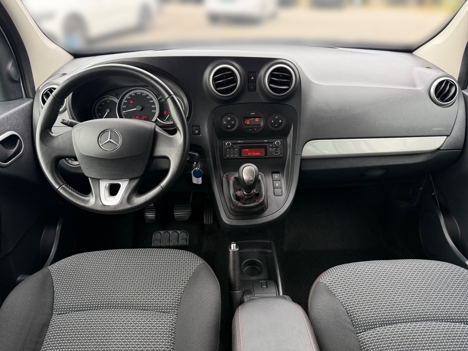 Ausstattungslinien und -Pakete:  Chrom Exterieur-Paket,   Chrom Interieur-Paket:  Design-Paket Interieur Chrom,   Lack-Paket,   Sondermodell Tourer EDITION:Exterieur:  Abdeckung Schiebetürschiene in Wagenfarbe,   Außenspiegel elektrisch heranklappbar:  Außenspiegel heizbar und elektrisch verstellbar,   Außenspiegel lackiert in Wagenfarbe,   Bereifung 195/65 R15,   Blende über Schlußleuchte in Wagenfarbe lackiert,   Blinkleuchten seitlich vorn,   Colorverglasung im Fond, stark getönt:  Dachreling mit integriertem Grundträger,   Fenster in Heckklappe mit Wisch- und Waschanlage,   Heckklappe:  Heckscheibe heizbar:  Kombiwagen,   Komplettfahrzeug,   Leichtmetallräder 6,5 J x 15,   Nebelscheinwerfer Halogen,   Reifenfabrikat Michelin (80),   Reserverad,   Schiebetür links:  Schiebetür rechts:  Steuercode Umstellung WLTP,   Verglasung stark getöntInterieur:  6-Gang Schaltgetriebe:  Ablagefach in Verkleidung Schiebetür(en),   Ablage über Frontscheibe,   Armlehne mit Staufach,   Beifahrersitz,   Dachablage Fahrgastraum mit 3 Fächern,   Fahrersitz höhenverstellbar:  Fenster links öffenbar,   Fenster rechts öffenbar,   Fenster vorn in SW/LST mit Fensterheber elektrisch:  Fondsitzbank FOLD &amp; LOAD 1/3 : 2/3 teilbar,   Gepäckraumabdeckung,   Gepäcksicherungsnetz:  Handschuhfach, Beifahrerseite, geschlossen,   Innenverkleidung gehobene Ausführung,   Kopfstützen für Fahrgastraumsitze,   Lederlenkrad:  Linkslenker,   Mit Gurt Mittelsitz Fond,   Motor OM 608 DE 15 LA 85 kW (116 PS) 3750/min,   Ohne Innenraumspiegel,   Ohne Sitze in Reihe 3,   Sitzheizung für Beifahrer:  Sitzheizung für Fahrer:  Steckdose 12 V im Fahrgastraum,   Stoff Lima schwarz:  Tachometer km/h,   Tasche an Fahrer- und Beifahrerrückenlehne,   Teppichboden Fahrgastraum,   Teppichboden Kofferraum,   Ziernähte Paket Interieur rot:Multimedia:  Radio mit CD-Laufwerk:  Reiserechner,   Sprache Kombiinstrument - deutschKomfort und Umwelt:  Aussentemperaturanzeige,   Berganfahrhilfe:  ECO Start-Stop Funktion:  Emissionsklasse Euro 6d-TEMP M/N1 GR. II:  Fenster fest hinten links,   Fenster fest hinten rechts,   Licht- und Regensensor:  Partikelfilter:  Pollenfilter,   Rückfahrhilfe:  Rückfahrkamera:  Tagfahrlicht, automatisch,   Tempomat:  Zuheizer  elektrischSicherheit:  Airbag Fahrer,   Beifahrerairbag,   Bremsanlage mit ABS und ASR,   Bremsassistent:  Elektronisches Stabilitätsprogramm (ESP),   Gurtwarneinrichtung für Fahrersitz,   Reifendrucküberwachung an VA u. HA, drahtlos:  Tankdeckel abschließbar,   Thorax-Sidebag Fahrer u. Beifahrer (in Sitzlehne):  Thoraxsbag(s) vorn:  Windowbags für Fahrer, Beifahrer und im FondZustand/Papiere:  Zulassung als PKW:Weiteres:  BlueEFFICIENCY,   Fensterheber vorn elektr.,Fahrerseite m.Komfortbed,   Gewichtsvariante 2.000 kg,   halbautomatisch geregelt Klimaanlage TEMPMATIC,   Hersteller Mercedes-Benz AG,   Kindersitzbefestigung ISOFIX,   Mit Sitzheizung vorn,   Ohne Paket RAUCHER,   Ohne  Spiegel in Beifahrer-Sonnenblende,   Schilder / Druckschriften deutsch,   Startlaufstrecke Wartungsintervall 30.000 km,   Wartungsintervall 2 Jahre,   Zentralverriegelung mit Funk-Fernbedienung.