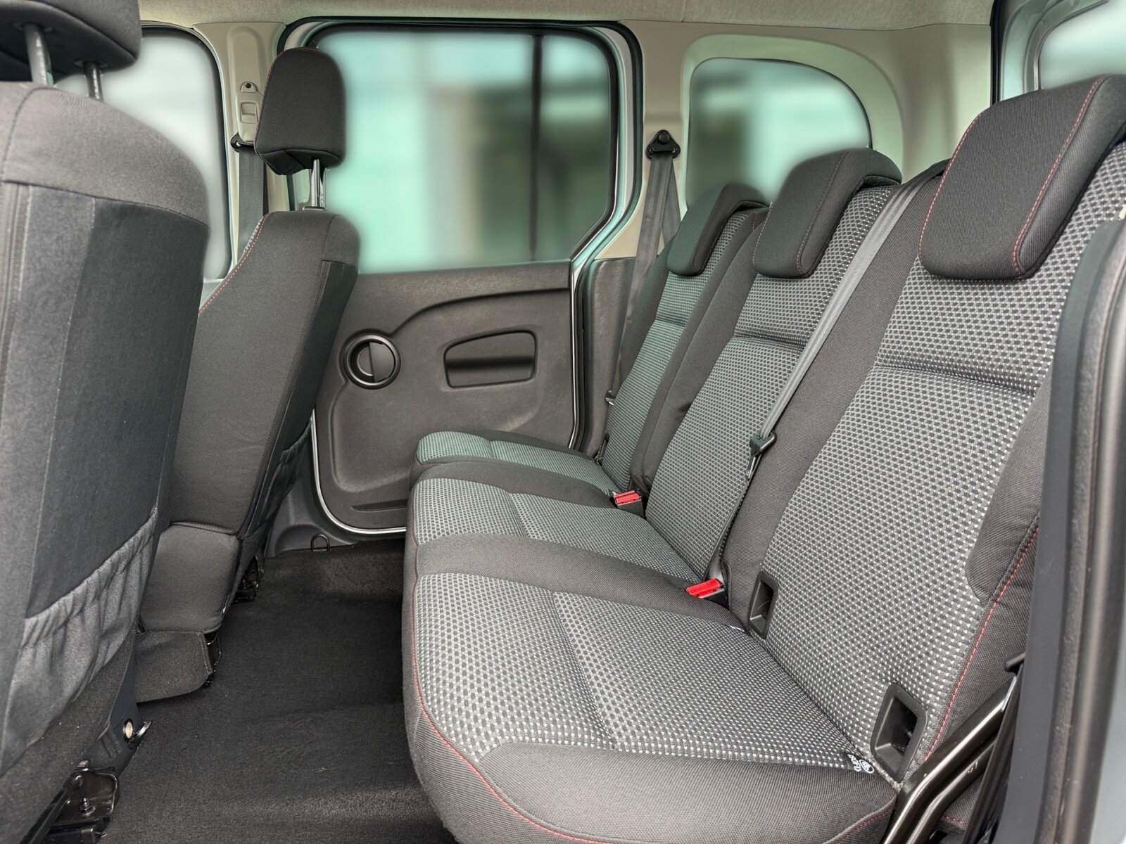Ausstattungslinien und -Pakete:  Chrom Exterieur-Paket,   Chrom Interieur-Paket:  Design-Paket Interieur Chrom,   Lack-Paket,   Sondermodell Tourer EDITION:Exterieur:  Abdeckung Schiebetürschiene in Wagenfarbe,   Außenspiegel elektrisch heranklappbar:  Außenspiegel heizbar und elektrisch verstellbar,   Außenspiegel lackiert in Wagenfarbe,   Bereifung 195/65 R15,   Blende über Schlußleuchte in Wagenfarbe lackiert,   Blinkleuchten seitlich vorn,   Colorverglasung im Fond, stark getönt:  Dachreling mit integriertem Grundträger,   Fenster in Heckklappe mit Wisch- und Waschanlage,   Heckklappe:  Heckscheibe heizbar:  Kombiwagen,   Komplettfahrzeug,   Leichtmetallräder 6,5 J x 15,   Nebelscheinwerfer Halogen,   Reifenfabrikat Michelin (80),   Reserverad,   Schiebetür links:  Schiebetür rechts:  Steuercode Umstellung WLTP,   Verglasung stark getöntInterieur:  6-Gang Schaltgetriebe:  Ablagefach in Verkleidung Schiebetür(en),   Ablage über Frontscheibe,   Armlehne mit Staufach,   Beifahrersitz,   Dachablage Fahrgastraum mit 3 Fächern,   Fahrersitz höhenverstellbar:  Fenster links öffenbar,   Fenster rechts öffenbar,   Fenster vorn in SW/LST mit Fensterheber elektrisch:  Fondsitzbank FOLD &amp; LOAD 1/3 : 2/3 teilbar,   Gepäckraumabdeckung,   Gepäcksicherungsnetz:  Handschuhfach, Beifahrerseite, geschlossen,   Innenverkleidung gehobene Ausführung,   Kopfstützen für Fahrgastraumsitze,   Lederlenkrad:  Linkslenker,   Mit Gurt Mittelsitz Fond,   Motor OM 608 DE 15 LA 85 kW (116 PS) 3750/min,   Ohne Innenraumspiegel,   Ohne Sitze in Reihe 3,   Sitzheizung für Beifahrer:  Sitzheizung für Fahrer:  Steckdose 12 V im Fahrgastraum,   Stoff Lima schwarz:  Tachometer km/h,   Tasche an Fahrer- und Beifahrerrückenlehne,   Teppichboden Fahrgastraum,   Teppichboden Kofferraum,   Ziernähte Paket Interieur rot:Multimedia:  Radio mit CD-Laufwerk:  Reiserechner,   Sprache Kombiinstrument - deutschKomfort und Umwelt:  Aussentemperaturanzeige,   Berganfahrhilfe:  ECO Start-Stop Funktion:  Emissionsklasse Euro 6d-TEMP M/N1 GR. II:  Fenster fest hinten links,   Fenster fest hinten rechts,   Licht- und Regensensor:  Partikelfilter:  Pollenfilter,   Rückfahrhilfe:  Rückfahrkamera:  Tagfahrlicht, automatisch,   Tempomat:  Zuheizer  elektrischSicherheit:  Airbag Fahrer,   Beifahrerairbag,   Bremsanlage mit ABS und ASR,   Bremsassistent:  Elektronisches Stabilitätsprogramm (ESP),   Gurtwarneinrichtung für Fahrersitz,   Reifendrucküberwachung an VA u. HA, drahtlos:  Tankdeckel abschließbar,   Thorax-Sidebag Fahrer u. Beifahrer (in Sitzlehne):  Thoraxsbag(s) vorn:  Windowbags für Fahrer, Beifahrer und im FondZustand/Papiere:  Zulassung als PKW:Weiteres:  BlueEFFICIENCY,   Fensterheber vorn elektr.,Fahrerseite m.Komfortbed,   Gewichtsvariante 2.000 kg,   halbautomatisch geregelt Klimaanlage TEMPMATIC,   Hersteller Mercedes-Benz AG,   Kindersitzbefestigung ISOFIX,   Mit Sitzheizung vorn,   Ohne Paket RAUCHER,   Ohne  Spiegel in Beifahrer-Sonnenblende,   Schilder / Druckschriften deutsch,   Startlaufstrecke Wartungsintervall 30.000 km,   Wartungsintervall 2 Jahre,   Zentralverriegelung mit Funk-Fernbedienung.