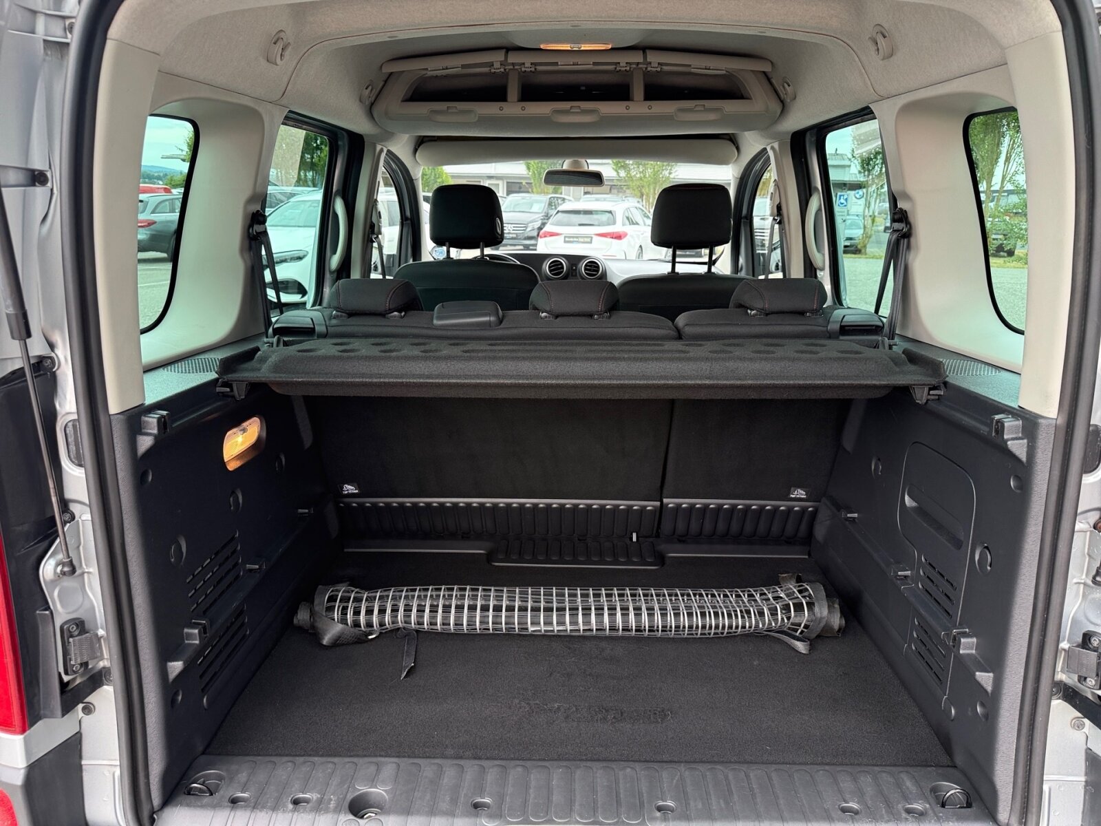 Ausstattungslinien und -Pakete:  Chrom Exterieur-Paket,   Chrom Interieur-Paket:  Design-Paket Interieur Chrom,   Lack-Paket,   Sondermodell Tourer EDITION:Exterieur:  Abdeckung Schiebetürschiene in Wagenfarbe,   Außenspiegel elektrisch heranklappbar:  Außenspiegel heizbar und elektrisch verstellbar,   Außenspiegel lackiert in Wagenfarbe,   Bereifung 195/65 R15,   Blende über Schlußleuchte in Wagenfarbe lackiert,   Blinkleuchten seitlich vorn,   Colorverglasung im Fond, stark getönt:  Dachreling mit integriertem Grundträger,   Fenster in Heckklappe mit Wisch- und Waschanlage,   Heckklappe:  Heckscheibe heizbar:  Kombiwagen,   Komplettfahrzeug,   Leichtmetallräder 6,5 J x 15,   Nebelscheinwerfer Halogen,   Reifenfabrikat Michelin (80),   Reserverad,   Schiebetür links:  Schiebetür rechts:  Steuercode Umstellung WLTP,   Verglasung stark getöntInterieur:  6-Gang Schaltgetriebe:  Ablagefach in Verkleidung Schiebetür(en),   Ablage über Frontscheibe,   Armlehne mit Staufach,   Beifahrersitz,   Dachablage Fahrgastraum mit 3 Fächern,   Fahrersitz höhenverstellbar:  Fenster links öffenbar,   Fenster rechts öffenbar,   Fenster vorn in SW/LST mit Fensterheber elektrisch:  Fondsitzbank FOLD &amp; LOAD 1/3 : 2/3 teilbar,   Gepäckraumabdeckung,   Gepäcksicherungsnetz:  Handschuhfach, Beifahrerseite, geschlossen,   Innenverkleidung gehobene Ausführung,   Kopfstützen für Fahrgastraumsitze,   Lederlenkrad:  Linkslenker,   Mit Gurt Mittelsitz Fond,   Motor OM 608 DE 15 LA 85 kW (116 PS) 3750/min,   Ohne Innenraumspiegel,   Ohne Sitze in Reihe 3,   Sitzheizung für Beifahrer:  Sitzheizung für Fahrer:  Steckdose 12 V im Fahrgastraum,   Stoff Lima schwarz:  Tachometer km/h,   Tasche an Fahrer- und Beifahrerrückenlehne,   Teppichboden Fahrgastraum,   Teppichboden Kofferraum,   Ziernähte Paket Interieur rot:Multimedia:  Radio mit CD-Laufwerk:  Reiserechner,   Sprache Kombiinstrument - deutschKomfort und Umwelt:  Aussentemperaturanzeige,   Berganfahrhilfe:  ECO Start-Stop Funktion:  Emissionsklasse Euro 6d-TEMP M/N1 GR. II:  Fenster fest hinten links,   Fenster fest hinten rechts,   Licht- und Regensensor:  Partikelfilter:  Pollenfilter,   Rückfahrhilfe:  Rückfahrkamera:  Tagfahrlicht, automatisch,   Tempomat:  Zuheizer  elektrischSicherheit:  Airbag Fahrer,   Beifahrerairbag,   Bremsanlage mit ABS und ASR,   Bremsassistent:  Elektronisches Stabilitätsprogramm (ESP),   Gurtwarneinrichtung für Fahrersitz,   Reifendrucküberwachung an VA u. HA, drahtlos:  Tankdeckel abschließbar,   Thorax-Sidebag Fahrer u. Beifahrer (in Sitzlehne):  Thoraxsbag(s) vorn:  Windowbags für Fahrer, Beifahrer und im FondZustand/Papiere:  Zulassung als PKW:Weiteres:  BlueEFFICIENCY,   Fensterheber vorn elektr.,Fahrerseite m.Komfortbed,   Gewichtsvariante 2.000 kg,   halbautomatisch geregelt Klimaanlage TEMPMATIC,   Hersteller Mercedes-Benz AG,   Kindersitzbefestigung ISOFIX,   Mit Sitzheizung vorn,   Ohne Paket RAUCHER,   Ohne  Spiegel in Beifahrer-Sonnenblende,   Schilder / Druckschriften deutsch,   Startlaufstrecke Wartungsintervall 30.000 km,   Wartungsintervall 2 Jahre,   Zentralverriegelung mit Funk-Fernbedienung.