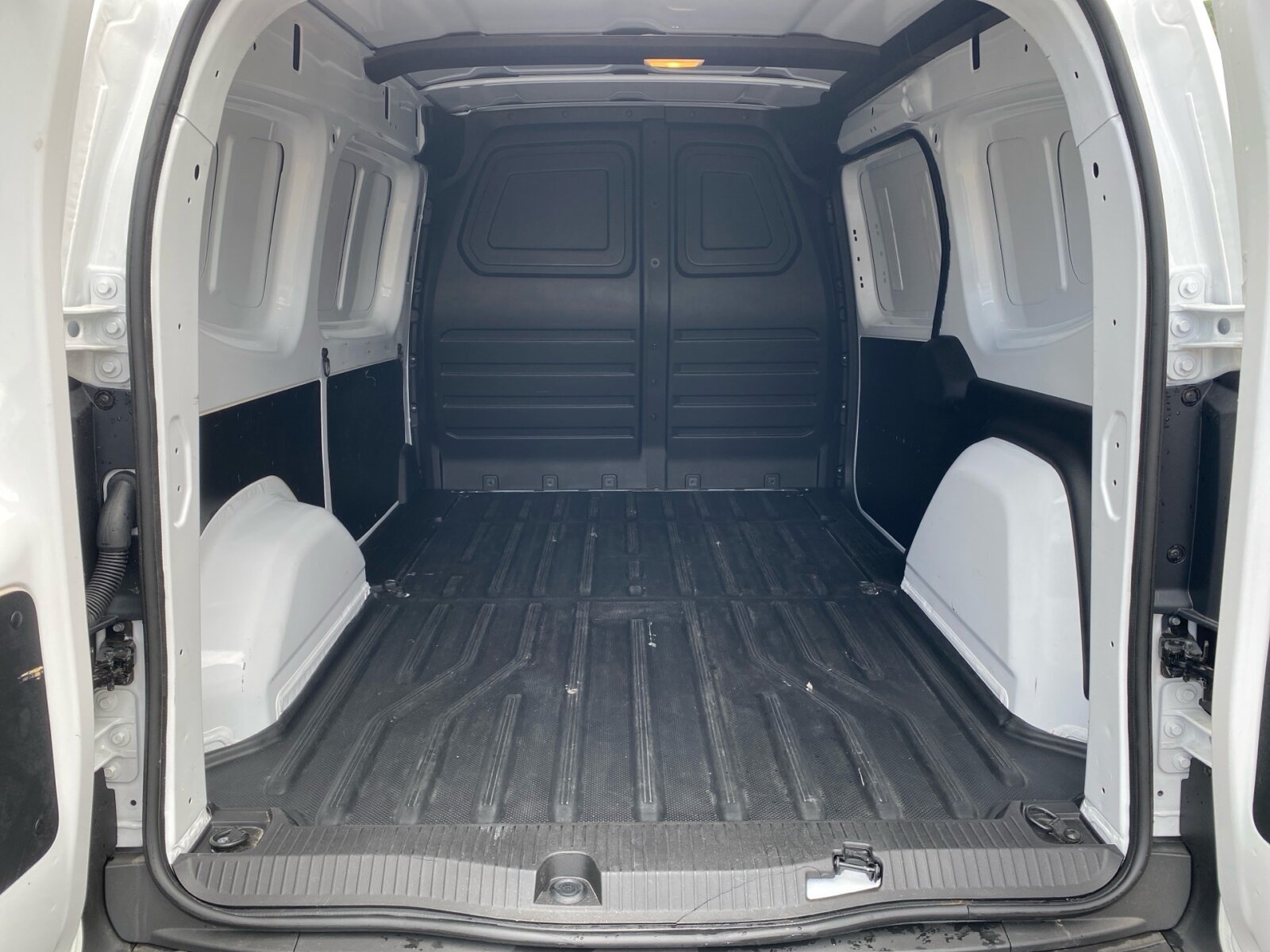 Ausstattungslinien und -Pakete:  Licht-Paket:  Ohne Chrom-Paket,   Park-Paket:  PURE STANDARD,   Sitzkomfort-Paket:Exterieur:  16" Stahlräder,   40,6 cm (16") Stahlräder mit Radnabenabdeckung,   Abdeckung Schiebetürschiene schwarz genarbt,   Ausführung Standard,   Außenspiegel heizbar und elektrisch verstellbar,   Blinker Außenspiegel in Halogen-Technik,   ECO Catalysator 90g,   EMISSIONSKLASSE EURO 6E M/N1 GR. II,   Frontscheibe wärmedämmend,   Gewichtsvariante 2.349 kg,   Hecktür zweiflügelig 180 Grad ohne Fenster:  INTERNER CODE AC1B2,   Kastenwagen:  Komplettfahrzeug,   LED High Performance-Scheinwerfer:  Modellgeneration GSR2B,   Nebelscheinwerfer Halogen,   Ohne Einstiegsleisten,   Ohne Lackierung Anbauteile,   Ohne PTC-Element,   Ohne Zierstab Heckklappe Chrom,   Radstand 3097 mm,   Reserverad,   Schiebetür rechts:  Schriftzug Gewerblich,   Seitenwand links,   Standardwegausführung,   Steuercode Umstellung WLTP,   Stoßfänger schwarz genarbt,   Türgriff schwarz,   Verbrenner,   Vorrüstung für Dachreling,   Wischwasserbehälter mit größerem VolumenInterieur:  Armlehne mit Staufach,   Fahrersitz höhenverstellbar mit Lordosestütze,   Fensterheber vorn elektrisch,   Griffleiste schwarz genarbt,   Handschuhfach, Beifahrerseite, geschlossen,   Innenverkleidung Basis,   Instrumententafel in Kunststoff schwarz genarbt,   Instrumententafel schwarz Kunststoff,   Klimatisierungsautomatik Thermotronic:  Kraftstofffilter mit Wasserabscheider,   Kunststoffboden im Fahrgastraum vorn,   Lenkrad umschäumt,   Linkslenker,   Mittelarmlehne und Türfelder schwarz genarbt,   Ohne Ambientenbeleuchtung,   Ohne beheiztes Lenkrad,   Ohne Belüftungsdüsen im Fond,   Ohne Fenster SW/LST m. Fensterheber elektr.,   Ohne Fussmatten,   Ohne Innenraumspiegel,   Ohne Innenspiegel,   Ohne Lastschutznetz,   Ohne Rücksitzbank,   Ohne Sitze in Reihe 3,   Ohne Sitz in Reihe 2,   Ohne Sitz Mittelgurt Fond,   Ohne Tasche an Fahrer- und Beifahrerrückenlehne,   Ohne Warmluftkanal zum Fahrgastraum,   Ohne Zierelemente,   Schaltknauf Kunststoff,   Sitzbezugsart Stoff,   Sitzheizung für Fahrer und Beifahrer,   Spiegel in Fahrer-Sonnenblende,   Stoff Norwich Schwarz,   Tachometer km/h,   Trennwand durchgehend:Multimedia:  Digitales Extra: Remote Services Plus,   Digitales Extra: Smartphone Integration,   Digitales Radio (DAB):  Kabelloses Ladesystem für mobile Endgeräte,   Kommunikationsmodul (LTE) für digitale Dienste:  Live Traffic Information,   MBUX Multimediasystem:  Mercedes-Benz Notrufsystem:  Sprache Kombiinstrument - deutsch,   Vorrüstung für Digitale ExtrasKomfort und Umwelt:  7-Gang-Automatikgetriebe:  Aktiver Spurhalte-Assistent:  ATTENTION ASSIST B,   Berganfahrhilfe:  ECO Start-Stop Funktion:  Fernlichtassistent,   i-Size Kindersitzbefestigung,   Intelligenter Geschwindigkeitsassistent (ISA),   Keyless Start (schlüsselloses Einsteigen und Starten),   Lenkrad in Neigung und Höhe verstellbar,   Licht- und Regensensor:  Multifunktionslenkrad:  Ohne Totwinkel-Assistent,   Partikelfilter:  Rückfahrkamera:  Tempomat:Sicherheit:  Airbag Fahrer und Beifahrer,   Aktiver Brems-Assistent:  Automatische Beifahrerairbag-Abschaltung,   Bremsanlage mit ABS und ASR,   elek. Feststellbremse,   Elektronisches Stabilitätsprogramm (ESP),   Gurtwarneinrichtung für Fahrer und Beifahrersitz,   Ohne Kopfstützen Fahrgastraum,   Reifendrucküberwachung an VA u. HA, drahtlos:  Thorax-Sidebags und Windowbags vorneWeiteres:  AEJ X3/1,   AEJ X3/2,   Beifahrersitz, höhenverstellbar,   Hersteller Mercedes-Benz AG,   Interner Code SSPREM,   Interner Code SSVOLP,   Kundenauftrag VdZ,   Kunststoffboden Kofferraum / Laderaum,   Markenumfang Mercedes-Benz,   Ohne aktiver Lenkassistent,   Ohne Double Lock,   Ohne Drehzahlanhebung mit Konstanthaltung,   Ohne Fenster hinten,   Ohne Generator verstärkt,   Ohne Heckscheibe heizbar,   Ohne Kindersicherung an Türen im Fahrgastraum,   Ohne Ladekabel für Haushaltssteckdose,   ohne Regen Kit,   ohne Schmutzfänger,   Ohne  Spiegel in Beifahrer-Sonnenblende,   Ohne Wisch- und  Waschanlage,   Pannenmanagement,   Schilder / Druckschriften deutsch,   Standard Reichweite,   Startlaufstrecke Wartungsintervall 30.000km/2Jahre,   Typkennzeichen,   Verkehrszeichen-Assistent B,   VIN codierte Fahrzeugdaten mit Prüfziffer,   VORRUESTUNG ALKOHOL-WEGFAHRSPERRE,   Baureihe 420 VS11,   MOTOR OM 608.9 DE 15 LA 70 KW (95PS).