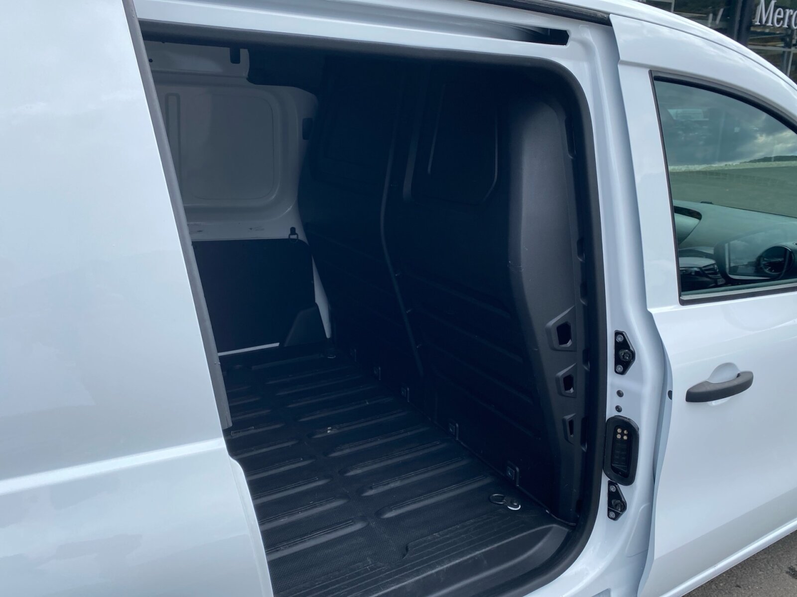 Ausstattungslinien und -Pakete:  Licht-Paket:  Ohne Chrom-Paket,   Park-Paket:  PURE STANDARD,   Sitzkomfort-Paket:Exterieur:  16" Stahlräder,   40,6 cm (16") Stahlräder mit Radnabenabdeckung,   Abdeckung Schiebetürschiene schwarz genarbt,   Ausführung Standard,   Außenspiegel heizbar und elektrisch verstellbar,   Blinker Außenspiegel in Halogen-Technik,   ECO Catalysator 90g,   EMISSIONSKLASSE EURO 6E M/N1 GR. II,   Frontscheibe wärmedämmend,   Gewichtsvariante 2.349 kg,   Hecktür zweiflügelig 180 Grad ohne Fenster:  INTERNER CODE AC1B2,   Kastenwagen:  Komplettfahrzeug,   LED High Performance-Scheinwerfer:  Modellgeneration GSR2B,   Nebelscheinwerfer Halogen,   Ohne Einstiegsleisten,   Ohne Lackierung Anbauteile,   Ohne PTC-Element,   Ohne Zierstab Heckklappe Chrom,   Radstand 3097 mm,   Reserverad,   Schiebetür rechts:  Schriftzug Gewerblich,   Seitenwand links,   Standardwegausführung,   Steuercode Umstellung WLTP,   Stoßfänger schwarz genarbt,   Türgriff schwarz,   Verbrenner,   Vorrüstung für Dachreling,   Wischwasserbehälter mit größerem VolumenInterieur:  Armlehne mit Staufach,   Fahrersitz höhenverstellbar mit Lordosestütze,   Fensterheber vorn elektrisch,   Griffleiste schwarz genarbt,   Handschuhfach, Beifahrerseite, geschlossen,   Innenverkleidung Basis,   Instrumententafel in Kunststoff schwarz genarbt,   Instrumententafel schwarz Kunststoff,   Klimatisierungsautomatik Thermotronic:  Kraftstofffilter mit Wasserabscheider,   Kunststoffboden im Fahrgastraum vorn,   Lenkrad umschäumt,   Linkslenker,   Mittelarmlehne und Türfelder schwarz genarbt,   Ohne Ambientenbeleuchtung,   Ohne beheiztes Lenkrad,   Ohne Belüftungsdüsen im Fond,   Ohne Fenster SW/LST m. Fensterheber elektr.,   Ohne Fussmatten,   Ohne Innenraumspiegel,   Ohne Innenspiegel,   Ohne Lastschutznetz,   Ohne Rücksitzbank,   Ohne Sitze in Reihe 3,   Ohne Sitz in Reihe 2,   Ohne Sitz Mittelgurt Fond,   Ohne Tasche an Fahrer- und Beifahrerrückenlehne,   Ohne Warmluftkanal zum Fahrgastraum,   Ohne Zierelemente,   Schaltknauf Kunststoff,   Sitzbezugsart Stoff,   Sitzheizung für Fahrer und Beifahrer,   Spiegel in Fahrer-Sonnenblende,   Stoff Norwich Schwarz,   Tachometer km/h,   Trennwand durchgehend:Multimedia:  Digitales Extra: Remote Services Plus,   Digitales Extra: Smartphone Integration,   Digitales Radio (DAB):  Kabelloses Ladesystem für mobile Endgeräte,   Kommunikationsmodul (LTE) für digitale Dienste:  Live Traffic Information,   MBUX Multimediasystem:  Mercedes-Benz Notrufsystem:  Sprache Kombiinstrument - deutsch,   Vorrüstung für Digitale ExtrasKomfort und Umwelt:  7-Gang-Automatikgetriebe:  Aktiver Spurhalte-Assistent:  ATTENTION ASSIST B,   Berganfahrhilfe:  ECO Start-Stop Funktion:  Fernlichtassistent,   i-Size Kindersitzbefestigung,   Intelligenter Geschwindigkeitsassistent (ISA),   Keyless Start (schlüsselloses Einsteigen und Starten),   Lenkrad in Neigung und Höhe verstellbar,   Licht- und Regensensor:  Multifunktionslenkrad:  Ohne Totwinkel-Assistent,   Partikelfilter:  Rückfahrkamera:  Tempomat:Sicherheit:  Airbag Fahrer und Beifahrer,   Aktiver Brems-Assistent:  Automatische Beifahrerairbag-Abschaltung,   Bremsanlage mit ABS und ASR,   elek. Feststellbremse,   Elektronisches Stabilitätsprogramm (ESP),   Gurtwarneinrichtung für Fahrer und Beifahrersitz,   Ohne Kopfstützen Fahrgastraum,   Reifendrucküberwachung an VA u. HA, drahtlos:  Thorax-Sidebags und Windowbags vorneWeiteres:  AEJ X3/1,   AEJ X3/2,   Beifahrersitz, höhenverstellbar,   Hersteller Mercedes-Benz AG,   Interner Code SSPREM,   Interner Code SSVOLP,   Kundenauftrag VdZ,   Kunststoffboden Kofferraum / Laderaum,   Markenumfang Mercedes-Benz,   Ohne aktiver Lenkassistent,   Ohne Double Lock,   Ohne Drehzahlanhebung mit Konstanthaltung,   Ohne Fenster hinten,   Ohne Generator verstärkt,   Ohne Heckscheibe heizbar,   Ohne Kindersicherung an Türen im Fahrgastraum,   Ohne Ladekabel für Haushaltssteckdose,   ohne Regen Kit,   ohne Schmutzfänger,   Ohne  Spiegel in Beifahrer-Sonnenblende,   Ohne Wisch- und  Waschanlage,   Pannenmanagement,   Schilder / Druckschriften deutsch,   Standard Reichweite,   Startlaufstrecke Wartungsintervall 30.000km/2Jahre,   Typkennzeichen,   Verkehrszeichen-Assistent B,   VIN codierte Fahrzeugdaten mit Prüfziffer,   VORRUESTUNG ALKOHOL-WEGFAHRSPERRE,   Baureihe 420 VS11,   MOTOR OM 608.9 DE 15 LA 70 KW (95PS).